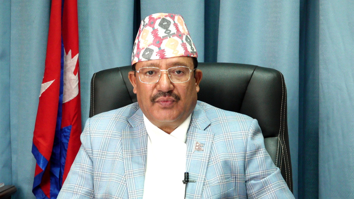 निर्वाचन आयोगका कार्यवाहक प्रमुख निर्वाचन आयुक्त रामप्रसाद भण्डारीले बिहीवार हुने प्रतिनिधि सभा सदस्य निर्वाचनमा निर्धक्क भएर मतदान गर्न सम्पूर्ण मतदातालाई आह्वान गर्नुभएको छ । निर्वाचनको सञ्चालन तथा व्यवस्थापनसम्बन्धी सम्पूर्ण तयारी पूरा भइसकेको जानकारी दिँदै उहाँले आफ्नो मताधिकार प्रयोग गर्न आग्रह गर्नुभएको हो । गत भदौ २३ र २४ गते भएको नवयुवाहरूको विद्रोहपछि विकसित विषम परिस्थितिमा यो आकस्मिक निर्वाचन हुन गइरहेको उहाँले बताउनु भयो । कार्यवाहक प्रमुख आयुक्त भण्डारीले निर्वाचनले नेपालको संविधान र संघीय लोकतान्त्रिक व्यवस्थालाई अझै सुदृढ एवं परिपक्व बनाउने विश्वास व्यक्त गर्नुभयो । निर्वाचनलाई स्वच्छ, स्वतन्त्र, निष्पक्ष र भयमुक्त वातावरणमा सम्पन्न गराउन आयोग पूर्ण रूपमा तयार रहेको उहाँले बताउनु भयो । निर्वाचनलाई कुनैपनि अवाञ्छित गतिविधिबाट प्रभावित हुन नदिई आस्था, विचार, सिद्धान्त र निष्ठाबाट निर्देशित एवं परिचालित हुने वातावरण बनाउन आयोग दृढ संकल्पित रहेको भण्डारीले स्पष्ट पार्नुभयो । मतदानलाई मतदाताको नैसर्गिक अधिकार र कर्तव्य दुवै भएको उल्लेख गर्दै उहाँले लोकतान्त्रिक व्यवस्थामा निर्वाचन सबैभन्दा ठूलो अनुष्ठान भएको बताउनु भयो । उहाँले मतदाताको सहभागितालाई राजनीतिक सचेतना, सामाजिक जिम्मेवारी र नागरिक संलग्नताको उच्चतम अभिव्यक्तिको रूपमा लिइने भन्दै सुसूचित मतदानले शासनप्रतिको नागरिक अपनत्व बढाउने बताउनु भयो । उहाँले भन्नुभयो, ‘गत भदौ २३ र २४ गते भएको नवयुवाहरूको विद्रोहपछि विकसित विषम परिस्थितिमा सम्पन्न हुन गइरहेको यो आकस्मिक प्रतिनिधि सभा सदस्य निर्वाचन, २०८२ ले नेपालको संविधान र संघीय लोकतान्त्रिक व्यवस्थालाई अझै सुदृढ एवं परिपक्व बनाउने विश्वास मैले लिएको छु । प्रतिनिधि सभा सदस्य निर्वाचन, २०८२ लाई स्वच्छ, स्वतन्त्र, निष्पक्ष र भयमुक्त वातावरणमा सम्पन्न गराउन आवश्यक पर्ने निर्वाचन सञ्चालन तथा व्यवस्थापनसम्बन्धी सम्पूर्ण तयारी पूरा भइसकेको जानकारी गराउँदछु । निर्वाचनमा मतदाता र मतदान सर्वाधिक महत्वपूर्ण हुन्छ । निर्वाचनमा कुनै उम्मेदवार, व्यवस्था वा पक्षलाई चुन्न मतदाताले दिने सहमति वा स्वीकृति नै मतदान हो । संविधान र कानूनबमोजिम निश्चित उमेर पूरा भएको नागरिक मतदाता हुन्छन् र सबै मतदाताको मतको मूल्य बराबर हुन्छ । त्यसैले मतदानलाई मतदाताको नैसर्गिक अधिकार मानिन्छ । राजनीतिक व्यवस्थाको स्वरूप निर्धारण, शासन, सरकार, नीति र नेतृत्वको कस्तो हुने भन्ने निर्धारण हरेक मतदाताले निर्वाचनमा खसाल्ने एक एक मतले तय गर्ने भएकाले लोकतान्त्रिक व्यवस्थामा निर्वाचन सबैभन्दा ठूलो अनुष्ठान हो । यो अनुष्ठानमा सहभागी भएर सम्पूर्ण मतदाताले आ–आफ्नो अधिकार सुरक्षित गर्नुहुनेछ भन्ने विश्वास मैले लिएको छु । यो अनुष्ठानमा सहभागी हुनु हरेक सार्वभौम अधिकार सम्पन्न मतदाताको कर्तव्य पनि हो । कुनै पनि निर्वाचनमा मतदाताको सहभागितालाई राजनीतिक सचेतना, सामाजिक जिम्मेवारी र नागरिक संलग्नताको उच्चतम अभिव्यक्तिको रूपमा लिने गरिन्छ । जब नागरिकहरू आफ्ना अधिकारप्रति सचेत र जागरुक भएर मतदाताको रूपमा दर्ता हुनुहुन्छ र निर्वाचनमा सुसूचित मतदाता भएर आफ्नो सहभागिता जनाउनुहुन्छ तब मात्र शासनप्रतिको नागरिक अपनत्व बढ्दै जान्छ । निर्वाचन आयोग निर्वाचनलाई कुनैपनि अवाञ्छित गतिविधिबाट प्रभावित हुन नदिइ आस्था, विचार, सिद्धान्त र निष्ठाबाट निर्देशित एवं परिचालित हुने वातावरण बनाउन दृढ संकल्पित रहेकोले यस कार्यमा सबैको सकारात्मक सहयोग र इमान्दार प्रयत्न हुनेछ भन्ने विश्वास व्यक्त गर्दछु । –निर्वाचन व्यवस्थापनको सन्दर्भमा राजनीतिक दल, उम्मेदवार, मतदाता, नागरिक समाज, सञ्चारकर्मी, आमसञ्चारमाध्यम लगायत सबै सरोकारवालाहरुको सहयोग र सहभागिताले आयोगलाई आफ्नो भूमिका निर्वाह गर्न थप ऊर्जा, हौसला र प्रेरणा प्राप्त भएकोमा धन्यवाद दिँदै आयोग निरन्तर सहयोगको अपेक्षा गर्दछ । निर्वाचन, प्रतिनिधिमूलक शासन व्यवस्थाको आधारशीला भएको र आफूले रोजेको प्रतिनिधिमार्फत शासन सञ्चालन गर्न पाउने जनताको अधिकारलाई निर्वाचनले नै वैधता र सुनिश्चितता प्रदान गर्ने हुँदा भोलि २०८२ फागुन २१ गते बिहीबार आ–आफ्ना मतदान केन्द्रमा उपस्थित भइ निर्धक्क भएर मतदान गर्नुहुन म सम्पूर्ण मतदातालाई हार्दिक अनुरोध गर्दछु ।’ निर्वाचन व्यवस्थापनका सन्दर्भमा राजनीतिक दल, उम्मेदवार, नागरिक समाज, सञ्चारकर्मी र आमसञ्चारमाध्यम लगायत सबै सरोकारवालाबाट प्राप्त सहयोगले आयोगलाई आफ्नो भुमिका निर्वाह गर्न थप ऊर्जा र हौसला मिलेको बताउनु भयो । प्रतिनिधिमूलक शासन व्यवस्थाको आधारशीला नै निर्वाचन भएको र आफूले रोजेको प्रतिनिधिमार्फत शासन सञ्चालन गर्न पाउने जनताको अधिकारलाई निर्वाचनले नै वैधता प्रदान गर्ने हुँदा बिहीवार आ–आफ्नो मतदान केन्द्रमा उपस्थित भई निर्धक्कका साथ मतदान गर्न आग्रह गर्नुभयो ।