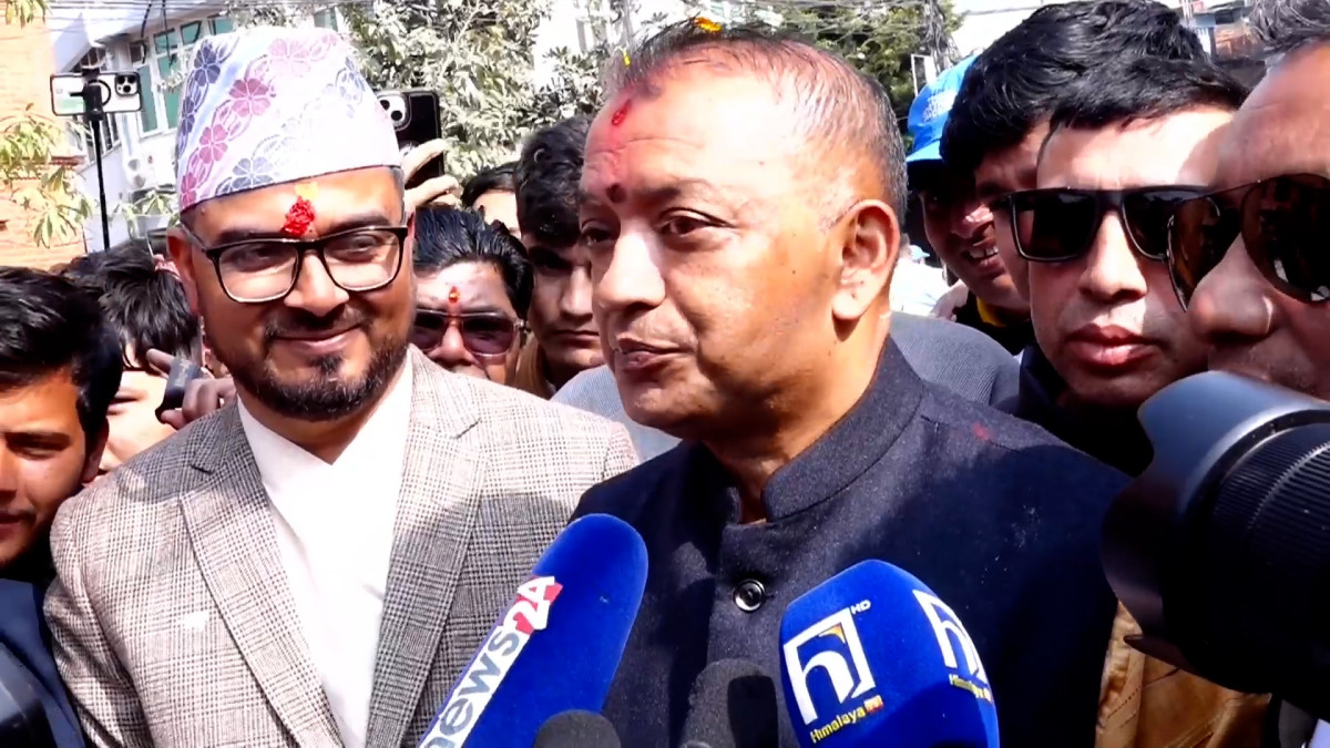 नेपाली काँग्रेसका सभापति गगन थापाले सर्लाही क्षेत्र नम्बर ४ को उम्मेदवारीले आफूलाई राजनीतिक रूपमा पूर्णता दिएको बताउनुभएको छ । काठमाडौंको मैतीदेवीस्थित मतदान केन्द्रमा आफ्नो मताधिकार प्रयोग गरेपछि सञ्चारकर्मीहरूसँग कुरा गर्दै थापाले मधेसको बसाइले आफ्नो दृष्टिकोण र सोच्ने तरिका नै बदलिदिएको बताउनुभएको हो । विगतका निर्वाचनहरूमा आफैँ उम्मेदवार हुँदा आफैँलाई मत हाल्ने गरेको स्मरण गर्दै उहाँले यसपटक भने युवा उम्मेदवार सचिन तिमल्सिनालाई मतदान गर्न पाउँदा निकै खुशी लागेको बताउनु भयो । आफ्नो निर्वाचन क्षेत्र सर्लाही–४ को अवस्थाबारे जानकारी दिँदै थापाले दुईवटा मतदान केन्द्रमा सामान्य तनाव भएर केहीबेर मतदान रोकिए पनि सर्वदलीय छलफलपछि पुनः सुचारु भएको जानकारी दिनुभयो । उहाँले विपक्षीहरूले उक्साउने कोशिस गरे पनि काँग्रेसले संयमता अपनाएको र कुनैपनि अप्रिय घटना हुन नदिने स्पष्ट पार्नुभयो । विगतमा मधेसलाई बाहिरबाट मात्रै हेरेको र त्यहाँको वास्तविक अवस्था थाहा नपाएकोमा एक राजनीतिज्ञको रूपमा आफूलाई लज्जा महशुस भएको उहाँले स्वीकार गर्नुभयो । सर्लाही–४ को अनुभवले आफूलाई देश हेर्ने नयाँ दृष्टिकोण दिएको र राजनीतिक रूपमा पूर्ण बनाएको उहाँको भनाइ छ ।