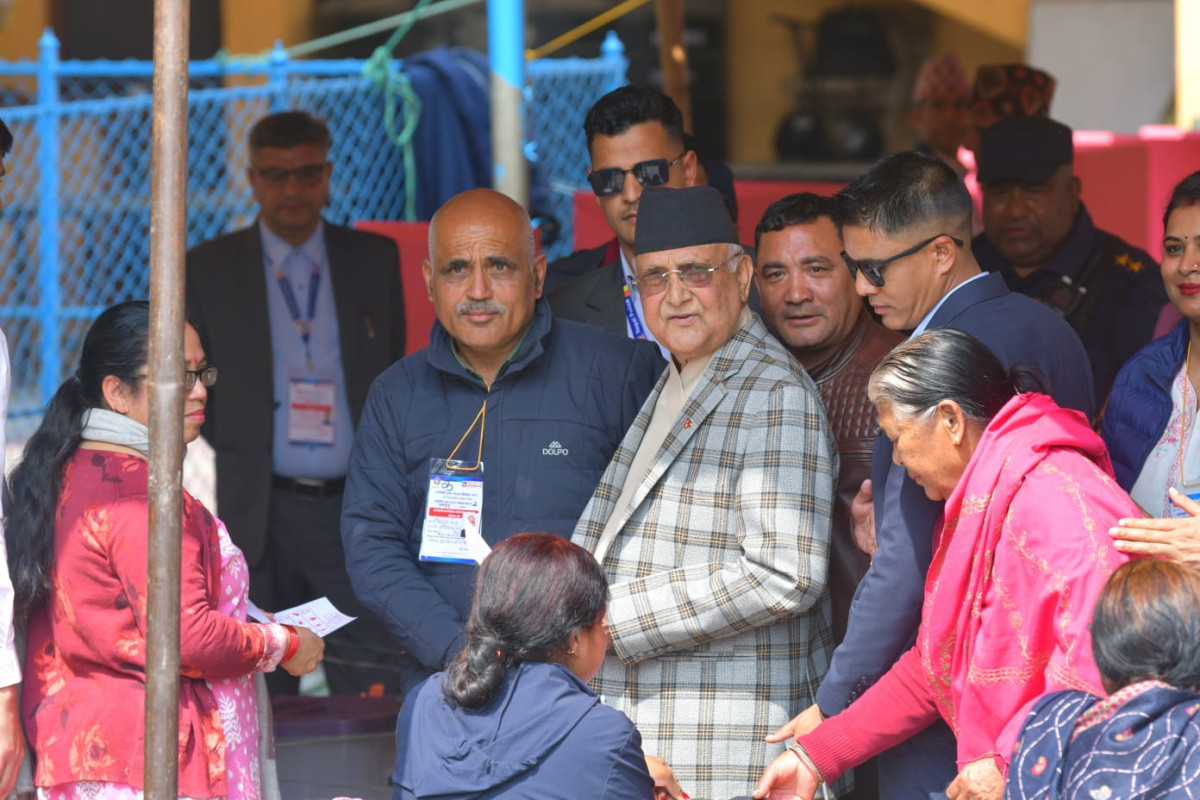 पूर्वप्रधानमन्त्री एवं नेकपा (एमाले)का अध्यक्ष केपी शर्मा ओलीले निर्वाचनले देशमा लोकतन्त्र सुदृढ बनाउँदै राजनीतिक स्थायित्व र सुशासन स्थापना गर्न योगदान गर्नुपर्ने बताउनुभएको छ । बिहीवार भक्तपुरको बालकोटस्थित महेन्द्र शान्ति माध्यमिक विद्यालय मतदान केन्द्रमा मतदान गरेपछि सञ्चारकर्मीसँग कुरा गर्दै अध्यक्ष ओलीले यस्तो बताउनुभएको हो । अराजनीतिक, अराजक तथा हिंसात्मक गतिविधिलाई नियन्त्रण गर्दै लोकतान्त्रिक प्रक्रियालाई सुदृढ बनाउने दिशामा निर्वाचनले महत्वपूर्ण भुमिका खेल्नुपर्ने ओलीको भनाइ छ । उहाँले लोकतान्त्रिक प्रक्रियामार्फत संविधानलाई सही ट्र्याकमा फर्काउँदै देशलाई स्थिरता, स्थायित्व र सुशासनतर्फ अघि बढाउनुपर्ने उल्लेख गर्नुभयो । उहाँले देशको शान्ति, सुव्यवस्था तथा राष्ट्रिय हितको रक्षा गर्नु अहिलेको प्रमुख आवश्यकता भएको बताउँदै देशको अस्तित्व, स्वाधीनता र राष्ट्रिय हितको संरक्षण तथा संवद्र्धनमा निर्वाचनले सकारात्मक भुमिका खेल्नुपर्ने धारणा राख्नुभयो । उहाँले भन्नुभयो, ‘यस निर्वाचनले देशमा लोकतन्त्रको पुनःस्थापना गर्नुपर्दछ । अराजनीतिक र अराजक क्रियाकलाप, हिंसात्मक गितिविधि र हिंसात्मक प्रवृत्तिहरुलाई नियन्त्रण र अन्त्य गर्ने दिशामा महत्वपूर्ण योगदान गर्नुपर्दछ । यसले लोकतान्त्रिक बाटोबाट फेरि संविधानलाई ट्र्याकमा ल्याएर देशलाई स्थिरता र स्थायित्वका साथ देशलाई सुशासनको बाटोमा अगाडि बढाउनुपर्दछ । देशको शान्ती, सुव्यवस्थाका साथै मुख्य कुरा देशलाई बचाउने कुरा छ । देशको अस्तित्व, देशको स्वाधिनता र राष्ट्रिय हितहरुको रक्षा र संवद्र्धन गर्नुपर्नेछ । यस निर्वाचनले शान्तीको पक्षमा भएका, सुशासनको पक्षमा भएका, विकासको पक्षमा भएका अनुभवी, देशभक्तहरुलाई अत्याधिक बहुमतले विजयी गराउनुपर्नेछ ।’ उहाँले शान्ति, सुशासन र विकासका पक्षमा रहेका अनुभवी तथा देशभक्त नेतृत्वलाई अत्यधिक बहुमतले विजयी गराउन मतदातासमक्ष आह्वान समेत गर्नुभयो ।