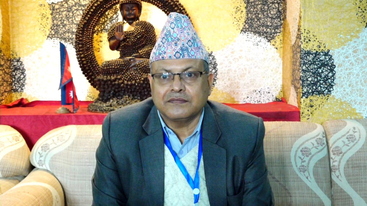 प्रतिनिधि सभा सदस्य निर्वाचनमा देशभरका सबै २३ हजार १ सय १२ मतदान केन्द्रहरूमा शान्तिपूर्ण र उत्साहजनक रूपमा मतदान भइरहेको निर्वाचन आयोगले जनाएको छ । बिहानको समयमा हिमाली भेगका कतिपय मतदान केन्द्रहरूमा मतदाताको उपस्थिति केही न्युन देखिए पनि दिन छिप्पिँदै जाँदा मतदाताको सहभागिता बाक्लो हुँदै गएको हो । निर्वाचन आयोगका प्रवक्ता नारायणप्रसाद भट्टराईकाअनुसार बिहान १० बजेपछि देशभरका मतदान केन्द्रहरूमा मतदाताको उपस्थिति उत्साहजनक रूपमा बढेको छ । आयोगले सङ्कलन गरेको प्रारम्भिक तथ्याङ्कअनुसार मध्याह्न १२ बजेसम्म देशभर करिव १८ प्रतिशत मतदान सम्पन्न भएको थियो । यद्यपि, यो तथ्याङ्क प्रत्येक मिनेटमा बढिरहेको र जिल्लाहरूबाट विवरण आउने क्रम जारी रहेको आयोगले जनाएको छ । साढे १२ बजेसम्मको रिपोर्टिङअनुसार हिमाली जिल्ला मुस्ताङमा सबैभन्दा बढी अर्थात् ४० प्रतिशतभन्दा बढी मत खसिसकेको छ । अन्य जिल्लाहरूमा पनि मतदाताको सहभागिता निकै उत्साहजनक रहेको र समग्र तथ्याङ्क सङ्कलनको काम भइरहेको आयोगले जनाएको छ । अहिले नै कुल कति प्रतिशत मत खस्छ भनेर अनुमान गर्नु हतारो हुने प्रवक्ता भट्टराईले बताउनु भयो । उहाँले भन्नुभयो, ‘पछिल्लो समयमा १० बजेपछि उत्साहजनक रूपमा बढेपछि देशैभरि प्रत्येक घण्टा ८ देखि १० प्रतिशतले मतदानको प्रतिशत बढ्दै गएको छ ।’ आयोगले साँझ मतदानको निर्धारित समय सकिएपछि मात्रै कति मतदान भयो भन्ने आधिकारिक र अन्तिम तथ्याङ्क सार्वजनिक गर्ने जनाएको छ । अहिलेसम्मको अवस्था हेर्दा सबै जिल्ला र मतदान केन्द्रहरूमा सहज रूपमा मतदान भइरहेको आयोगको निष्कर्ष छ ।