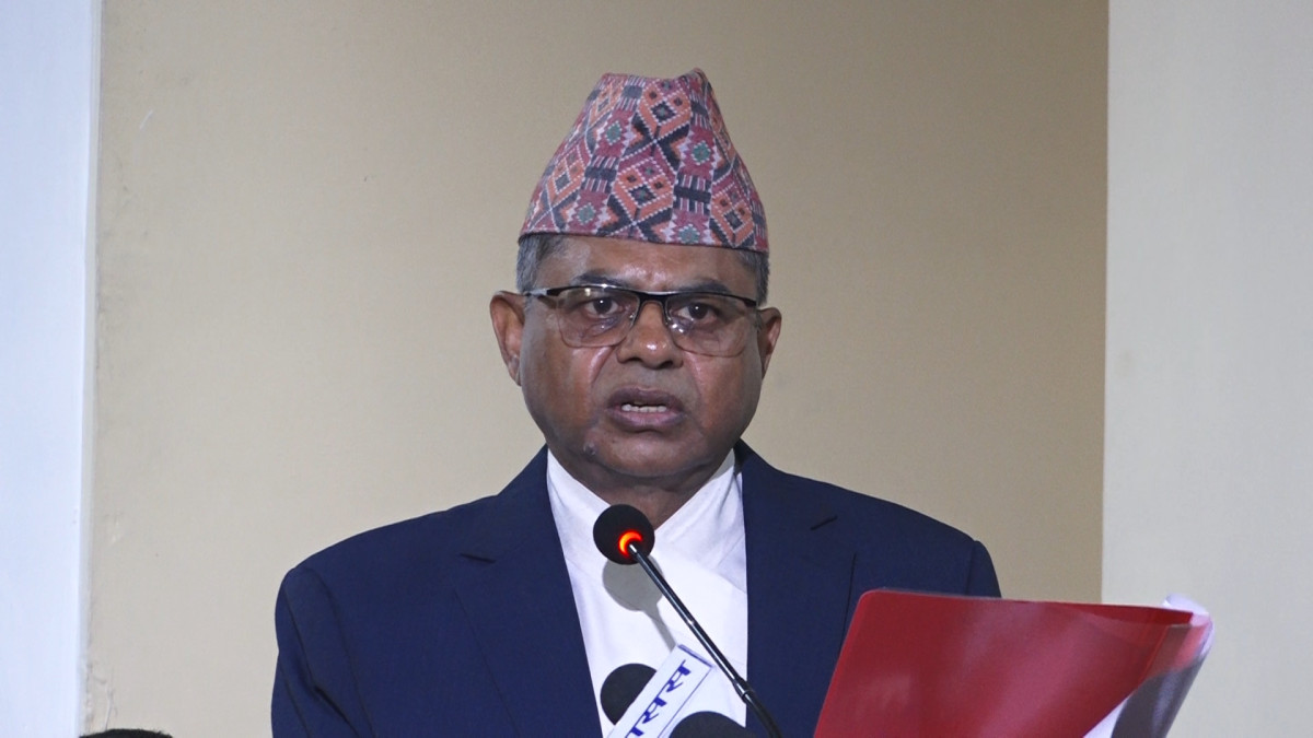 कानून, न्याय तथा संसदीय मामिलामन्त्री अनिलकुमार सिन्हाले कुष्ठरोग स्वास्थ्यसम्बन्धी समस्या भएपनि समाजमा यसलाई हेर्न दृष्टिकोण अझै नकरात्मक रहेको बताउनुभएको छ । २८ औँ अन्तर्राष्ट्रिय आत्मसम्मान तथा आदर दिवसको अवसरमा बुधवार आयोजित कार्यक्रममा उहाँले कुष्ठरोग निवारणयोग्य स्वास्थ्य समस्या भएपनि समाजमा अझै उपेक्षा र नकारात्मक धारणा कायम रहेको बताउनुभएको हो । कुष्ठरोगबाट प्रभावित व्यक्तिहरु सामाजिक, मनोवैज्ञानिक र आर्थिक रुपमा समेत जटिल समस्यामा परेको उहाँले बताउनु भयो । उहाँले सामाजिक व्यवहार सुधार गर्न प्रारम्भिक चरणदेखि नै सकारात्मक शिक्षा आवश्यक रहेको बताउनु भयो । समाजमा फैलिएको गलत धारणा र भेदभावपूर्ण व्यवहार अन्त्य गर्न सामाजिक चेतना अभिवृद्धि अपरिहार्य रहेको उहाँको भनाई छ । प्रभावित व्यक्तिहरूले भोग्ने पीडालाई शब्दमा व्यक्त गर्न नसकिने उल्लेख गर्दै उहाँले कुष्ठरोग निवारणका लागि सरकारले आवश्यक पहलहरू पर्याप्त रूपमा गर्न नसकेको स्वीकार गर्नुभयो । नेपालको संविधानले प्रत्येक नागरिकलाई सम्मानपूर्वक बाँच्न पाउने अधिकार सुनिश्चित गरेको स्मरण गराउँदै उहाँले शारीरिक अवस्थाका आधारमा भेदभाव गर्न नहुने व्यवस्था पनि स्पष्ट पार्नुभयो । कुष्ठरोगलाई स्वास्थ्यसम्बन्धी रोगका रूपमा उपचार गर्दै प्रभावित व्यक्तिहरूको मनोवैज्ञानिक अवस्था र सामाजिक प्रतिष्ठालाई जोगाउन विशेष ध्यान दिनुपर्ने उहाँको भनाई छ । मन्त्री सिन्हाले प्रभावित व्यक्तिहरूलाई समाजमा पुनः स्थापित गर्न ज्ञान, सीप, कला र शिक्षामा आधारित प्रभावकारी कार्यक्रमहरू सञ्चालन गर्नुपर्ने आवश्यकता पनि औंल्याउनु भयो । उहाँले भन्नुभयो, ‘कुष्ठरोग स्वास्थ्यसँग सम्बन्धित रोग भएपनि यसको् प्रभाव यो भन्दा बढी रहेको अनुभव हामीसँग छ । प्रभावित व्यक्तिलाई समाजिक, मनोवैज्ञानिक र आर्थिक रुपमा असर पर्ने जटिल प्रक्रिया र अवस्थाहरु हामीले शब्दमा व्यक्त गर्न सक्दैनौँ । हामीले बुझेका छौँ, गर्दैछौँ भनेर भनेपनि अहिलेसम्म जे जति गर्नुपर्ने हो त्यति गर्न नसकेकोमा सरकारको तर्फबाट यहाँहरुसँग क्षमा याचना गर्न चाहन्छु । यो निवारणयोग्य स्वास्थ समस्या भएपनि यो रोगप्रतिको समाजिक उपेक्षा छ । हामीले एकआपसमा गर्ने सामाजिक व्यवहार सुधार गर्न आवश्यक छ । यसको लागि शुरुवाती शिक्षा आवश्यक छ । यस रोगप्रतिको नकरात्मक शिक्षा प्रदान गर्ने हाम्रो सामाजिक विकृतिबाट हामी बाहिर निस्किन अत्यत्तै आवश्यक रहेको छ । नेपालको संविधानले सम्मानपूर्वक बाँच्न पाउने हक प्रत्याभुत गरेको छ । शारीरिक अवस्थाको आधारमा भेदभाव गर्न नहुने भनि समानताको हक पनि सुनिश्चित गरेको छ । त्यसैले यस रोगलाई हामीले स्वास्थ्यसम्बन्धी रोग हो भनी उपचारत्मक उपायबाट निवारण गर्दैगर्दा यसबाट प्रभावित व्यक्तिको मनोविज्ञानमा नकरात्मक असर हुन नदिनको लागि तथा आर्थिक क्षेत्रमा समेत योगदान दिन सक्नेगरी ज्ञान सीप, कला, शिक्षामा राम्रो कार्यक्रम बनाउनुपर्ने आवश्यकता छ ।’ उहाँले कानून मन्त्रालयलाई कुष्ठरोग सम्बन्धी गुनासोहरुलाई महत्व दिएर सम्बोधन गर्न पनि निर्देशन दिनुभयो । उहाँले आवश्यक कानून निर्माण गर्दा सरोकारवालाहरुसँग बसेर छलफल गर्न पनि आग्रह गर्नुभयो । सरोकारवाहरुसँग छलफल नगरिक बनाएको कानून अपूर्ण भएर जाने उहाँको भनाई छ ।