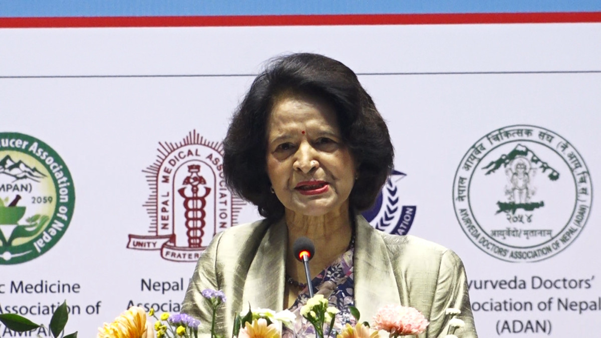 स्वास्थ्य बीमा कार्यक्रममा देखिएका समस्या समाधान गर्न र नागरिकलाई सस्तो मूल्यमा औषधि उपलब्ध गराउन सरकारले स्वदेशी उत्पादकहरूबाट एकमुष्ट (बल्कमा) औषधि खरिद गर्ने नीति ल्याउने भएको छ । स्वास्थ्य तथा जनसंख्यामन्त्री डा. सुधा गौतमले औषधिको मूल्य र खरिद प्रक्रियामा रहेको विरोधाभासपूर्ण अवस्थालाई अन्त्य गर्न सरकारले उत्पादकहरूसँग सिधै खरिद गर्ने अवधारणा अघि सारेको बताउनुभएको हो । बिहीवार काठमाडौंमा आयोजित एक कार्यक्रमलाई सम्बोधन गर्दै उहाँले हाल नेपालमा एकातिर सर्वसाधारणलाई औषधि अत्यन्तै महँगो परिरहेको र अर्कोतिर कच्चा पदार्थको मूल्य बढे पनि उत्पादकहरूले पुरानै मूल्यमा औषधि बेच्नुपर्दा मर्कामा परेको गुनासो आइरहेको बताउनु भयो । मन्त्री गौतमले ‘विन–विन’ (दुवै पक्षलाई फाइदा हुने) समाधान खोजिएको बताउनु भयो । भारतमा सञ्चालित ‘प्रधानमन्त्री जनऔषधि कार्यक्रम’मा ८० प्रतिशतसम्म छुटमा औषधि विक्री भइरहेको उदाहरण दिँदै उहाँले नेपालमा पनि त्यस्तै मोडल लागू गर्न सकिने बताउनु भयो । यस विषयमा आफूले निजी क्षेत्रका औषधि उत्पादकहरूसँग छलफल गरिसकेको र उहाँहरू सकारात्मक रहेको मन्त्री गौतमले जानकारी दिनुभयो । उहाँले भन्नुभयो, ‘हाम्रो मन्त्रालयका धेरै साथीहरू खरिद प्रक्रियाकै कारण निलम्वित हुनुपरेको दुःखद् अवस्था छ । मेडिकल उपकरण र औषधि खरिदमा ठूलो समस्या छ । यसलाई सुधार्न मैले बीमा, औषधि व्यवस्थापन र खरिद प्रक्रियालाई मुख्य प्राथमिकतामा राखेको छु । मैले उत्पादक साथीहरूलाई सोधेँ– सरकारले एकमुष्ट रूपमा बल्कमा औषधि किनिदिने हो भने तपाईंहरूको मार्केटिङ (बजारीकरण) खर्च त लाग्दैन, के तपाईंहरू सस्तोमा दिन सक्नुहुन्छ ? उहाँहरूले निश्चित परिमाण र समय पहिल्यै थाहा भएमा गुणस्तरीय औषधि सस्तोमै दिन सकिने प्रतिबद्धता जनाउनुभएको छ ।’ सरकारले सिधै उद्योगबाट ठूलो मात्रामा औषधि खरिद गर्दा उद्योगीहरूको मार्केटिङ र कमिसन खर्च जोगिने र सोही कारण सरकारले सस्तोमा औषधि प्राप्त गर्ने उहाँको भनाइ छ । यसरी खरिद गरिएको औषधिको गुणस्तर सरकारी प्रयोगशालाले प्रमाणित गरेपछि बीमा कार्यक्रममार्फत जनतालाई सस्तो र सुलभ रूपमा वितरण गरिने मन्त्री गौतमले स्पष्ट पार्नुभयो ।