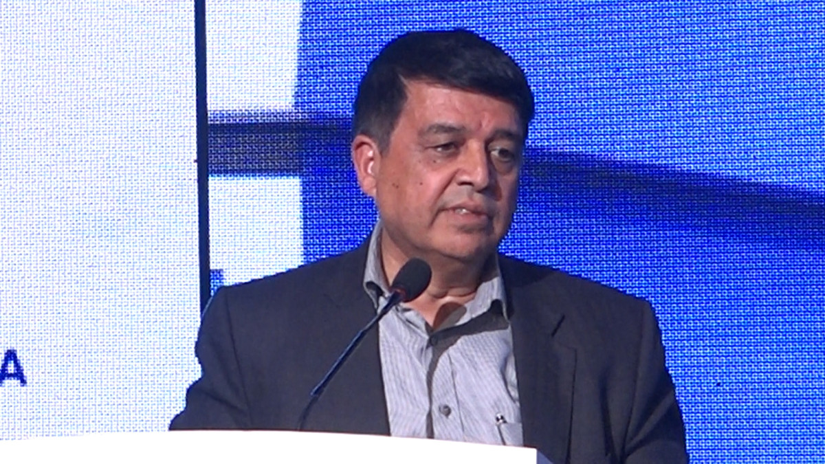 नेपाल उद्योग वाणिज्य महासंघका अध्यक्ष चन्द्रप्रसाद ढकालले गैरआवासीय नेपाली (एनआरएन) हरूलाई ढुक्क भएर नेपालमा लगानी गर्न आग्रह गर्नुभएको छ । गैरआवासीय नेपाली संघ (एनआरएनए) को १२ औँ वार्षिक साधारण सभा (एजीएम) लाई सम्बोधन गर्दै अध्यक्ष ढकालले नेपालमा अहिले राजनीतिक स्थिरता कायम भएको र लगानीको अनुकूल वातावरण बनेको भन्दै जलविद्युत, पर्यटन, सूचना प्रविधि लगायतका क्षेत्रमा लगानी गर्न आह्वान गर्नुभएको हो । विश्वभर भइरहेका द्वन्द्व र कोभिड–१९ जस्ता महामारीको उदाहरण दिँदै उहाँले जस्तोसुकै परिस्थितिमा पनि मातृभूमि नै अन्तिम गन्तव्य र प्राथमिकता हुने बताउनु भयो । विगतमा केही एनआरएनहरूले व्यक्तिगत रूपमा गरेका लगानीमा सही साझेदार नपाउँदा वा सही ठाउँमा लगानी नहुँदा समस्या आएको गुनासो सुनिए पनि ती केवल ‘अपवाद’ मात्र भएको उहाँले स्पष्ट पार्नुभयो । नेपालमा पहिलो पटक दर्ता भएको ‘एनआरएन इन्भेस्टमेन्ट कम्पनी’ सँग महासंघले सहकार्य गरेर एउटा प्रोजेक्ट अगाडि बढाइसकेको जानकारी दिँदै उहाँले संस्थागत लगानीमा जोड दिनुभयो । मुलुकमा अहिले स्थायी सरकार बनेको र यसले निजी क्षेत्र तथा एनआरएनले खोजेको राजनीतिक स्थिरता दिएको ढकालको भनाइ छ । महासंघकै पहलमा सरकारले ‘उच्चस्तरीय आर्थिक सुधार आयोग’ गठन गरेको र स्वदेशी तथा विदेशी लगानी (एफडीआई) भित्र्याउन थुप्रै कानूनहरू परिमार्जन भइरहेको उहाँले जानकारी दिनुभयो । बाँकी रहेका नीतिगत झन्झटहरू हटाउन निजी क्षेत्र एनआरएनएसँग मिलेर सरकारसँग लबिङ गर्न तयार रहेको पनि उहाँले प्रतिवद्धता जनाउनु भयो । उहाँले भन्नुभयो, ‘अहिलेको विश्व परिवेश हेर्दा, चाहे मध्यपूर्वको द्वन्द्व होस् या कोभिडको समय, अन्तिममा फर्किने ठाउँ भनेको आफ्नै जन्मभूमि हो । म आफैँ एक उद्यमी र निजी क्षेत्रको छाता संगठनको अध्यक्षको हैसियतले भन्छु– नेपालमा जुनसुकै व्यावसायिक क्षेत्रमा लगानी गरे पनि जति सम्भावना र अवसर यहाँ छ, सायदै अन्यत्र कतै होला ।’ नेपालमा पुँजी छैन र सम्भावना छैन भन्ने नकारात्मक भाष्यलाई चिर्न महासंघ, सीएनआई, चेम्बर र एनआरएन लगायतको सहभागितामा १० अर्ब रुपैयाँको ‘नेपाल डेभलपमेन्ट पब्लिक लिमिटेड (एनडीपी)’ कम्पनी स्थापना गरी काम शुरु भइसकेको बताउनु भयो । विदेशमा रहेका नेपालीहरूलाई आफ्नो कमाइको केही अंश नेपालको जलविद्युत, पर्यटन, आइटी, खानी तथा खनिज र उत्पादनमूलक क्षेत्रमा लगानी गर्न उनले आग्रह गर्नुभयो । साथै, एनआरएनहरूसँग कुनै नयाँ ‘इनोभेसन’ वा प्रोजेक्ट भएमा त्यसमा एनडीपी कम्पनीले ‘इक्विटी’को रूपमा लगानी गरिदिने घोषणासमेत गर्नुभयो ।