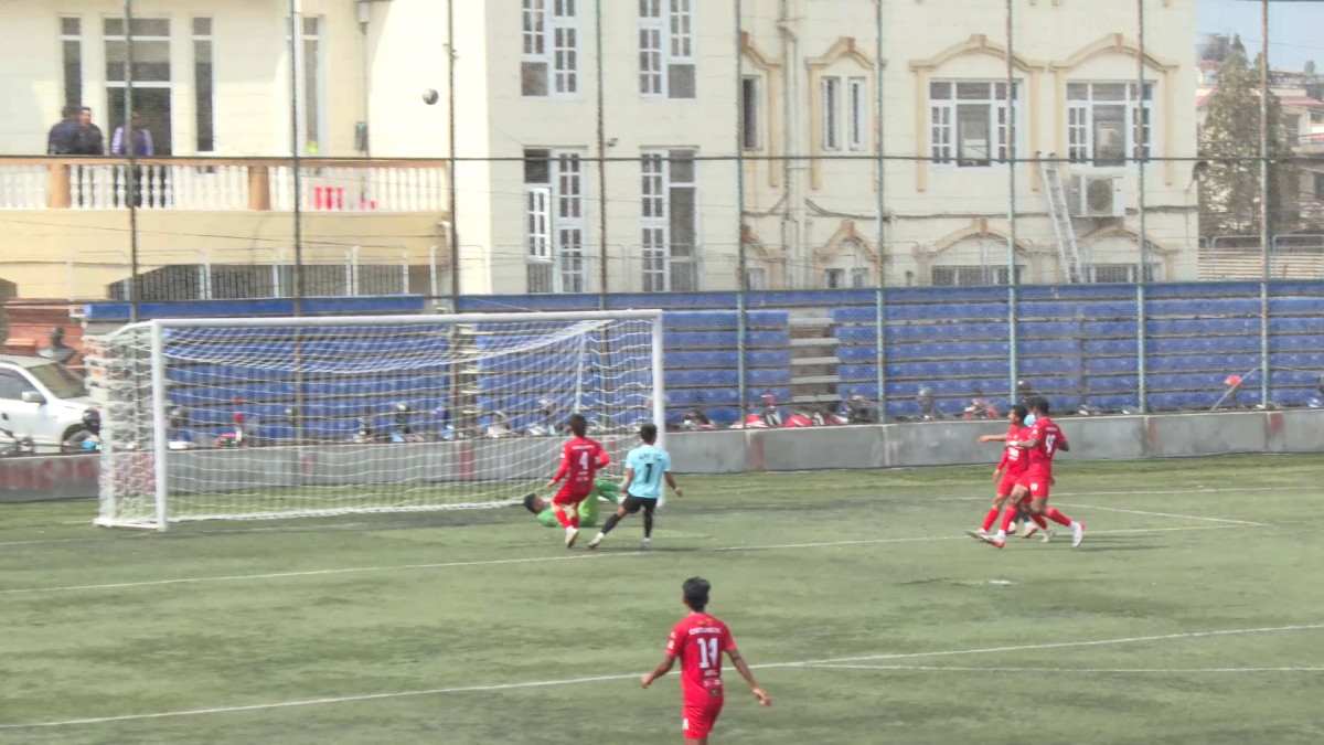 विभागीय टोली एपिएफ क्लव जारी एन्फा राष्ट्रिय लिगमा आईतवार बराबरीमा रोकिएपछि शीर्ष स्थानका लागि अंक दूरी बढाउने अवसर गुमाएको छ । सातदोबाटोस्थित एन्फा कम्प्लेक्समा आईतवार भएको पहिलो खेलमा विभागीय टोली एपिएफ चित्लाङ एफसीसँग गोलरहित बराबरीमा रोकिन पुग्यो । यससँगै एपिएफले १७ वटा क्लवले प्रतिष्पर्धा गरिरहेको लिगमा शिर्ष स्थानका लागि दूरी बढाउने अवसर गुमायो । खेल अवधिभर दुवै तर्पmबाट राम्रा अवसर सिर्जना भए । तर दुवै टोलीले गोल निकाल्न सकेनन् र अंक बाँडेका हुन् । खेलाडीको चोटका कारण एपिएफलाई समस्या प¥यो । सुमन श्रेष्ठ, सन्तोष खत्री र प्रदीप लामाजस्ता खेलाडी चोटका कारण अनुपस्थित थिए । चित्लाङविरुद्ध उनीहरूको अभाव स्पष्ट देखियो । चित्लाङको विदेशी खेलाडीको बलियो रक्षापंक्ति एपिएफले पार गर्न सकेन । तीन विदेशी खेलाडीसहित मैदान प्रवेश गरेको चित्लाङ शिर्ष स्थानको दाबेदार एपिएफविरुद्ध अंक निकाल्न सफल भयो । एपिएफका विश्वास उदास प्लेअर अफ दी म्याच भए । एपिएफले पछिल्ला चार खेलमा तेस्रोपल्ट बराबरीको नतिजा सामना गरेको हो । कान्छो विभागीय टोली एपिएफले लिगको शिर्ष स्थानमा दबदबा बनाइरहेको थियो । तर पछिल्ला खेलमा लगातार अंक बाँडेपछि शीर्ष होडमा अग्रता लिन चुकेको छ । समग्रमा भने एपिएफको चौथो बराबरी हो । ११ खेलबाट २५ अंक जोड्दै एपिएफ गोलअन्तरका आधारमा लिगको दोस्रो स्थानमा छ । एक खेल कम खेलेको मच्छिन्द्र क्लब शीर्ष स्थानमा छ । सातौं स्थानको टोलीसँग एपिएफको अन्तर पाँच अंक मात्र छ । त्यसैले एपिएफ सशर्ष स्थानको होडका लागि दबाब बनाउन चुकेको छ । यता, चित्लाङको जारी लिगमा यो पाँचौं बराबरी हो । एन्फा प्रेसिडेन्ट लिगबाट छनोट भएर राष्ट्रिय लिग खेलको चित्लाङले एक मात्र जित पुछारको टोली नव जनजागृतिविरुद्ध निकालेको थियो । त्यसबाहेक बाँकी ११ खेलमा चित्लाङ जितविहीन छ । १२ खेलबाट चित्लाङ ८ अंक जोड्दै १३औं स्थानमा छ । चित्लाङसँगै सशर्ष डिभिजन टोली नेपाल पुलिस र सातदोबाटो युथ क्लबको पनि समान आठ अंक नै छ । तर, दुवैले दुई खेल कम खेलेका छन् । दिनको अन्तिम खेलमा चर्च ब्वाइज युनाइटेड र फ्रेन्ड्स क्लब त्रिपुरेश्वरस्थित दशरथ रंगशालामा हुँदैछ । जित निकाल्न सकेमा चर्च ब्वाइज लिगको अंकतालिकामा शीर्ष स्थानमा उक्लिनेछ ।