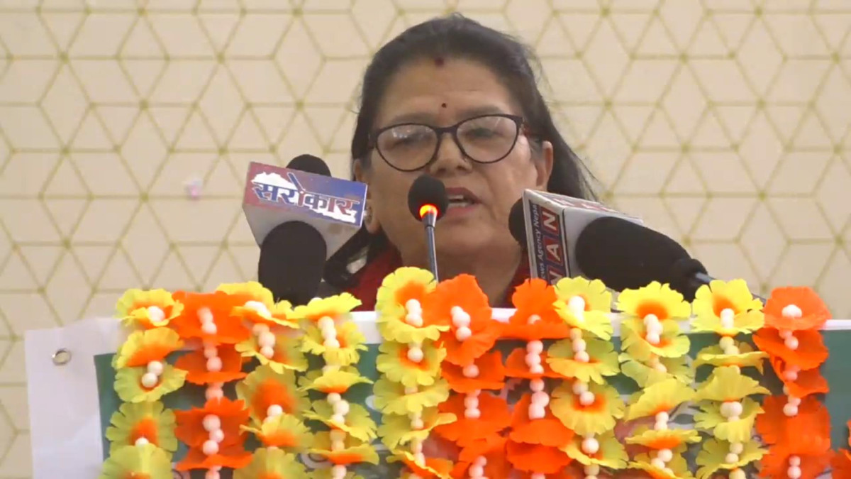 र्वोच्च अदालतकी न्यायाधीश शान्तिसिंह थापाले अध्ययन, निष्ठा र अनुशासन नै सफलताको पूर्वशर्त भएको बताउनुभएको छ । शुक्रवार भक्तपुरमा नेपाल बारले आयोजना गरेको कानून व्यवसायी महिलाहरुको राष्ट्रिय सम्मेलनलाई सम्बोधन गर्दै उहाँले यस्तो बताउनुभएको हो । उहाँले अध्ययन र अनुशासन बिना कानून पेशामा टिक्न नसकिने बताउनु भयो । न्यायाधीश थापाकाअनुसार सफलताका पूर्वशर्तहरूमा गहिरो अध्ययन, कार्यदक्षता, क्षमता अभिवृद्धि, पेशागत निष्ठा, इमान्दारिता र कडा अनुशासन हुन् । न्यायाधीश थापाले सम्मेलनमा उपस्थित सहभागीहरूलाई केवल औपचारिकताका लागि मात्र नभई कार्यपत्रहरूमा घनीभूत छलफल गर्न र सशक्त घोषणापत्र तयार गर्न आग्रह गर्नुभयो । उहाँले औपचारिक कार्यक्रमहरूमा धैर्यता र अनुशासन पालना गर्नु कानून व्यवसायीको पहिलो पहिचान भएको बताउनु भयो । उहाँले भन्नुभयो, ‘मैले एउटा मूल मन्त्रको रूपमा यहाँहरूलाई पूर्वशर्त के चाहीँ आग्रह गर्न चाहन्छु भने केही पूर्वशर्तहरू रहन्छन् । व्यक्तित्व विकासको लागि । त्यो हो अध्ययन, दक्षता, क्षमता, निष्ठा, इमानदारिता र अनुशासन यी पूर्वशर्त हुन् । यिनलाई मूल मन्त्रको रूपमा आत्मसात् गर्नुभयो भने तपाईंहरूले कुनैपनि क्षणमा कुनैपनि व्यवसायमा तपाईंहरूले आफूलाई पछाडि परेको महशुस गर्नुहुने छैन । आफूलाई एकदम सबल र सक्षम रूपमा स्थापित गर्न सक्नुहुनेछ ।’ नेपालको संविधानले आत्मसात गरेको समानुपातिक समावेशिताको सिद्धान्त व्यवहारमा लागू भइरहेको बताउनु भयो ।