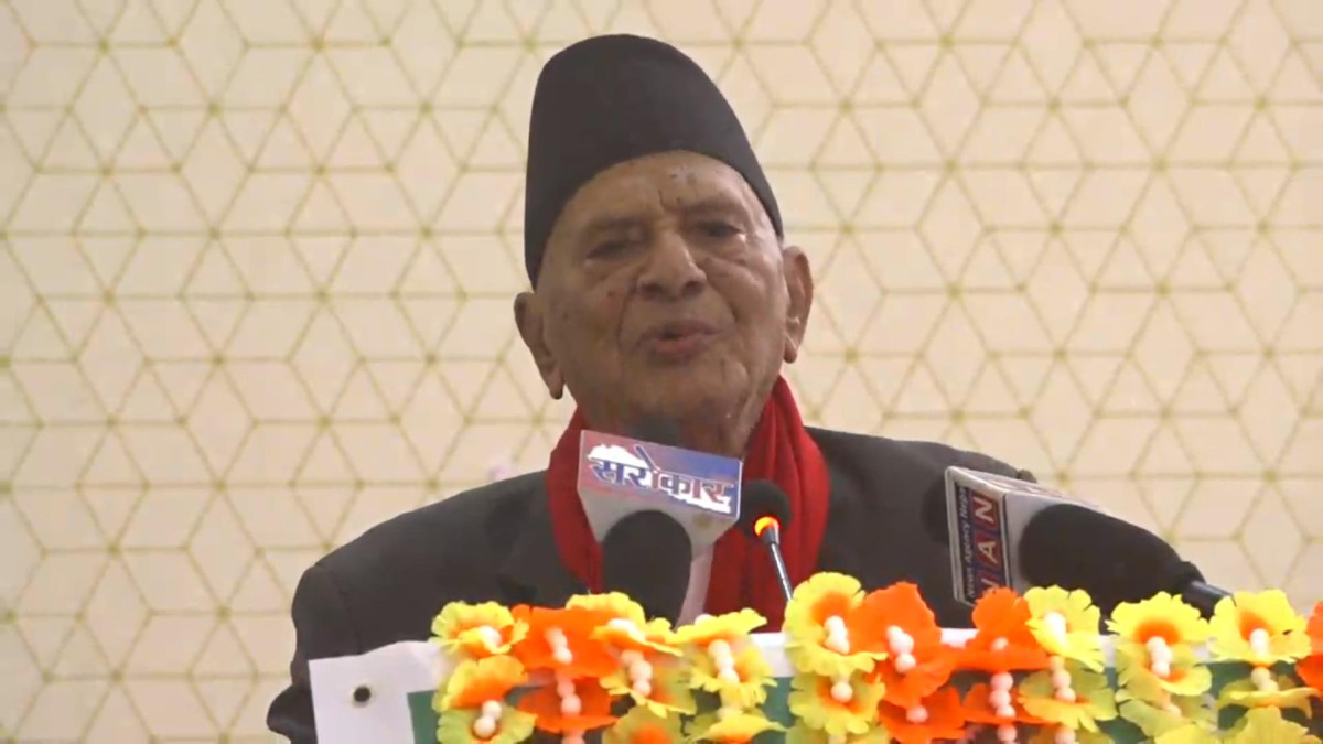 वरिष्ठ अधिवक्ता कृष्णप्रसाद भण्डारीले कानून व्यवसायीहरूलाई पेशागत मर्यादा जोगाउन र आर्थिक रूपमा सबल बन्न वैकल्पिक आयका स्रोतहरू खोज्न सुझाव दिनुभएको छ । लामो समयदेखि कानून पेसामा आवद्ध भण्डारीले हालको समयमा कानून पेशा मात्रै जीवनयापन र धन आर्जनको भरपर्दो माध्यम हुन नसक्ने बताउनुभएको हो । आफ्नो लामो व्यावसायिक यात्राको स्मरण गर्दै भण्डारीले आफूलाई ‘अभागी भए पनि सौभाग्यशाली’ महशुस गरेको बताउनु भयो । उहाँले आफ्ना आज्ञा पालना गर्ने र सल्लाह मान्नेहरू देशको ठूला मन्त्रीदेखि पहिलो महिला प्रधानन्यायाधीशसम्म भएकोमा गर्व व्यक्त गर्नुभयो । सुशीला कार्की प्रधानन्यायाधीश भएको क्षणलाई उहाँले आफ्नो जीवनको एक महत्वपूर्ण र खुशीको उपलब्धिका रूपमा चित्रण गर्नुभयो । उहाँले भन्नुभयो, ‘हामी यो पेशाले मात्रै धन पाउन सक्दैनौँ । यो पेशा अहिले ठगीको पेशा भइसक्या छ । हाम्रो अन्य बाटो पनि पाउनुपर्छ । अर्थ साधन हो, बिना अर्थ केही हुँदैन ।’ कानून पेशाको साथसाथै अन्य आर्थिक गतिविधिमा संलग्न भई आत्मनिर्भर बन्नुपर्नेमा उहाँको जोड छ । पेशालाई ‘ठगी’ को आरोपबाट बचाउन र निष्ठा कायम राख्न आर्थिक अभाव हुन नहुने उहाँको तर्क छ ।