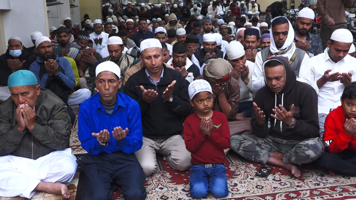 इस्लाम धर्मावलम्वीहरूको महान पर्व इद उल फित्र आज देशभर हर्षोल्लासका साथ मनाइँदैछ । एक महिना लामो पवित्र रमजान महिनाभर रोजा (उपवास) बसेपछि चन्द्रमा देखिएसँगै आज यो पर्व मनाउने परम्परा रहेको छ । आज बिहानैदेखि काठमाडौंको घण्टाघरस्थित जामे मस्जिद, काश्मिरी मस्जिद लगायत देशभरका विभिन्न मस्जिद र इदगाहहरूमा इस्लाम धर्मावलम्वीहरूको ठूलो उपस्थिति रहेको छ । मस्जिदहरूमा सामूहिक रूपमा नमाज पढ्दै उनीहरूले देशमा शान्ति, समृद्धि र आपसी भाइचाराको कामना गरेका छन् । इदको अवसरमा आज बिहानै नुहाइधुवाइ गरी नयाँ लुगा लगाएर मस्जिद जाने र सामूहिक प्रार्थना गर्ने गरिन्छ । प्रार्थनापछि एक–अर्कालाई अँगालो हालेर ‘इद मुवारक’ भन्दै शुभकामना आदानप्रदान गर्ने गरिन्छ । यस पर्वमा गरिब तथा असहायलाई दान (जकात र फित्रा) दिने परम्परा पनि रहेको छ, जसले समाजमा समानताको सन्देश दिन्छ । घरघरमा सेवई, खजुर लगायतका विशेष परिकारहरू बनाएर आफन्त र साथीभाइलाई खुवाउने चलन छ। यो पर्वले मुस्लिम समुदाय मात्र नभई सम्पूर्ण नेपाली समाजमा आपसी सद्भाव र एकतालाई अझ मजबुत बनाउने विश्वास गरिएको छ ।