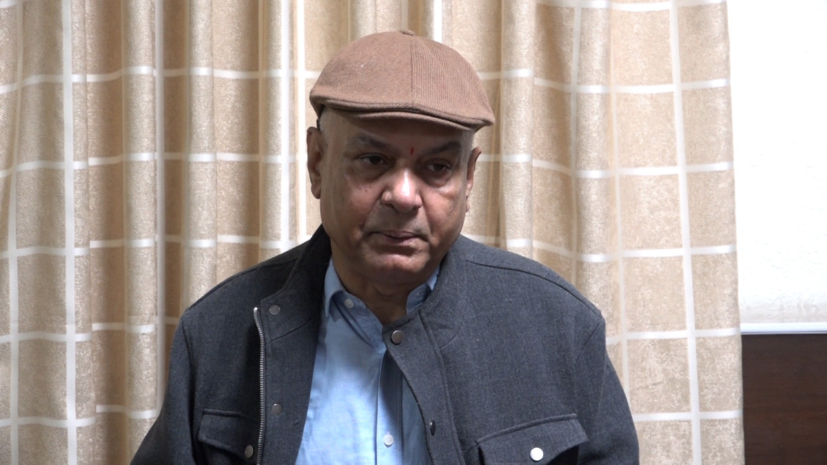 नेपाली काँग्रेसका नेता श्याम घिमिरेले हालै सम्पन्न निर्वाचनमा पार्टीले व्यहोर्नुपरेको लज्जास्पद पराजयको मुख्य जड पार्टीभित्रको आन्तरिक कलह र विशेष महाधिवेशनको विवाद भएको दाबी गर्नुभएको छ । उहाँले निर्वाचनको मुखमा पार्टीभित्र भएको शक्ति संघर्षले जनतामा नकारात्मक सन्देश गएको र त्यसैको परिणामस्वरुप काँग्रेस खुम्चिन पुगेको विश्लेषण गर्नुभएको हो । घिमिरेकाअनुसार चुनावको तयारीमा लाग्नुपर्ने समयमा काँग्रेसका नेताहरू ५ महिनासम्म ‘विशेष महाधिवेशन कि नियमित महाधिवेशन’ भन्ने प्राविधिक र कानूनी लडाईंमा अल्झिएका थिए । विशेष महाधिवेशनको नाममा जे जस्ता गतिविधि भए, त्यसले पार्टीको वैधानिकतामाथि नै प्रश्न उठाएको उहाँको भनाइ छ । निर्वाचन आयोगले नयाँ नेतृत्वलाई आधिकारिकता दिएपनि पार्टीको ठूलो हिस्साले त्यसलाई स्वीकार गर्न नसक्नु नै पराजयको बीउ भएको उहाँको तर्क छ । यसै सन्दर्भमा न्युज एजेन्सी नेपालले घिमिरेसँग गरेको कुराकानीको सम्पादित अंश यस्तो छ । प्रश्नः अघिल्लो महाधिवेशनले तय गरेको केन्द्रिय समितिको बैठक बोलाउने भन्ने निर्णय भयो भन्ने समाचार आएको छ, के यो सत्य हो ? जवाफः त्यो विषयमा मलाई कुनै औपचारिक जानकारी छैन । मेरो विचारमा त्यस्तो औपचारिक रुपमा, आधिकारिक रुपमा बोलाउने भन्ने निर्णय त भएको छैन । तर अनौपचारिक रुपमा साथीहरु अब अहिले अत्यन्तै ठूलो अन्यमनस्क हालतमा साथीहरु हुनुहुन्छ । पार्टी नराम्रोसँग पराजित भएको छ । त्यसपछि गएर एकथरी साथीहरु जो १४ औ महाधिवेशनबाट निर्वाचित भएर आउनुभएको थियो । अथवा १४ औँ महाधिवेशनबाट केन्द्रिय समितिमा हुनुहुन्थ्यो । उहाँहरु भुमिकाविहिन, हामीहरु नै भुमिका विहिन भएर बसिराखेको अवस्था छ । यो अवस्थामा केही गर्नुपर्छ भन्ने साथीहरुको भनाई र आवाज छ । तर मलाई लाग्दैन कि अहिले आधिकारिक रुपमा त्यस्तो केन्द्रिय समितिको फर्मल बैठक चाहीँ बोलाई हाल्लान भन्ने कुरा चाहीँ भएको छैन । अनौपचारिक रुपमा साथीहरुको भेटघाट यताउता सम्पर्क त भईनै राख्ने कुरा भयो राजनीतिमा । प्रश्नः नेपाली काँग्रेसको विशेष महाधिवेशन भएको कुरा तपाईंलाई थाहा छ कि छैन ? जवाफः विशेष महाधिवेशनको नाममा जे जस्तो भयो । त्यसको परिणाम पनि हामीले भोगिसक्यौँ । हामीले चुनावको मुखमा आएर हामीले ५ महिनासम्म पार्टी भित्र झगडा गर्दै रह्यौँ विशेष महाधिवेशन कि नियमित महाधिवेशन भनेर । र यो झगडाले पार्टी भित्रको समग्र एकतालाई खल्बल्यायो । र त्यसको म्यासेज पनि जनतामा असाध्यै नराम्रोसँग गयो । त्यो निर्वाचनको पराजयका लागि पनि मुख्य कारण बन्यो । हामीलाई लागि राखेको थियो–कि गगनजीको नेतृत्वबाट पार्टी अगाडि बढ्दाखेरी पार्टीले निकै राम्रो परिणाम दिनसक्छ भन्ने हामीलाई जुन विश्वास थियो । त्यो विश्वासको धरातल पनि टुटेको छ । अर्कोतर्फ सबभन्दा ठूलो क्षति भनेको पार्टीलाई के भयो ? भने मेरो बुझाईमा कि अर्को निर्वाचनका लागि हामीले गगनजीको अनुहार बेचेर, उहाँको अनुहार देखाएर हामीले पार्टीका लागि ठूलो भोट कलेक्शन गर्नसक्थ्यौँ । र त्यो भोट बैंक जुन हाम्रो थियो । अर्थात त्यो भोटका लागि हामीसँग एउटा आशाको अनुहार थियो । त्यो अनुहारलाई हामीले अहिले अनावश्यक टाईममा एक्स्पोज ग¥यौ । त्यो भने काँग्रेसको अपूरणीय क्षति हो भन्ने मैले बुझेको छु । त्यसले गर्दा यो अपुरणीय क्षतिलाई हामीले कसरी अव रिभाईव गर्छौ, कसरी यसलाई मेन्टेन गर्छौं ? त्यो हाम्रो लागि ठूलो चुनौतिको विषय छ । प्रश्नः विशेष महाधिवेशन अवैधानिक हो भन्ने मुद्दा सर्वोच्च अदालतमा विचाराधिन छ, त्यस अर्थमा पनि अहिले यताउता चहलपहल गर्दा त्यसलाई पो असर गर्ने हो कि ? जवाफः मेरो बुझाईमा अहिलेलाई अदालतको निर्णय कुर्नु नै सबैभन्दा उपयुक्त विकल्प हो । अब नेपालको अदालतले एउटा विश्वास गुमाएको छ । त्यो के हो भन्दाखेरी समयमा न्याय नदिने । अनि समय गुज्रिसकेपछि त्यसको औचित्य सकिएपछि मात्रै त्यसलाई खारेज गर्ने । यो किसिमको परिपाटी पनि नेपालको अदालतमा देखिएको छ । त्यसलाई जनविश्वासमा बदल्नका लागि, जनविश्वास आर्जन गर्नका लागि अदालतले आफनो त्यो पुरानो अभ्यासलाई बदल्नु पर्छ । उसले जे फैसला दिन्छ, त्यो फैसला यथाशिघ्र दिनुपर्छ । र त्यो फैसला दिएपछि पार्टी एउटा निष्कर्षमा पुग्छ । त्यसपछि जसले जित्ला, पार्टीलाई सम्हालेर अर्को पटक रिभाईभ गर्नेगरी जाने हो भने जसले जितेपनि पार्टीलाई एकजुट बनाएर लैजानै पर्छ । त्यो बाध्यता हो । होइन भने काँग्रेसले एकथरी शक्तिलाई पन्छाएर नेपाली काँग्रेस कहिल्यै पनि अगाडि बढेको छैन । तपाईलाई म यही सन्दर्भमा एउटा कुरा भनिहाल्छु–२०१५ सालमा टिकट बाँडदाखेरी पनि विपी, सुवर्णजी, सूर्यप्रसाद उपाध्यायजीहरुको अगलअलग टिमहरु थिए । तर तीन जना नै जना मिलेर टिकटहरु बाँड्नुभएको थियो । २१०४८ सालमा पनि गिरिजाप्रसाद, किसुनजी, गणेशमानजी मिलेर नै टिकट बाँड्नुभएको थियो । २०५१ सालमा पनि त्यही भएको थियो । २०५६ मा पनि त्यही भएको हो । २०६४ मा पनि सबै मिलेर गरेको हो । २०७०, २०७४ मा पनि त्यही भयो । २०७९ पनि त्यही भयो । पार्टी भित्रका अनेक शक्ति केन्द्रहरुलाई समायोजन गरेर गरियो । तर यो २०८२ को निर्वाचन भने एकलौटी ढंगले टिकट बाँडिएको हो । र कसैलाई सुझबुझ समेत नगरी हुँदाहुँदा निवर्तमान नै भएपनि शेरबहादुर देउवासँग पनि सम्पर्क गरिएन । उहाँले चुनाव लड्छु भन्दाभन्दै टिकट समेत दिइएन । यी सब कुराहरु भएका हुन् । पार्टी भित्रका यी तितो यथार्थलाई स्वीकार्नु पर्दछ । र जसले जितेपनि पार्टी भित्रको नेतृत्व पार्टी भित्रैबाट आउने हो । बाहिरबाट आउँदैन । त्यो नेतृत्वलाई सबैले स्विकार गरेर पार्टीलाई समग्र एकतावद्ध गरेर लैजाने बाटोमा जानुपर्छ । प्रश्नः अहिले विशेष महाधिवेशनबाट आएको केन्द्रिय समितिको बैठक बसिरहेको छ, यसले नियमित महाधिवेशन गर्ने निर्णय गरेर आयो भने त्यसलाई देउवा पक्षलाई के असर पार्छ ? जवाफः नियमित महाधिवेशनमा त जानै पर्छ । अब अदालतले भोली पुरानै केन्द्रिय समितिलाई रिभाईभ गरिदियो भने पनि नियमित महाधिवेशनमा त जानै पर्छ । र यो वर्तमान केन्द्रिय समिति भनिएको छ । उसले पनि नियमित महाधिवेशनमा जानै पर्छ । यो बाध्यता हो । र यो आवश्यकता पनि हो । यदि नियमित महाधिवेशनमा जानका लागि जुन पक्षले जिते पनि पार्टी भित्र एकता कायम गरेर नियमित महाधिवेशनमा गइयो भने हामी सफल हुनसक्छौँ । अर्को चुनावका लागि हामी तयार हुनसक्छौँ । होइन अब मैले जिति हाले, अब मेरो मात्रै चल्छ पार्टीभित्र भन्ने हिसावले अगाडि बढने कोशिस पार्टीभित्र गरियो भने अर्को निर्वाचनमा हामी झन खुम्चिने सम्भावना बढेर जान्छ । प्रश्नः नियमित महाधिवेशनको घोषणा गरियोभने समानान्तर अभ्यास त गरिरहन परेन नि ? विशेष महाधिवेशनको नाममा भएको ५ महिने झगडा नै काँग्रेस पराजयको मुख्य कारकः नेता घिमिरे (अन्तर्वार्ता)