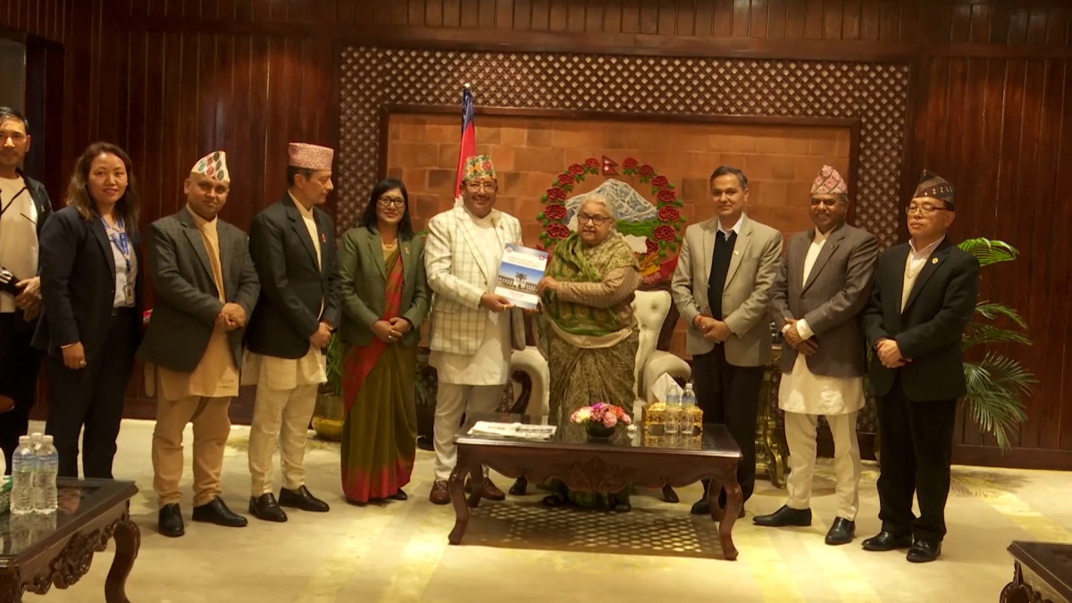 निर्वाचन आयोगद्वारा प्रधानमन्त्री कार्कीसमक्ष निर्वाचन प्रतिवेदन पेश