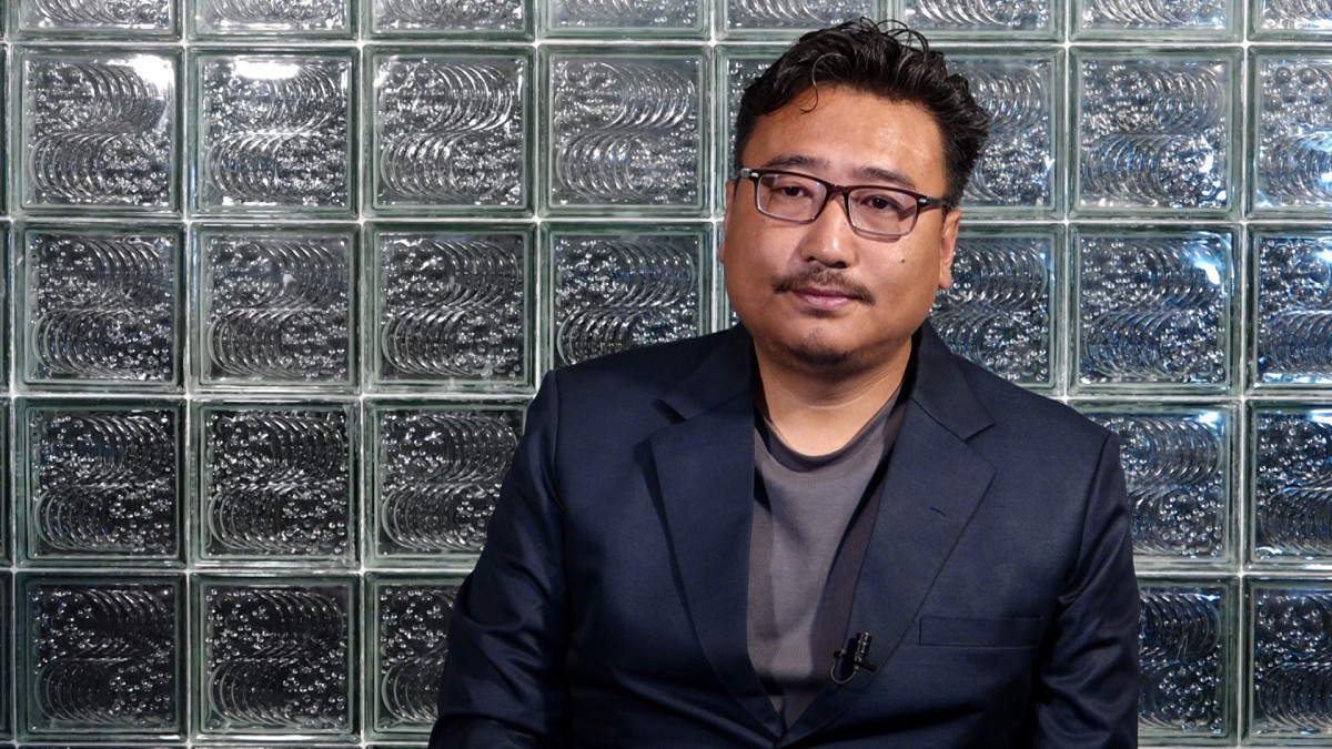 नेपाल विद्यार्थी संघले विश्वविद्यालय र विद्यालयहरूमा हुने अनिश्चितकालीन तालाबन्दीलाई सधैँका लागि अन्त्य गर्ने घोषणा गरेको छ । सभापति दुजाङ शेर्पाले नेविसंघको कुनैपनि सदस्यले अब शैक्षिक संस्थामा तालाबन्दी नगर्ने प्रतिवद्धता जनाउँदै यसलाई पूर्ण कार्यान्वयन गर्न सरकारसँग आग्रह गर्नुभएको हो । शेर्पाले शिक्षा क्षेत्रको सुधारका लागि ‘मेरो शिक्षा, मेरो प्रश्न’ कार्यक्रम अन्तर्गत विभिन्न समयमा चार जना शिक्षा मन्त्रीहरूलाई रचनात्मक सुझाव बुझाएको बताउनु भयो । नेविसंघको मुख्य माग ‘सेन्ट्रल स्टुडेन्ट स्कलरसिप पोर्टल’ निर्माण गर्नु रहेको उहाँले बताउनु भयो । जसले दूतावासदेखि सरकारसम्मले दिने सबै छात्रवृत्तिलाई पारदर्शी बनाउनेछ । उहाँले भन्नुभयो, ‘ नेपाल विद्यार्थी संघले केन्द्रिय समितिबाट निर्णय नै गरेर शिक्षामन्त्रीज्युलाई त्यति बेला पनि हामीले चार जना शिक्षामन्त्री,देवेन्द्र पौडेल त्यसपछि अशोक राई त्यसपछि सुमना श्रेष्ठ लगायत चार जना शिक्षामन्त्रीलाई हामीले भेटेर के भनेका थियौँ भने तपाईले यो जुन विद्यालयदेखि विश्वविद्यालयमा हुने जुन तालाबन्दी छ यो सधैँको लागि अन्त्य गरौँ नेपाल विद्यार्थी संघको तर्फबाट हामीले सिग्नेचर गरेर हामी कुनैपनि नेपाल विद्यार्थी संघको सदस्यले विद्यालयदेखि विश्वविद्यालयमा तालाबन्दी गर्दैन भनेर हामीले उहाँलाई बुझाको र हामीले उहाँहरूलाई बुझाउँदै गर्दाखेरि हामीले ती चार जना नै शिक्षा मन्त्रीज्युलाई के भनेका थियौँ भने तपाईंहरूले विद्यार्थी मात्र होइन कर्मचारीहरू प्राध्यापकहरू शिक्षकहरू हुनुहुन्छ उहाँहरूलाई पनि बोलाउनु र नेपाल विद्यार्थी संघको तर्फबाट एउटा कमिटमेन्ट गरौँ जुन एउटा शैक्षिक क्षेत्रमा जुन हुने तालाबन्दी छ यो सबैको लागि अन्त्य गरौँ भनेर हामीले अनुरोध पटक पटक हामीले अनुरोध गरेका थियौँ भनेको एउटा समस्या हो । र अहिले पनि दूर दराजमा विद्यार्थीको अवस्था मैले अघि पनि तपाईंलाई विद्यालय शिक्षा ऐनको कुरा गरेँ उच्च शिक्षा विधेयकको कुराहरू गरेँ । हामीले अनुरोध गरेर के भनेका थियौँ भने एउटा सेन्ट्रल स्टुडेन्ट स्कलरशिप पोर्टल निर्माण गरौँ त्यसले विद्यालयदेखि विश्वविद्यालय सम्म हुने तपाईंको जति पनि दूतावासहरूले दिने स्कलरशिपदेखि लिएर सबै स्कलरशिप पोर्टलमा त्यो ट्रान्सप्यारेन्ट ढंगबाट त्यसलाई निर्माण गरौँ भनेर हामीले उहाँहरूलाई त्यति बेला पनि भनेका थियौँ र यसमा हामीले के सहयोग गर्न सक्छौँ ? आज रिसर्च एन्ड डेभलपमेन्टको लागि नेपालको इकोनोमीको विषयमा तपाईं हामीलाई थाहा छँदैछ । हामीले पटक पटक हामीले पार्टीको लिडरशिपहरूलाई एउटा आजको यो निर्णय आउँदै गर्दाखेरि यो कुराहरू पनि हो ।’ नेविसंघले ‘पेड इन्टर्नसिप’ कार्यक्रमलाई सरकारी तवरबाटै ओनरसिप लिनुपर्ने, ७ सय ५३ वटै पालिकामा ‘स्कुल अफ फ्राइडे’ र ‘डिजिटल तथा फाइनान्सियल लिट्रेसी’ लागू गर्नुपर्ने माग राखेको छ । अनुसन्धान र विकासका लागि ‘सिएसआर बोर्ड’ बनाएर अर्बौंको कोष परिचालन गर्न सकिने योजना पनि शेर्पाले अघि सार्नुभयो ।