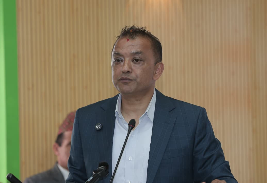 नेपाली काँग्रेसले आफ्नो १५ औं महाधिवेशनको लागि प्रश्तावित कार्यतालिका सार्वजनिक गरेको छ । पार्टीको केन्द्रिय कार्यसमितिले तयार पारेको प्रश्तावअनुसार २०८३ साल भदौ २४, २५ र २६ गते काठमाडौंमा महाधिवेशन सम्पन्न गर्ने लक्ष्य राखिएको छ । प्रश्तावित कार्यतालिकाअनुसार ६ हजार ७ सय ४३ वटै वडामा साउन ६ गते एकैसाथ अधिवेशन हुने पार्टीका सभापति गगनकुमार थापाले बताउनु भयो । त्यसैगरी, साउन १२ गते गाउँ र नगरपालिकाको अधिवेशन सम्पन्न गरिने काँग्रेसले जनाएको छ । साउन २३ गते प्रदेश सभा क्षेत्रीय अधिवेशन र साउन ३० गते प्रतिनिधि सभा क्षेत्रीय अधिवेशन हुनेछ । जिल्ला अधिवेशन भदौ ६ र ७ गतेका लागि तय गरिएको छ भने प्रदेश अधिवेशन भदौ १५ र १६ गते हुनेछ । यो कार्यतालिका पार्टीको आगामी केन्द्रिय कार्यसमिति बैठकले अनुमोदन गरेपछि कार्यान्वयनमा आउने उहाँले बताउनु भयो ।