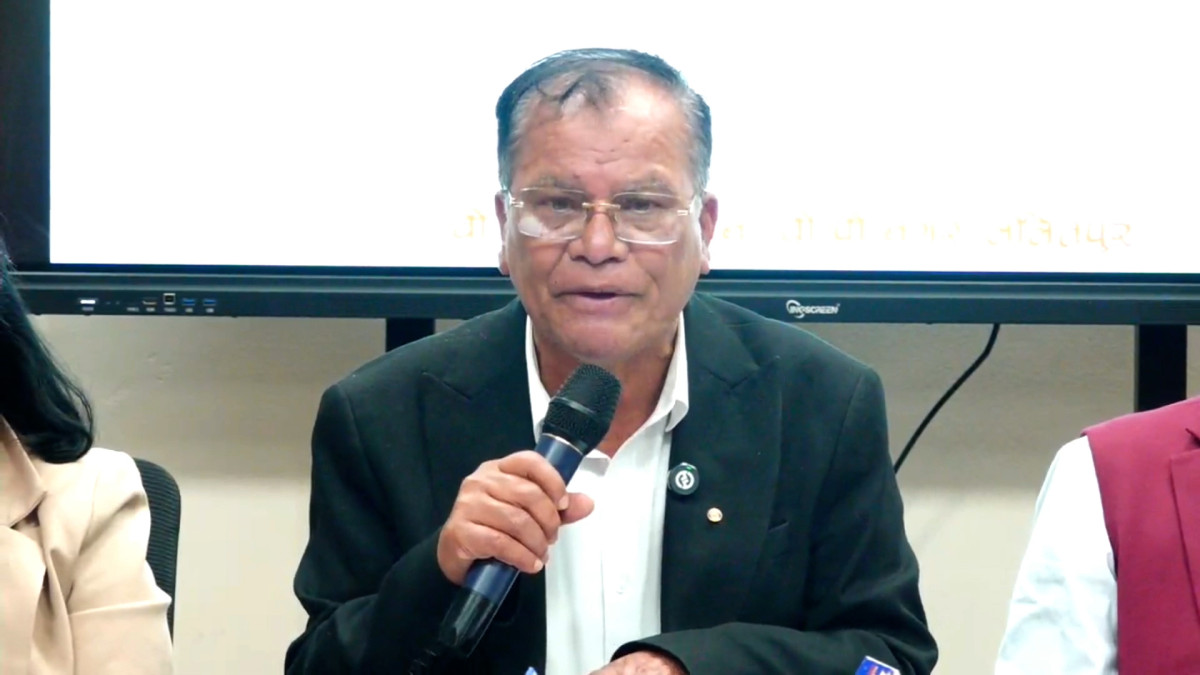 नेपाली काँग्रेसले जेन–जी आन्दोलनको दमनबारे जाँचबुझ आयोगले तयार पारेको प्रतिवेदन प्रथम दृष्टिमै अपूर्ण र अधुरो रहेको टिप्पणी गरेको छ । बिहीवार पार्टी केन्द्रिय कार्यालयमा आयोजित पत्रकार सम्मेलनमा बोल्दै पार्टी प्रवक्ता देवराज चालिसेले यस्तो टिप्पणी गर्नुभएको हो । उहाँले जाँचबुझ आयोगको प्रतिवेदनले घटनाक्रमको पूर्ण चित्र प्रश्तुत गर्न नसकेको बताउनु भयो । प्रतिवेदनले २३ भदौको जेन–जी आन्दोलनबारे केही प्रकाश पार्ने प्रयास गरे पनि २४ गतेका घटनाहरूलाई स्पष्ट रूपमा समेट्न नसकेको बताउनु भयो । चालिसेले प्रतिवेदनको विस्तृत अध्ययन गर्न कानूनविद्, प्रशासनका जानकार, जेन–जी आन्दोलनका अभियन्ता तथा विज्ञहरू सम्मिलित समिति गठन गरिएको जानकारी समेत दिनुभयो । उहाँले भन्नुभयो, ‘जेन–जी आन्दोलनको जाँचबुझ आयोगको जुन प्रतिवेदन आएको छ यो प्रथम दृष्टिमै अपूर्ण देखिएको छ । अलि अधुरो देखियो । यसले पूर्णतः बोकेको देखिँदैन । २३ गतेको आन्दोलको बारेमा जति प्रकाश पार्ने कोसिश गरेको छ । २४ गतेको घटनालाई अलपत्र छोडेको देखियो । यद्यपि प्रतिवेदनलाई हामीले राम्ररी अध्ययन गर्न बाँकी छ । त्यो प्रतिवेदनलाई हामी सिरियस्ली हेर्छौँ । हामी प्रतिवेदनबारे धारणा बनाउनको लागि कानूनका ज्ञाता तथा प्रशासनमा दक्षता भएका व्यक्तिहरु, जेनजी आन्दोलनका अभियान्ताहरु र विज्ञहरुको समिति बनाएर यसको हामीले अध्ययन गर्छौँ । अध्ययन गरेर हामी जेनजी जाँचबुझ आयोग र मानव अधिकार आयोगको प्रतिवेदनबारे आफ्नो धारणा बनाउँछ ।’ उक्त समितिले अध्ययन गरिसकेपछि जेन–जी आन्दोलन जाँचबुझ आयोग र राष्ट्रिय मानव अधिकार आयोगका प्रतिवेदनबारे पार्टीले आधिकारिक धारणा सार्वजनिक गर्ने उहाँको भनाइ छ ।