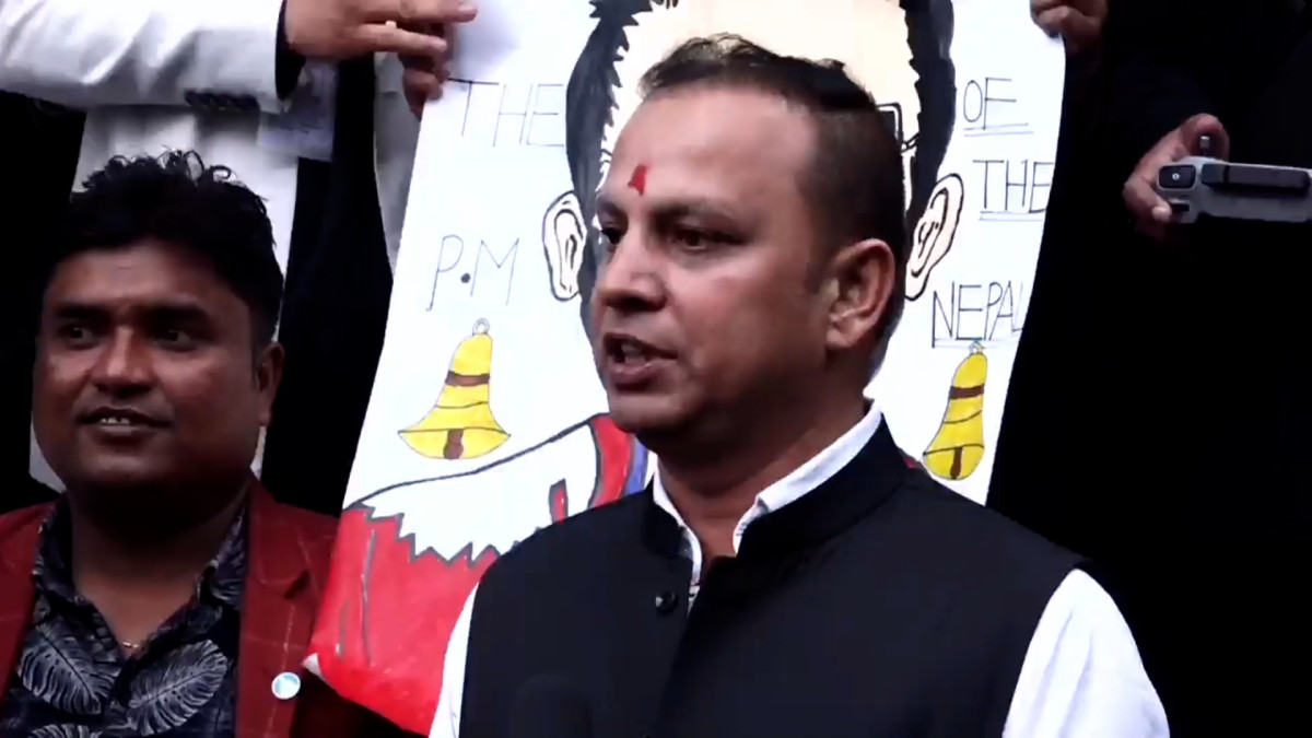 रष्ट्रिय स्वतन्त्र पार्टी (रास्वपा) को केन्द्रिय समितिको बैठकले पार्टीका वरिष्ठ नेता बालेन्द्र साहलाई संसदीय दलको नेतामा सर्वसम्मत रूपमा चयन गरेको छ । बिहीबार बसेको पार्टीको केन्द्रिय समितिको बैठकले उक्त निर्णय गरेको हो । पार्टी सभापति रवि लामिछानेबाट प्रश्तावित यी दुवै एजेण्डाहरू केन्द्रिय समितिबाट पारित भएका प्रवक्ता मनिष झाले बताउनु भयो । केन्द्रिय समितिको बैठकपछि बसेको केन्द्रिय समिति तथा संसदीय दलको संयुक्त बैठकले ती निर्णयहरूलाई औपचारिकता दिएको हो । रास्वपाले आगामी सरकार गठनको प्रक्रियामा पनि आफ्नो स्पष्ट अडान सार्वजनिक गरेको छ । सभापति लामिछानेले वरिष्ठ नेता तथा नवनिर्वाचित संसदीय दलका नेता बालेन्द्र साहलाई पार्टीको तर्फबाट आगामी सरकारको प्रधानमन्त्रीको उम्मेदवारको रूपमा प्रश्ताव गर्नुभएको छ । यो प्रश्ताव पनि बैठकबाट सर्वसम्मत रूपमा पारित भएको प्रवक्ता झाले जानकारी दिनुभयो ।