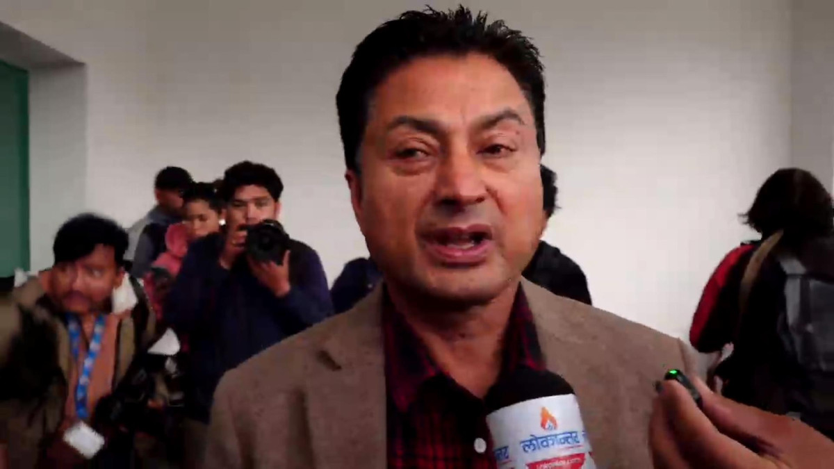 नेकपा एमालेका उपाध्यक्ष गोकर्ण विष्टले पार्टी अध्यक्षको गिरफ्तारीलाई ‘राजनीतिक प्रतिशोध’ को संज्ञा दिनुभएको छ । शनिवार पार्टी केन्द्रिय कार्यालयमा सञ्चारमाध्यमहरूसँग कुरा गर्दै उपाध्यक्ष विष्टले सरकारको यो कदमको कडा निन्दा गर्नुभएको हो । विष्टले सरकारले राजनीतिक पूर्वाग्रह राखेर नेताहरूलाई दुःख दिने काम गरिरहेको बताउनु भयो । यो लोकतन्त्रको उपहास भएको र एमालेले यसको विरुद्धमा सशक्त आवाज उठाउने बताउनु भयो । उपाध्यक्ष विष्टले कार्यकर्ताहरूलाई संयमित रहँदै न्यायको पक्षमा उभिन आग्रह समेत गर्नुभएको छ । उहाँले भन्नुभयो, ‘यो राजनीतिक प्रतिशोध हो । म यसको निन्दा गर्न चाहन्छु । अविलम्व हाम्रो पार्टीको अध्यक्षलाई रिहाइको लागि म माग गर्दछु ।’ सरकारले एमाले अध्यक्ष केपी शर्मा ओलीलाई ज्यान सम्बन्धी कसुरमा पक्राउ गरेको छ ।