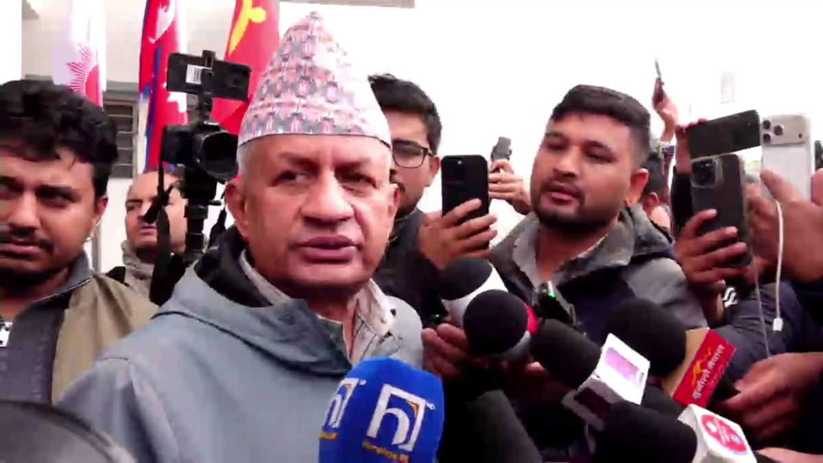 नेकपा एमालेका नेता एवं पूर्वमन्त्री प्रदीप ज्ञवालीले पार्टी अध्यक्ष केपी शर्मा ओलीलाई पक्राउ गरेर ‘राजनीतिक प्रतिशोध’ साँधेको बताउनुभएको छ । उहाँले सरकारका कदमहरू पूर्वाग्रही रहेको भन्दै यसको सशक्त प्रतिवाद गर्ने चेतावनी दिनुभयो । ज्ञवालीले एमाले विरुद्ध भइरहेका घेराबन्दीलाई चिर्न पार्टीले देशव्यापी अभियान सञ्चालन गर्ने समेत संकेत गर्नुभयो । यसबाट सत्तापक्ष र प्रतिपक्ष बीचको दूरी अझ बढ्ने देखिएको छ । उहाँले भन्नुभयो, ‘यो प्रतिशोध हो । यसको हामीले कानूनी र राजनीतिक दुवै ढंगले प्रतिवाद गर्छौं । हामीले आफ्नो धारणा भनिसकेका छौँ, यो राजनीतिक प्रतिशोध हो । र प्रतिशोधको कानूनी र राजनीतिक दुवै ढंगले प्रतिवाद हुन्छ ।’ अध्यक्ष ओलीलाई सरकारले ज्यानसम्बन्धी कसुरमा पक्राउ गरेको छ ।