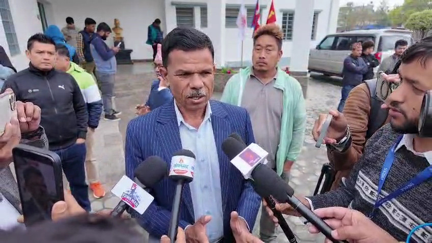 नेकपा एमालेका नेता विशाल भट्टराईले सरकारले प्रतिशोधको राजनीति शुरु गरेको आरोप लगाउनुभएको छ । कार्की आयोगको प्रतिवेदन कार्यान्वयन गर्ने सरकारको पछिल्लो कदमलाई उहाँले पूर्वाग्रहपूर्ण र निन्दनीय भएको बताउनुभएको हो । नेता भट्टराईकाअनुसार कार्की आयोगको प्रतिवेदन आफैँमा विवादित छ । एमालेले यस कदमको कानूनी र संसदीय दुवै मोर्चाबाट प्रतिवाद गर्ने चेतावनी दिएको छ । भट्टराईले महाराजगञ्ज प्रहरी चौकीमा भएको अमानवीय हत्याका बारेमा प्रतिवेदन मौन रहेकोमा पनि प्रश्न उठाउनु भयो । उहाँले भन्नुभयो, ‘यो प्रतिवेदनले २३ गतेको घटनालाई मात्रै दोषी ठहर्याएको छ तर २४ गते भएको ठूलो विध्वंशप्रति पुरै बेखबर छ । कसैलाई किटानी ठहर गर्न नसकेको प्रतिवेदनलाई सरकार बन्नासाथ कार्यान्वयनमा लैजानु भनेको सिधै प्रतिशोध साँध्नु हो । आयोगका संयोजक गौरीबहादुर कार्की आफैँ विवादित हुनुहुन्छ । उहाँले पहिले नै पक्रनुपर्छ, थुन्नुपर्छ भन्दै फैसला सुनाइसक्नुभएको थियो । यस्तो पूर्वाग्रही व्यक्तिको प्रतिवेदनलाई आधार बनाएर अघि बढ्नु भनेको राजनीतिक प्रतिशोध बाहेक अरु केही होइन ।’ उहाँले राज्य सधैँ प्रतिशोधमा लाग्नु दुःखद भएको बताउँदै यसले देशमा स्थायी शान्ति र स्थिरता नदिने उल्लेख गर्नुभयो । पार्टीका अध्यक्ष एवं पूर्वप्रधानमन्त्री ओलीलाई सरकारले ज्यान सम्बन्धी कसुरमा शनिवार बिहान गुण्डुस्थित निवासबाट पक्राउ गरेको छ ।