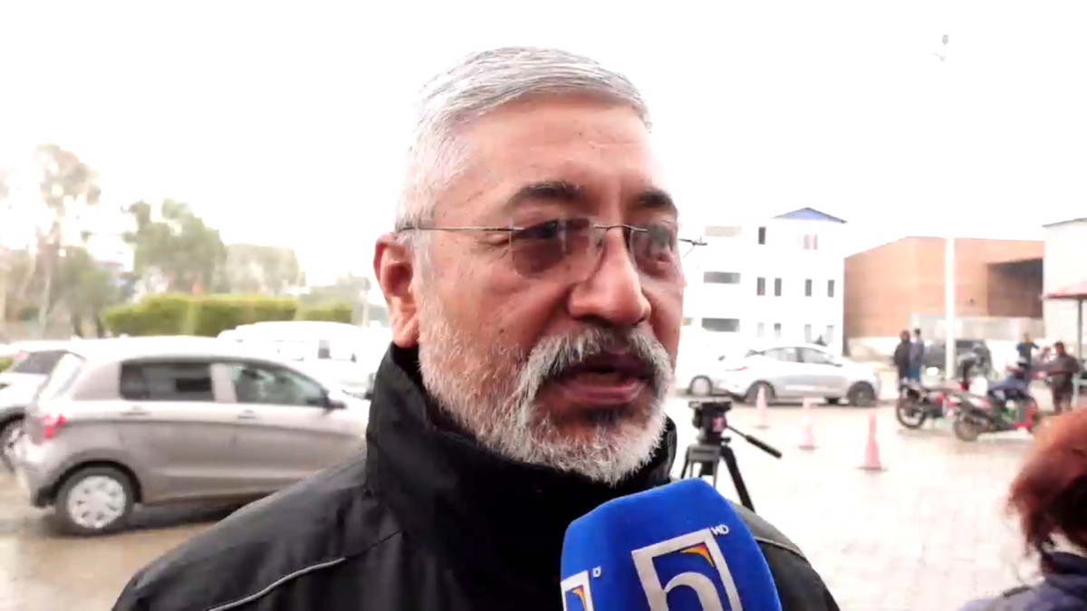 नेकपा एमालेका सचिव छविलाल विश्वकर्माले पार्टी अध्यक्ष केपी शर्मा ओली पक्राउको घटनाक्रमलाई राजनीतिक र कानूनी दुवै रूपमा प्रतिवाद गर्ने बताउनुभएको छ । यस घटनालाई ‘गलत’ र ‘निन्दनीय’ भन्दै पार्टीले यसमा विमर्श गरेर थप कदम चाल्ने जानकारी दिनुभएको हो । विश्वकर्माले पार्टीको आधिकारिक धारणा बैठकपछि मात्रै थप स्पष्ट हुने बताउनु भयो । विश्वकर्माकाअनुसार पार्टीको तर्फबाट यस विषयमा प्रारम्भिक धारणा सार्वजनिक भइसकेको छ । उहाँले विषय अगाडि बढिसकेकाले आन्तरिक छलफल पछि मात्रै थप कुराहरू बाहिर ल्याइने बताउनु भयो । उहाँले भन्नुभयो, ‘राजनीतिक रूपमा यसको प्रतिवाद हुन्छ । कानूनी लडाइँ सँगसँगै हुन्छ नै । यो आएर भर्खर मलाई थाहा भइरहेको छ । यो गलत भएको छ । अब बैठकमा छलफल भएर विमर्श भएपछि मात्र भन्न सकिन्छ ।’ बैठकबाट छलफल भइसकेपछि पार्टीले समग्रतामा आफ्नो आधिकारिक धारणा र आगामी कार्यदिशा सार्वजनिक गर्ने उनले स्पष्ट पार्नुभयो । अध्यक्ष ओलीलाई शनिवार बिहान गुण्डुस्थित निवासबाट ज्यान सम्बन्धी कसुरको मुद्दामा सरकारले पक्राउ गरेको छ ।