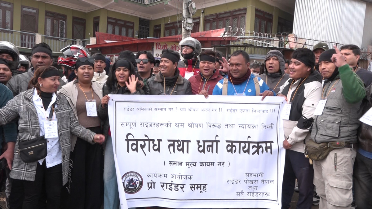 नेपालमा सञ्चालनमा रहेका राइड शेयरिङ कम्पनीहरूले मनोमानी भाडा निर्धारण गरेको र राइडरहरूको श्रम शोषण गरेको भन्दै ‘प्रो राइडर समूह’ले चरणवद्ध आन्दोलन शुरु गरेको छ । समूहले आईतवार सरकारको कमजोर नियमनका कारण राइडरहरू मर्कामा परेको भन्दै विरोध प्रदर्शन गरेको हो । विगत लामो समयदेखि सम्बन्धित निकाय र कम्पनीहरूसँग संवादको प्रयास गर्दा पनि समस्याहरूलाई बेवास्ता गरिएको भन्दै समूहले आक्रोश व्यक्त गरेको छ । उनीहरुले आईतवार काठमाडौंकोबल्खुमा कालो पट्टी बाँधेर देशव्यापी प्रतीकात्मक विरोध जनाएका छन् । त्यस्तै सामूहिक धर्ना तथा सडकमा उपस्थिति प्रदर्शन, जनसमर्थन जुटाउन व्यापक हस्ताक्षर अभियान, ठूला स्तरको ¥याली, जुलुस तथा नारा प्रदर्शन, रिले आन्दोलनमार्फत निरन्तर दबाब सिर्जना, अन्तिम विकल्पका रूपमा राइड शेयरिङ सेवा पूर्ण बन्द गर्ने उनीहरुको चेतावनी छ । राइडरहरूको धैर्यलाई कमजोरी ठानिएको भन्दै उनीहरूले ५ बुँदे माग अघि सारेका छन् । नेपालभर सञ्चालनमा रहेका सबै राइड शेयरिङ्ग एपहरूले प्रतिकिलोमिटर २७ रुपैयाँको समान भाडादर अनिवार्य रूपमा लागू गर्नुपर्ने उनीहरुको माग छ । विभिन्न योजना, बोनस वा ‘गोल ट्रिप’का नाममा राइडरहरूको भाडादर घटाउने वा बढाउने कार्य तुरुन्त बन्द गरिनुपर्ने, नेपालमा आधिकारिक रूपमा दर्ता नभएका राइड शेयरिङ्ग कम्पनीहरूलाई तत्काल नियमनको दायरामा ल्याई सञ्चालनमा रोक लगाउनुपर्ने, विदेशी राइड शेयरिङ्ग एपहरूलाई स्पष्ट नियम कानूनभित्र ल्याइनुपर्ने र पालना नगरेमा नेपाल सरकारको मातहतमा नेपाली एप सञ्चालन गरिनुपर्ने, विदेशी एपहरूमार्फत दैनिक रूपमा ठूलो मात्रामा रकम बाहिरिने अवस्थालाई रोक्न सरकारले प्रभावकारी कदम चाल्नुपर्ने उनीहरुको माग छ । समूहले नेपाली एपहरूलाई प्रोत्साहन गर्न र सरकारद्वारा आवश्यक सेवा सुविधा उपलब्ध गराई सहज रूपमा सञ्चालन गर्न पहल गर्नुपर्नेमा समेत जोड दिएको छ ।
