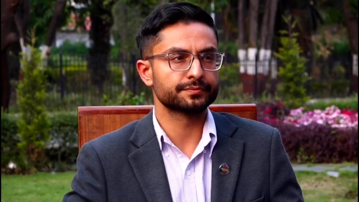 सरकारका प्रवक्ता एवं शिक्षा, विज्ञान तथा प्रविधिमन्त्री सस्मित पोखरेलले प्रदेश र संघीय सरकारबीचको सहकार्यलाई थप प्रभावकारी बनाउनुपर्नेमा जोड दिनुभएको छ । सोमवारको मन्त्रीपरिषद् बैठकपछि सञ्चारकर्मीहरुसँग कुरा गर्दै पोखरेलले प्रदेश सरकारहरूले भोगिरहेका समस्याहरूको पहिचान गरी अघि बढ्ने बताउनुभएको हो । यद्यपि यस सम्बन्धमा अहिले नै कुनै ठोस र अन्तिम योजना बनि सकेको छैन । सहकार्यको खाका तयार पार्ने काम भइरहेको उहाँले जानकारी दिनुभयो । प्रदेशका समस्याहरूलाई केन्द्रसम्म पु¥याउने र संघीयताको मर्मअनुसार दुवै तहका सरकारबीच तादात्म्य मिलाउनु अहिलेको मुख्य आवश्यकता रहेको उहाँको भनाइ छ । यसैगरी, देशभर चर्चामा रहेको सहकारी समस्याका सम्बन्धमा पनि सरकारले गम्भीरतापूर्वक गृहकार्य गरिरहेको मन्त्री पोखरेलले बताउनु भयो । विशेष गरी सहकारीमा सानो रकम वचत गरेका र समस्यामा परेका नागरिकहरूलाई राहत दिन सरकारले रणनीति बनाइरहेको छ । उहाँकाअनुसार १ लाख रुपैयाँभन्दा कम वचत भएका सर्वसाधारण वकचतकर्ताहरूलाई पहिलो प्राथमिकतामा राखेर उनीहरूको रकम भुक्तानी गर्ने प्रक्रियाका बारेमा सामान्य छलफल शुरु भएको छ । यद्यपि यस विषयमा मन्त्रिपरिषद् वा सम्बन्धित निकायबाट कुनै औपचारिक घोषणा वा निर्णय भइसकेको छैन । सरकार सहकारी पीडितका समस्याप्रति अत्यन्तै संवेदनशील रहेको र कानुनी प्रक्रिया पूरा गरी बचतकर्ताको हितमा निर्णय लिइने उहाँले स्पष्ट पार्नुभयो । एसईई परीक्षा र ब्रिज कोर्स सञ्चालनमा कडाइ शिक्षा क्षेत्रको सुधार र विद्यार्थीहरूको मानसिक स्वास्थ्यलाई ध्यानमा राख्दै सरकारले केही महत्वपूर्ण कदमहरू चालेको छ । मन्त्री पोखरेलले माध्यमिक शिक्षा परीक्षा (एसईई) को तयारीमा रहेका विद्यार्थीलाई परीक्षाको दबाब र त्यसपछिको अन्योलबाट मुक्त राख्न सरकार प्रयासरत रहेको बताउनु भयो । परीक्षा सकिने बित्तिकै विभिन्न कोचिङ र ट्युसन सेन्टरहरूले ‘ब्रिज कोर्स’का नाममा विद्यार्थीलाई तानातान गर्ने र अनावश्यक आर्थिक भार थप्ने प्रवृत्ति देखिएकाले वैशाख १ गतेसम्मका लागि कक्षा ११ को तयारीका लागि सञ्चालन गरिने त्यस्ता कक्षाहरूमा रोक लगाइएको छ । यस निर्णयले विद्यार्थीलाई परीक्षापछि केही समय आराम गर्ने र आफ्नो भविष्यको बारेमा शान्त दिमागले सोच्ने अवसर दिने सरकारको विश्वास छ । यद्यपि, उच्च शिक्षाका लागि तयारी गरिरहेका विद्यार्थीहरू जस्तै एमबीबीएस, इन्जिनियरिङ लगायतका प्रवेश परीक्षाका कोचिङ सेन्टरहरूलाई भने पूर्ण रूपमा रोक लगाइएको छैन । त्यस्ता केन्द्रहरूले प्रचलित कानून बमोजिम दर्ता भएर र तोकिएको मापदण्ड पालना गरेर मात्र आफ्नो व्यवसाय सञ्चालन गर्न पाउने मन्त्री पोखरेलले स्पष्ट पार्नुभयो । सरकारले एसईईको नतिजा प्रकाशनमा लाग्ने समयलाई पनि घटाउने योजना बनाएको छ, जसले गर्दा विद्यार्थीहरूको शैक्षिक सत्रमा ढिलाइ नहोस् । शिक्षा क्षेत्रमा हुने व्यापारिकरणलाई रोक्न र कानूनी दायराभित्र ल्याउन सरकार प्रतिवद्ध रहेको उहाँले दोहो¥याउनु भयो । प्रतिवेदनहरूको कार्यान्वयन र कानूनी प्रक्रियामा सरकारी अडान सरकारले विभिन्न समयमा गठन गरेका छानबिन समिति र आयोगका प्रतिवेदनहरूलाई दराजमा थन्क्याउने नभई कार्यान्वयन गर्ने दिशामा अगाडि बढेको मन्त्री पोखरेलले दाबी गर्नुभयो । विशेष गरी कार्की प्रतिवेदनको कार्यान्वयनका सन्दर्भमा उहाँले सरकार स्पष्ट रहेको बताउनु भयो । विगतका घटनाहरूमा संलग्न रहेका व्यक्तिहरूलाई कानूनी दायरामा ल्याउने काम भइरहेको र यसमा कुनैपनि प्रकारको राजनीतिक प्रतिशोध नसाँधिएको उहाँले प्रस्ट पार्नुभयो । राज्यका सबै निकाय र अङ्गहरूले गर्ने अनुसन्धान र अदालती प्रक्रियामा सरकारको पूर्ण समर्थन रहने र त्यसमा कुनैपनि किसिमको हस्तक्षेप नहुने उहाँले प्रतिवद्धता जनाउनु भयो । २४ गतेको घटनालाई २३ गतेको प्रतिक्रियाको रूपमा लिइए पनि त्यसमा घुसपैठ गर्ने र आपराधिक मानसिकता राख्नेहरूलाई कानून बमोजिम कारबाही गरिने उहाँले बताउनु भयो । सरकारले कानूनी राज्यको उपहास हुन नदिने र अदालतले दिएको आदेश वा अनुमति अनुसार नै पक्राउ र अनुसन्धानका कामहरू भइरहेको उहाँको तर्क छ ।