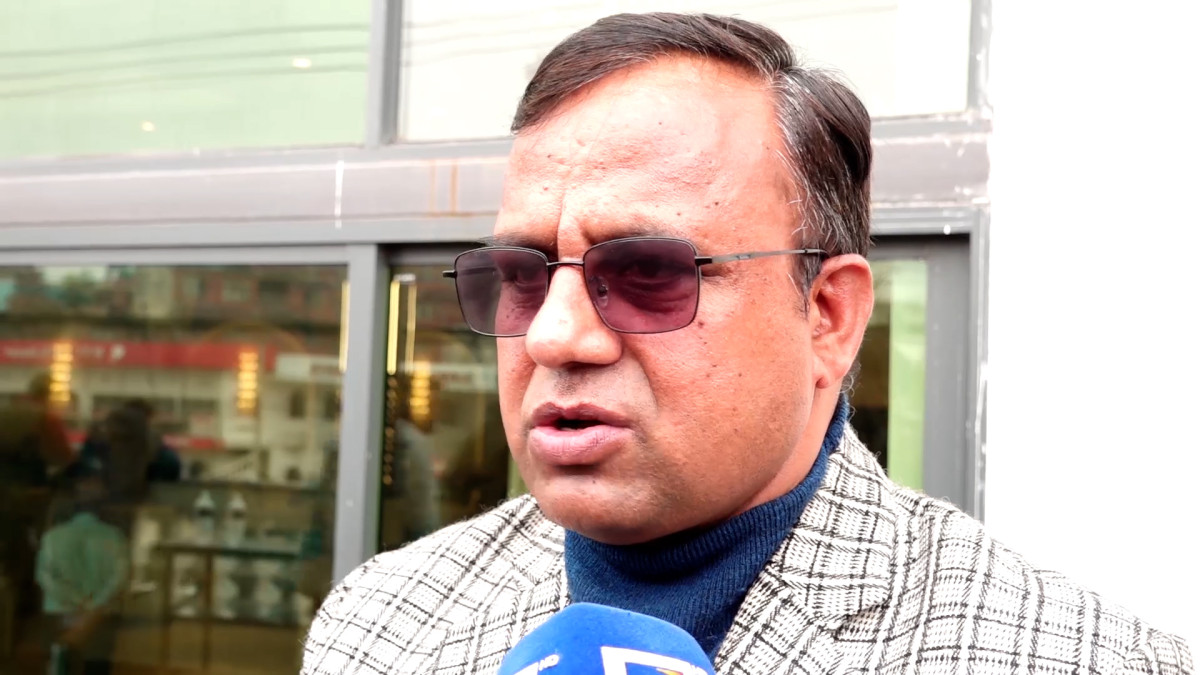 नेपाली काँग्रेसका नेता बद्रीप्रसाद पाण्डेले पूर्वप्रधानमन्त्री र पूर्वगृहमन्त्रीको गिरफ्तारीमा राज्यले विधि र प्रक्रिया मिचेको आरोप लगाउनुभएको छ । मंगलवार पूर्णबहादुर खड्का र शेखर कोईराला पक्षको केन्द्रिय समिति बैठकका क्रममा सञ्चारकर्मीहरुसँग कुरा गर्दै उहाँले यस्तो बताउनुभएको हो । उहाँले यस विषयमा पार्टीले गम्भीर राजनीतिक समीक्षा गर्ने बताउनु भयो । राजनीतिक वृत्तका साथै कानूनी र मानवअधिकारवादी क्षेत्रबाट समेत यसमाथि प्रश्न उठेको उल्लेख गर्दै उहाँले पछिल्ला घटनाक्रमबारे अनौपचारिक भेलामार्फत छलफल र परामर्श अघि बढाइने जानकारी दिनुभयो । गत शनिवार जेन जी आन्दोलन दबाएको आरोपमा प्रहरीले पूर्वप्रधानमन्त्री एवं नेकपा एमाले अध्यक्ष केपी शर्मा ओली र पूर्वगृहमन्त्री एवं नेपाली काँग्रेसका नेता रमेश लेखकलाई ज्यान सम्बन्धी कसुरमा पक्राउ गरेको थियो । उहाँले भन्नुभयो, ‘पूर्वप्रधानमन्त्री र पूर्वगृहमन्त्रीको गिरफ्तारीमा विधि र प्रक्रिया अवलम्वन नगरिएको भन्नेकुरामा राजनीतिक वृत्तमा मात्र नभई कानूनी र मानवअधिकारवादी क्षेत्रबाट समेत टिप्पणी आएको छ । यी विषयमा हामी समसामयिक राजनीतिक समीक्षा र छलफल गर्छौँ ।’ उहाँले पार्टीभित्रको आन्तरिक एकता र राष्ट्रिय राजनीतिका समसामयिक विषयमा छलफल गर्न काँग्रेस नेताहरूको अनौपचारिक भेला आयोजना गरिएको बताउनु भयो । पाण्डेले यस्ता अनौपचारिक छलफलहरूले नागरिक तहमा विश्वास जगाउने र देश निर्माणको बाटोमा सबैलाई गोलबन्द गर्न सहयोग पुग्ने विश्वास व्यक्त गर्नुभयो । उहाँले प्रतिशोधको राजनीतिभन्दा पनि स्वस्थ प्रतिष्पर्धा, हार्दिकता र मेलमिलापको माध्यमबाट देशको रूपान्तरण र समृद्धिको बाटो पक्रिनुपर्ने बताउनु भयो ।