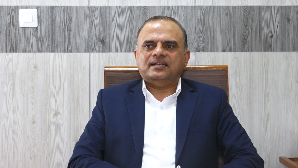 आगामी आर्थिक वर्ष २०८३/८४ का लागि अर्थ मन्त्रालयले मार्गदशन तयार पारेको छ । जेठ १५ मा संसदमा बजेट ल्याउनुपर्ने सरकारलाई संवैधानिक दायित्व छ । सोहीअनुसार अर्थ मन्त्रालयले बजेट मार्गदशन तयार पारेको हो । बजेट मार्गदशन तयार पारेर सबै मन्त्रालयलाई पठाइसकिएको अर्थमन्त्रालयका सहसचिव टंकप्रसाद पाण्डेयले बताउनु भयो । उहाँकाअनुसार आगामी आर्थिक वर्षका लागि तयार पारिएको बजेट मार्गदशनमा खासगरी बजेटले लिने प्राथमिकता समेटिएको छ । आगामी वर्षको बजेट खासगरी आर्थिक अनुशासन र खर्चमा मितव्ययीतालाई उच्च प्राथमिकता दिर्दै जेठ १५ मै ल्याउनका लागि लेखनको तयारी थालिएको सहसचिव पाण्डेले बताउनु भयो । उहाँकाअनुसार अनुशासित र खर्च मितव्ययितालाई बजेटले जोड दिनका लागि सम्बन्धित सबै मन्त्रालयहरूलाई सतर्क र संवेदनशील हुन अर्थ मन्त्रालयले भनिसकेको छ । मन्त्रालयहरूले आयोजनाहरूमा बजेट प्रश्ताव गर्दा तयारी पूरा भएका आयोजना, तत्काल ठेक्का पट्टामा जान सकिने आयोजनाहरू र प्रोजेक्ट बैंकहरूमा सूचीकृत भइसकेका आयोजनाहरूलाई मात्र बजेट प्रस्ताव गर्नुपर्ने गरी मार्गदर्शन मन्त्रालयहरूलाई पठाइसकिएको सहसचिव पाण्डेयले बताउनु भयो । सहसचिव पाण्डेयले भन्नुभयो–‘बजेट तयारीका लागि बजेट तर्जुमा मार्गदशन तयार गरेका छौँ । आगामी आ.व.को बजेटले लिने प्राथमिकताका विषयवस्तु केके हुन् ? भन्ने सन्दर्भमा मार्गदशन तयार पारिएको हो । आगामी बर्षको बजेट खासगरी आर्थिक अनुशासन र खर्च मितव्ययीता होस् भन्ने अर्थ मन्त्रालय चाहन्छ । त्यसका लागि मन्त्रालयहरु शर्तक र संवेदनशील हुन जरुरी छ । मन्त्रायलहरुले आयोजनाहरुमा बजेट प्रश्ताव गर्दा तयारी पूरा भएका आयोजना, तत्काल ठेक्का पट्टामा जान सकिने आयोजनाहरु र प्रोजेक्ट बैंकहरुमा सूचीकृत भइसकेका आयोजनाहरुलाई बजेट प्रश्ताव गर्नु भनेर त्यो किसिमको मार्गदशन मन्त्रालयहरुलाई पठाएका छौँ । स्रोत अनुमान समितिले विभिन्न विश्लेषण गरेर स्रोत अनुमानको प्रतिवेदन पेश गरिसकेको छ । खासगरी राजश्व, वैदेशिक सहयोगको आकलन गरी स्रोत निर्धारण हुन्छ । मन्त्रालयहरुलाई सिलिङहरु पठाइसकिएको छ । गत वर्ष भन्दा कम नै प्रश्ताव गरेका छाँै ।’ अर्थ मन्त्रालयलकाअनुसार योजना आयोगका उपाध्यक्ष नेतृत्वको स्रोत अनुमान समितिले बजेट सिलिङ पठाइसकेको छ । स्रोत अनुमान समितिले विभिन्न विश्लेषण गरी स्रोत अनुमान प्रतिवेदन पेश गरिसकेको र सोहीअनुसार बजेट लेखनको काम अघि बढ्न लागेको हो । खासगरी राजश्व र वैदेशिक सहयोगको आकलनका आधारमा स्रोत निर्धारण गरिने गरिएको र मन्त्रालयहरूलाई सोहीअनुसार बजेट सिलिङ पठाइसकिएको सहसचिव पाण्डेयले बताउनु भयो । उहाँकाअनुसार गत वर्षको तुलनामा यो वर्ष कम सिलिङ प्रश्ताव गरिएको छ । अर्थ मन्त्रालयका अनुसार नयाँ सरकारको प्राथमिकता, रास्वपाको वाचापत्रलाई समेत आगामी बजेटले सम्बोधन गर्नेछ ।