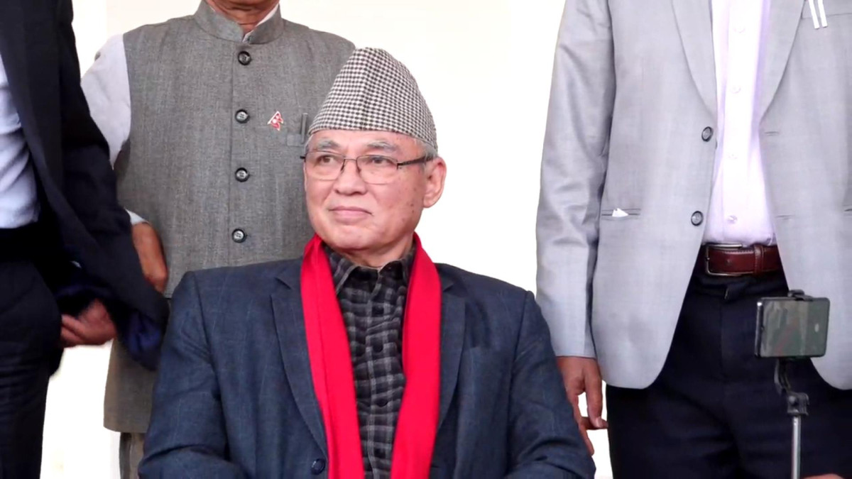 नेकपा एमाले संसदीय दलका नेता रामबहादुर थापाले सत्तापक्ष (रास्वपा) सँग संसदीय अंकगणित भएपनि वास्तविक जनमत भने प्रतिपक्षको पक्षमा रहेको दाबी गर्नुभएको छ । बुधवार पार्टी कार्यालयमा संसदीय दलको नेता चयन भएपछि सञ्चारकर्मीहरुसँग कुरा गर्दै उहाँले यस्तो बताउनुभएको हो । थापाकाअनुसार कुल खसेको १ करोड ८ लाख मतमध्ये रास्वपाको पक्षमा ४७ प्रतिशत अर्थात झन्डै ५१ लाख मत मात्र परेको छ । बाँकी ५३ प्रतिशत मत रास्वपाको विरुद्धमा अर्थात प्रतिपक्षमा रहेका दलहरूको पक्षमा रहेको उहाँको तर्क छ । उहाँले नेपाली काँग्रेस, एमाले, नेकपा र मधेसवादी दलहरूलाई जनताले प्रतिपक्षको भुमिका दिएको र यो भुमिकालाई दृढतापूर्वक निर्वाह गर्ने बताउनु भयो । उहाँले भन्नुभयो, ‘संसदीय अंकगणितले रास्वपा बहुमतमा देखिए पनि जनमतको हिसावले ऊ अल्पमतमा छ र प्रतिपक्ष बहुमतमा छ ।’ निर्वाचनको पूर्ण समीक्षा आगामी केन्द्रिय समितिको बैठकमा गरिने भएपनि प्रारम्भिक रूपमा जनमतको यो अवस्थालाई एमालेले आफ्नो शक्तिको रूपमा बुझेको छ ।