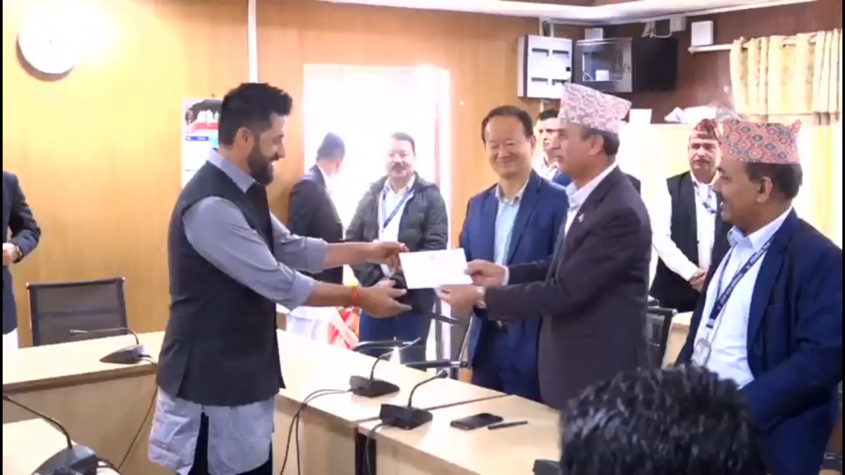 राष्ट्रिय स्वतन्त्र पार्टी (रास्वपा)का उपसभापति डोलप्रसाद अर्यालले प्रतिनिधि सभाका सभामुखका लागि उम्मेदवारी दिनुभएको छ । शुक्रवार सिंहदरवारस्थित संघीय संसद सचिवालयमा पुगेर महासचिव पदम पाण्डेलाई सभामुख पदको उम्मेदवारीका लागि मनोनयनपत्र बुझाउनुभएको हो । सो अवसरमा पार्टीका सभापति रवि लामिछाने, कानून, न्याय तथा संसदीय मामिलामन्त्री सोविता गौतम, रास्वपाका सांसदहरु सहभागी हुनुभएको थियो । राष्ट्रिय स्वतन्त्र पार्टीसँग प्रतिनिधिसभामा करिव दुई तिहाई मत १ सय ८२ सिट रहेकाले उपसभापति अर्याल सभामुख बन्ने निश्चित छ । यसअघि उहाँले सभापति लामिछाने सहकारी ठगी प्रकरणमा पक्राउ परेका बेला पार्टीको नेतृत्व सम्हाल्नुभएको थियो भने श्रम, रोजगार तथा सामाजिक सुरक्षा मन्त्रीको भुमिका पनि निर्वाह गर्नुभएको थियो ।