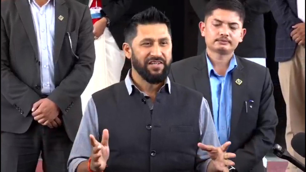 राष्ट्रिय स्वतन्त्र पार्टी (रास्वपा) का सभापति रवि लामिछानेले उपसभामुख चयनको विषयमा पार्टीले अहिले नै कुनै छलफल शुरु नगरेको स्पष्ट पार्नुभएको छ । सिंहदरबारमा सञ्चारकर्मीहरूसँग कुरा गर्दै लामिछानेले पहिला सभामुखको निर्वाचन प्रक्रिया सम्पन्न भएपछि मात्र उपसभामुखको बारेमा छलफल अगाडि बढ्ने बताउनुभएको हो । उहाँले उपसभामुखको चयनमा संवैधानिक व्यवस्था, व्यावहारिक पक्ष र विगतका अभ्यासहरूलाई मध्यनजर गरिने स्पष्ट पार्नुभयो । संविधानले निर्दिष्ट गरेका व्यवस्थाहरू र संसदीय अभ्यासलाई सन्तुलित रूपमा लैजानुपर्नेमा जोड दिँदै उहाँले कतिपय अवस्थामा उम्मेदवारी नहुने परिस्थिति पनि आउन सक्ने संकेत गर्नुभयो । लामिछानेले अन्य दलहरूसँगको समन्वय र संसदीय प्रक्रियाको चरणवद्ध विकासले नै आगामी बाटो तय गर्ने विश्वास व्यक्त गर्नुभयो । लामिछानेले भने। उनले सभामुखले प्रतिपक्षलाई दमन गर्ने वा नागरिकका मुद्दाहरूलाई बन्देज लगाउने खालको व्यवहार गर्न नहुनेमा खबरदारी गर्नुभयो । उहाँले भन्नुभयो, ‘हामी अहिले उपसभामुखको छलफलमा प्रवेश गरेका छैनौँ । पहिला सभामुखको काम सकौँ, त्यस पछाडि मात्र उपसभामुखबारे छलफल गरौँला । संवैधानिक व्यवस्था र व्यावहारिक परिस्थिति दुवैलाई हेरेर हामी अगाडि बढ्छौँ । जुन स्पिरिटमा मैले संसदमा आफ्नो मन्तव्य राखेको थिएँ, पार्टी त्यही स्पिरिटमा अडिग छ । सभामुख भइसकेपछि उहाँ पार्टीको रहनुहुन्न। पार्टीमा रहँदाका अनुभव र असहजतालाई उहाँले व्यवहारमा उतार्दा लोकतान्त्रिक मूल्य मान्यतालाई ध्यान दिनुपर्छ ।’ लामिछानेले सभामुखको भुमिका निष्पक्ष र मर्यादित हुनुपर्नेमा जोड दिनुभयो । सभामुख पदमा निर्वाचित भइसकेपछि व्यक्ति कुनै विशेष राजनीतिक दलको नभई सिङ्गो सदन र सबै सांसदहरूको साझा अभिभावक हुनुपर्ने उहाँले बताउनु भयो ।