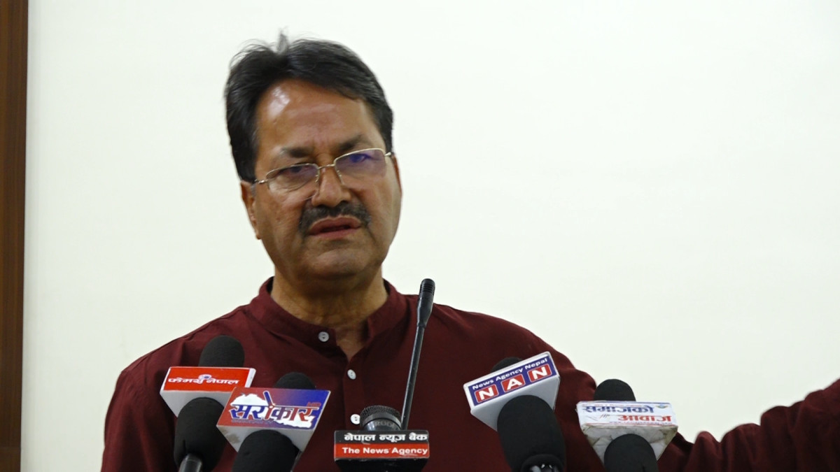 नेपाली काँग्रेसका नेता एवं पूर्वपरराष्ट्रमन्त्री नारायणप्रकाश साउदले नेपालको परराष्ट्र नीति राष्ट्रिय हित, सुरक्षा र आर्थिक समृद्धिमा केन्द्रित हुनुपर्नेमा जोड दिनुभएको छ । राष्ट्रिय जनमोर्चाले आयोजना गरेको ‘निर्वाचनको मूल्याङ्कन तथा नेपालको परराष्ट्र नीतिबीचको अन्तरसम्बन्ध’ विषयक अन्तरक्रिया कार्यक्रममा बोल्दै नेता साउदले सो कुरा बताउनुभएको हो । कार्यक्रममा बोल्दै पूर्वपरराष्ट्रमन्त्री साउदले परराष्ट्र नीति र निर्वाचनको मूल्याङ्कनलाई जोडेर हेर्दा आन्तरिक र वाह्य पक्षको सन्तुलन महत्वपूर्ण हुने बताउनु भयो । नेपालको संविधानले नै असंलग्न परराष्ट्र नीतिलाई आत्मसात गरेको स्मरण गराउँदै साउदले व्यावहारिक रूपमा पनि असंलग्न रहनु नै नेपालको हितमा रहेको बताउनु भयो । नेपाल दुई ठूला उदीयमान अर्थतन्त्र भएका छिमेकी मुलुक भारत र चीनको बीचमा रहेको उल्लेख गर्दै साउदले परराष्ट्र नीतिलाई आर्थिक समृद्धिसँग जोड्नुपर्ने आवश्यकता औँल्याउनु भयो । उहाँले नेपालको बढ्दो व्यापार घाटा र परनिर्भरताप्रति चिन्ता व्यक्त गर्नुभयो । हालैको निर्वाचन र राष्ट्रिय स्वतन्त्र पार्टी (रास्वपा) को उदयका बारेमा टिप्पणी गर्दै साउदले नयाँ शक्तिसामु चुनौतीका पहाडहरू रहेको बताउनु भयो । विशेष गरी वैदेशिक रोजगारीमा गएका युवाहरूलाई स्वदेशमै रोजगारी दिने आश्वासन पूरा हुन नसके त्यसले भविष्यमा अर्को विद्रोह निम्त्याउन सक्ने उहाँको चेतावनी छ । उहाँले भन्नुभयो, ‘परराष्ट्र नीति एउटा बृहत् विषय हो भने निर्वाचन आन्तरिक अभ्यास । तर, जबसम्म आन्तरिक रूपमा राजनीतिक दलहरू परिपक्व भएर राष्ट्रिय चुनौतीमा एक हुँदैनन्, तबसम्म बाह्य शक्तिहरूले खेल्ने मौका पाउँछन् । हाम्रो पहिलो प्राथमिकता आन्तरिक सुरक्षा, अखण्डता र सार्वभौमिकता हुनुपर्छ । परराष्ट्र नीति गणितीय हुँदैन, यो हाम्रा हितहरूले निर्धारण गर्ने सन्तुलनमा आधारित हुनुपर्छ । हाम्रो बजारमा कि चिनियाँ सामान छ कि भारतीय । आफ्नै उत्पादन नहुँदा नेपालीको जीवनस्तर महँगीले दुरूह बनेको छ । अबको विदेश नीतिले आर्थिक समृद्धिका स्रोतहरू पहिल्याउनुपर्छ ।’ छिमेकी मुलुकहरूमा दशकौँदेखि एउटै राजनीतिक परिपाटी स्थिर रहेको उदाहरण दिँदै साउदले नेपालमा भने छिटो–छिटो हुने सरकार र व्यवस्था परिवर्तनले विकासमा बाधा पु¥याएको बताउनुभयो । उहाँले शासनको ढाँचा र राष्ट्रिय मुद्दाहरूमा सबै राजनीतिक दलबीच न्युनतम सहमति र स्थिरता हुनुपर्नेमा जोड दिनुभयो ।