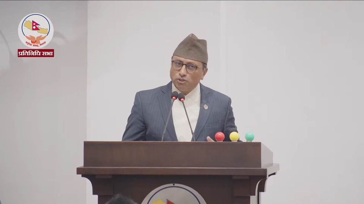 अर्थमन्त्री एवं राष्ट्रिय स्वतन्त्र पार्टी (रास्वपा) का उपसभापति डा. स्वर्णिम वाग्लेले सभामुख पदका उम्मेदवार डोलप्रसाद (डीपी) अर्यालको समर्थन गर्दै उहाँको अनुभव र शालीनताले संसदको गरिमा बढ्ने विश्वास व्यक्त गर्नुभएको छ । संसदमा बोल्दै डा. वाग्लेले रास्वपाका संस्थापक नेता एवं उपसभापति अर्याललाई ‘सह–योद्धा र मित्र’ को रूपमा चित्रण गर्दै उहाँको उम्मेदवारीले संसदमा एउटा परिपक्व राजनीतिक र व्यवस्थापकीय अनुभव भित्रिने बताउनुभएको हो । डा. वाग्लेले अर्यालसँग कार्यपालिका र व्यवस्थापिका दुवैको अनुभव रहेको स्मरण गराउनु भयो । अर्यालको व्यक्तिगत गुणको चर्चा गर्दै वाग्लेले उहाँमा उत्कृष्ट व्यवस्थापकीय क्षमता, शालीन समन्वयकारी भूमिका र मध्यमवर्गीय संघर्षबाट खारिएको उन्नत चेत रहेको बताउनु भयो । सभामुखको मुख्य गुण तटस्थता हुनुपर्नेमा जोड दिँदै डा. वाग्लेले अर्यालले कुनै दलीय आवद्धता नराखी जिम्मेवारी निभाउनेमा आफू विश्वस्त रहेको बताउनु भयो । उहाँले इतिहासका सफल सभामुखहरूको स्मरण गर्दै अर्याललाई ती मानकहरू पछ्याउन सुझाव समेत दिनुभयो । पूर्वसभामुख दमननाथ ढुंगानाले संसदलाई जीवन्त बनाउन खेल्नुभएको भुमिका र सुवास नेम्वाङको कानूनी विज्ञता एवं समन्वयकारी क्षमताबाट पनि नयाँ सभामुखले सिक्नुपर्ने उहाँले उल्लेख गर्नुभयो । डा. वाग्लेले रास्वपाले ‘जेन–जी’ आन्दोलनको मर्म बोकेर अगाडि बढेको उल्लेख गर्दै अर्यालले आधुनिक पुस्ताका अपेक्षा र आकांक्षाहरूलाई आफ्नै शैलीमा ढालेर मौलिकता दिने विश्वास व्यक्त गर्नुभयो ।
