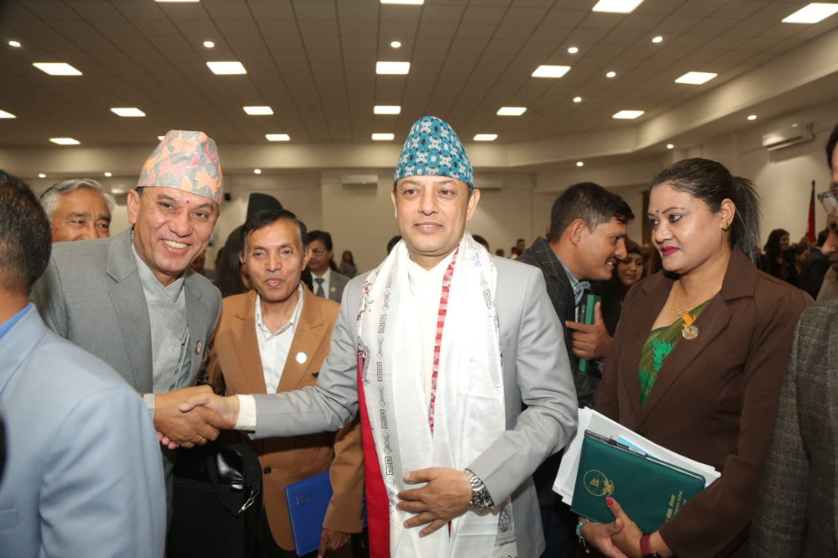 नवनिर्वाचित प्रतिनिधि सभाका सभामुख डोलप्रसाद अर्यालले सदनको मर्यादा कायम हुनेगरी आफूले काम गर्ने प्रतिवद्धता व्यक्त गर्नुभएको छ । सभामुख निर्वाचित भएलगत्तै संघीय संसद भवन परिसरमा सञ्चारकर्मीहरुले राखेका जिज्ञासाको संक्षिप्त जवाफ दिँदै उहाँले संविधान र कानूनको पालना गर्दै सबै सांसदहरुको सम्मान हुनेगरी आफू अघि बढ्ने समेत बताउनु भयो । नवनिर्वाचित सभामुख अर्यालले आफूले निष्पक्ष भूमिका निर्वाह गर्ने बताउनु भयो । उहाँले भन्नुभयो,‘संविधान, कानून राम्रोसँग हेरेको छु मैले । त्यसलाई पालना गरेर सबै माननीय ज्यूहरुलाई सम्मान हुने किसिमबाट सदनको मर्यादा कायम हुने किसिमबाट काम हुन्छ । निष्पक्ष भूमिका निर्वाह हुन्ुपर्छ, हुन्छ ।’ नवनिर्वाचित सभामुख अर्यालले संविधान र कानूनको ज्ञान आफूलाई राम्रोसँग भएकाले संसदलाई सोहीअनुसार अघि बढाउने बताउनु भयो ।