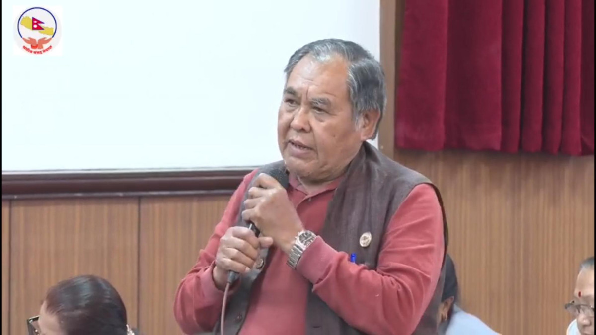 नेपाली कम्युनिष्ट पार्टी राष्ट्रिय सभाका सांसद शुरेशकुमार आलेमगरले विद्यार्थी संगठनहरु खारेज गर्ने निर्णय तत्काल फिर्ता लिन सरकारसँग माग गर्नुभएको छ । आईतवार राष्ट्रिय सभा बैठकमा बोल्दै उहाँले सो निर्णय पञ्चायतकालीन निरंकुश तानाशाही व्यवस्थाको झल्को दिएको जिकिर गर्दै तत्काल सो निर्णय खारेज गर्न सरकारलाई सचेत गराउनु भयो । सांसद आलेमगरले कुनैपनि राजनीतिक दलमा संगठनहरु आवद्ध हुने कुरा संविधान र कानूनसम्मत हुने भएकाले सरकारले त्यसलाई प्रतिबन्ध लगाउने काम गर्न नमिल्ने तर्क समेत गर्नुभयो । उहाँले भन्नुभयो,‘यो सरकारले विभिन्न दलमा आवद्ध विद्यार्थी संगठनहरुलाई प्रतिवन्ध लगायो भन्ने कुरा विभिन्न सञ्चार माध्याममा आएको छ । बहुदलीय व्यवस्थामा राजनीतिक विचारका आधारमा विभिन्न दलहरु गठन हुन्छन । ती दलहरुमा विभिन्न संगठनहरु आवद्ध हुन सक्छन् । यो विल्कुल लोकतान्त्रिक कुरा हो । यो लोकतान्त्रिक अभ्यास हो । यो कुनै गैरकानूनी, असंवैधानिक आपत्तिजनक कुरा होइन । त्यसैले यो सरकारले जुन प्रतिवन्ध लगाएको छ विद्यार्थी संगठनहरुमाथि । यसलाई फिर्ता गरिनुपर्छ । सरकारको यो निर्णयले कतै निरंकुश तानाशाही व्यवस्था, जसलाई नेपाली जनताले ३६ वर्ष अगाडि आर्यघाटमा सेलाएका थिए । त्यो व्यवस्थाको पुनरागमन भएको त होइन ? मलाई त्यस्तो त लाग्दैन । यो सरकार लोकतान्त्रिक हो भन्ने मलाई लाग्दछ । यदि त्यस्तो हो भने विद्यार्थी संगठनमाथि प्रतिवन्ध लगाउने यो निर्णय नेपाल सरकारले तुरुन्त खारेज गरोस् । फिर्ता लिइयोस् । सांसद आलेमगरले बहुदलीय व्यवस्थामा दलहरु छान्ने अधिकार जोकोहीलाई पनि हुन्छ भन्ने कुरामा सरकारले हेक्का राख्नुपर्ने समेत बताउनु भयो ।
