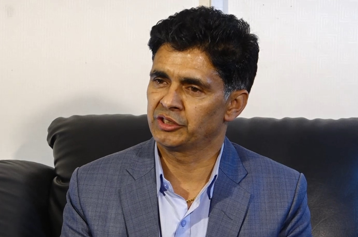 सरकारले पेट्रोलियम पदार्थको खपत घटाउन र वैदेशिक मुद्रा सञ्चिति जोगाउन हप्तामा दुई दिन सार्वजनिक बिदा दिने निर्णय गरेसँगै सरोकारवालाहरुले चासो र चिन्ता व्यक्त गरेका छन् । प्रारम्भिक रुपमा शिक्षा क्षेत्र र न्युन आय भएका वर्गमा गम्भीर असर पार्ने भन्दै सरोकारवालाहरूले चिन्ता व्यक्त गरेका हुन् । मध्यपूर्वमा जारी युद्धका कारण सिर्जित विश्वव्यापी ऊर्जा संकटको प्रभाव नेपालमा पनि देखिएको सन्दर्भमा यो निर्णय आएपनि अव्यवहारिक हुने भन्दै सरोकारवालाहरुले चिन्ता व्यक्त गरेका छन् । यसले प्रत्यक्ष असर शिक्षा क्षेत्रमा असर पर्ने उनीहरुको भनाइ छ । शनिवार र आईतवार बिदा दिँदा वर्षभरिको कुल बिदा १०४ दिन पुग्ने र त्यसमा अन्य धार्मिक तथा सांस्कृतिक बिदाहरू थपिँदा कार्यदिनभन्दा बिदाको दिन धेरै हुने देखिएको हो । नेपाल सरकारले निर्दिष्ट गरेको विस्तृत पाठ्यक्रम निर्धारित समयमा पूरा नहुने र विद्यार्थीको सिकाइ उपलब्धिमा ह्रास आउने राष्ट्रिय निजी तथा आवासीय विद्यालय एशोसिएशन नेपाल (नेसनल प्याबसन)का उपाध्यक्ष बिष्णु पराजुलीले बताउनु भयो । उहाले भन्नुभयो ‘नेपालको पाठ्यक्रम अन्तर्राष्ट्रिय स्तरको र विस्तृत छ । एकातिर कार्यदिन घटाउने र अर्कोतिर शैक्षिक सत्र पनि ढिलो शुरु गर्ने हो भने हामीले शिक्षामा राखेको लक्ष्य प्राप्त हुन सक्दैन, अहिलेको युवा नेतृत्वको सरकारले पेट्रोलियम आपूर्ति सहज हुनेबित्तिकै यो निर्णयमा पुनर्विचार गरी हप्तामा एक दिन मात्र बिदाको व्यवस्था गर्नुपर्छ ।’ यस्तै, सार्वजनिक सेवा प्रवाहका लागि निर्धारण गरिएको बिहान ९ देखि साँझ ५ बजेसम्मको समय पनि अव्यवहारिक देखिएको छ । बिहानको समयमा घरायसी काम र बालबालिकाको व्यवस्थापन गर्नुपर्ने भएकाले कर्मचारी र सेवाग्राही दुवैका लागि ९ बजे नै कार्यालय पुग्नु चुनौतीपूर्ण हुने पनि उपाध्यक्ष पराजुलीले दाबी गर्नुभयो । यस निर्णयको अर्को गम्भीर पक्ष सामाजिक र आर्थिक प्रभाव रहेको छ । दैनिक ज्यालादारीमा काम गर्ने मजदुर र कामकाजी अभिभावकका लागि दुई दिने बिदा बोझ बनेको छ । हप्तामा दुई दिन विद्यालय बिदा हुँदा बालबालिकामा मोबाइलको लत बढ्ने, अभिभावकको निगरानी अभावमा कुलतमा लाग्नसक्ने र सुरक्षाको जोखिम बढ्ने देखिएको छ । साथै, बालबालिकाको हेरचाहका लागि अभिभावकमध्ये एकजना घरमा बस्नुपर्दा दैनिक कमाइमा समेत प्रत्यक्ष असर पर्ने देखिएको छ । सरकारको शैक्षिक सत्र शुरु हुने दिन १५ दिन पर सार्ने निर्णयले पनि शैक्षिक क्यालेण्डरमा थप दबाब पर्ने पनि उपाध्यक्ष पराजुलीले बताउनु भयो । एकातर्फ पठन–पाठन गर्ने दिन घटेको साथै शैक्षिक सत्र सुरुहुने दिन वैशाख १ बाट १५ गते धकेल्दा थप १५ दिनको खालि (बिदा जस्तै) समयले खर्च समेत बढाउने उपाध्यक्ष पराजुलीको तर्क छ । संकटको समाधानका लागि बिदा दिने विकल्पभन्दा पनि दीर्घकालीन समाधान खोजिनुपर्नेमा उपाध्यक्ष पराजुलीले जोड दिनुभयो ।