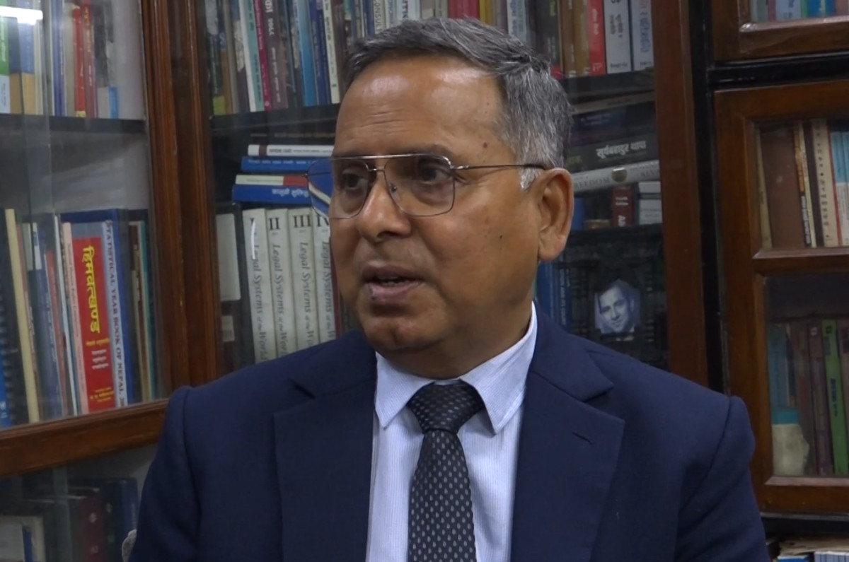 वर्तमान सरकार दुई–तिहाइको अङ्कगणितीय बल र जनउत्तेजना (पपुलिजम) को लहरमा सवार भएपनि यसको कार्यशैलीमा विधिको शासनभन्दा ‘स्वेच्छाचारिता’ हाबी हुने गम्भीर खतरा देखिएको छ । संविधानविद् डा. विपिन अधिकारीले परिणाममुखी कामका नाममा स्थापित कानूनी प्रक्रिया मिच्ने, शक्ति पृथकीकरणको उपहास गर्दै सांसदलाई मन्त्रालयमा परिचालन गर्ने र पर्याप्त प्रमाणबिना केवल ‘पब्लिक प्रेसर’का भरमा अनुसन्धान अघि बढाउने प्रवृत्तिले लोकतन्त्रको जग नै खियाउन सक्ने भन्दै सरकारलाई सचेत गराउनुभएको छ । न्युज एजेन्सी नेपालसँगको कुराकानीमा संविधानविद् अधिकारीले अङ्कगणितले मात्र शासकीय वैधता नदिँने बरु नियन्त्रित शक्ति र संवैधानिक मर्यादाको पालना नभए यो सरकार पनि विगतकै गल्ती दोहो¥याउने र निर्वाचित तानाशाहीतर्फ उन्मुख हुने जोखिम रहेको संकेत देखाउनु भयो । लोकतन्त्रमा प्रक्रियागत न्यायसँग सम्झौता गर्नु भनेको ‘हिटलर’ पथमा हिँड्नु सरह हुने चेतावनी दिँदै डा. अधिकारीले नेतृत्वलाई ‘स्लो डाउन’ (हतार नगर्न) र संवैधानिक सीमाभित्र रहन गम्भीर आग्रह गर्नुभएको छ । प्रश्तुत छ न्युज एजेन्सी नेपालले संविधानविद् डा. विपिन अधिकारीसँग गरेको कुराकानीको सम्पादित अंश । प्रश्नः अहिले संसद्मा दुई–तिहाइ बहुमत नजिकको सरकार छ, यही बलमा संविधान संशोधन गर्ने गृहकार्य भइरहेको सुनिन्छ, तपाईंको नजरमा अहिलेको मुख्य प्राथमिकता संविधानका धाराहरू फेर्नु हो कि यसको पूर्ण कार्यान्वयनमा इमानदार हुनु हो ? जवाफः हेर्नुस्, अहिले संविधान ‘परिवर्तन’ गरिहाल्नुपर्ने अवस्था छैन, यसमा ‘संशोधन’को विषय मात्र हो । रास्वपा लगायतका धेरै दलहरुले यसलाई मुख्य एजेण्डा बनाएका छन् र यसैका आधारमा जनमत पनि पाएका छन् । तर संशोधनको प्रस्ताव ल्याउनुअघि एउटा गम्भीर प्रश्न सोध्नुपर्छ ‘संविधानको कार्यान्वयन कहाँ–कहाँ भयो र कहाँ–कहाँ भएन ?’ जहाँ कार्यान्वयन भएन, त्यहाँको समस्या हाम्रो कानुनको अभावले हो कि हाम्रो राजनीतिक आचरण र संस्कृतिले हो ? यो बुझ्न जरुरि छ । मलाई लाग्छ, यो सरकार पाँच वर्षका लागि बनेको हो भने कम्तीमा दुई वर्ष गहन अध्ययनमा खर्चिनुपर्छ । रास्वपाले जुन ५–६ वटा बुँदामा संशोधनको कुरा गरेको छ, त्यसलाई ‘इस्यु पेपर’का रूपमा लिएर ठूला दलले सहजीकरण गर्नुपर्छ । नेतृत्वले ‘मेरिट’ मात्र हेरेर हुँदैन, यसले निम्त्याउन सक्ने राजनीतिक जोखिम र समाजमा पार्ने प्रभावको ‘क्याल्कुलेटेड रिस्क’ पनि लिन सक्नुपर्छ। संविधान फेर्नुभन्दा पहिले संविधानको मर्म बुझ्नु र त्यसलाई व्यवहारमा उतार्नु नै आजको पहिलो प्राथमिकता हो । प्रश्नः प्रत्यक्ष निर्वाचित कार्यकारीको बहस फेरि सतहमा आएको छ, कोही राष्ट्रपतीय प्रणाली भन्छन्, कोही प्रत्यक्ष निर्वाचित प्रधानमन्त्री, नेपाल जस्तो मुलुकका लागि कुन बाटो सही होला ? जवाफः यो बहस नयाँ होइन । संविधान सभाकै बेला यसमा लामो विवेचना भएको थियो । हामीले अहिले अपनाएको संसदीय पद्धति हो । धेरैले राष्ट्रपतीय प्रणालीको कुरा गर्छन्, जहाँ राष्ट्रपतिले ‘एक्सपर्ट गभर्मेन्ट’ चलाउँछन् । तर यसको एउटा ठूलो जोखिम छ, यदि ‘गलत मान्छे’ चुनियो भने उसलाई तह लगाउन निकै गाह्रो हुन्छ । उदाहरणका लागि अमेरिकामा डोनाल्ड ट्रम्पको सन्दर्भ हेर्नुस् न– उनीसँग कार्यकारी अधिकार एकछत्र छ, उनले आफ्ना मन्त्री (सेक्रेटरी) लाई जुनसुकै बेला निकाल्न सक्छन् । उनले चाहे भने निकै राम्रो विज्ञको टोली पनि बनाउन सक्छन् तर उनले ‘मैले सबै जानेको छु’ भन्न थाले भने प्रणाली नै जोखिममा पर्छ । फ्रान्सेली मोडेलको कुरा गर्ने हो भने, त्यहाँ राष्ट्रपति र प्रधानमन्त्रीबीच अधिकारको बाँडफाँड हुन्छ । राष्ट्रपतिले सेना, परराष्ट्र नीति र गम्भीर राष्ट्रिय मुद्दा हेर्छन् भने प्रधानमन्त्रीले दैनिक प्रशासन, जसलाई म ‘नुन, तेल, दाउराको राजनीति’ भन्छु, त्यो सम्हाल्छन् प्रधानमन्त्रीले । तर यसका लागि ‘तेरो–मेरो’ नगर्ने राजनीतिक संस्कृति चाहिन्छ । नेपाल जस्तो धेरै जातजाति, धर्म र भूगोल भएको देशमा शासकीय वैधता चुनावले मात्र होइन, ‘इन्क्लुसिभनेस’ (समावेशिता) ले पनि दिन्छ । अघिल्लो पटक पहाडको प्रधानमन्त्री हुनुहुन्थ्यो, अर्को पटक मधेसको होला, यसले जनतामा अपनत्व सिर्जना गर्छ । त्यसैले संसदीय प्रणालीमा धेरैलाई समेट्ने ‘माला’ गाँस्न सकिन्छ । प्रश्नः पछिल्लो समय हाई–प्रोफाइल भ्रष्टाचारका मुद्दाहरूमा सरकार निकै आक्रामक देखिएको छ, तर तपाईंले अनुसन्धानको प्रक्रियामा कतै भुलचुक भएको संकेत गर्नुभएको छ, के विधिको शासनमा अनुसन्धान भन्दा ‘पब्लिक प्रेसर’ हाबी भएको हो ? जवाफः लोकतन्त्रमा परिणाम मात्र राम्रो भएर पुग्दैन, प्रक्रिया पनि न्यायपूर्ण हुनुपर्छ । हाम्रो प्रहरी प्रशासनमा एउटा गलत प्रवृत्ति छ ‘पहिले थुन्ने र पछि प्रमाण खोज्ने ।’ म यसलाई ’प्रहरीको खल्तीमा प्रमाण नहुने अवस्था’ भन्छु । ९९ प्रतिशत केसमा प्रहरीले शुरुमा एउटा ‘थ्योरी’ लिएर अदालत जान्छ र भन्छ ‘थुन्न पाए प्रमाण संकलन सजिलो हुन्थ्यो’। यो निकै खतरनाक कुरा हो । उदाहरणका लागि गौरीबहादुर कार्कीको प्रतिवेदनलाई लिनुस् । कुनै प्रतिवेदन वा हल्लाका आधारमा कसैलाई पक्राउ गर्नुअघि पर्याप्त अनुसन्धान हुनुपर्छ । प्लेन हाइज्याक गर्नु, डकैती गर्नु र तरकारी चोर्नु, यी सबै चोरी नै हुन्, तर यी अलग–अलग कसुर हुन् । सबैलाई एउटै डालोमा राखेर ‘एग्रेसिभली’ थुन्नु हुँदैन । यदि अदालतमा निर्दोष ठहरियो भने उसले जेलमा बिताएको समय र उसको परिवारले भोगेको मनोवैज्ञानिक पीडाको क्षतिपूर्ति कसले दिने ? हाम्रो कानूनमा त क्षतिपूर्तिको व्यवस्था पनि छैन । अदालत न्याय गर्ने ठाउँ हो, जोखिम लिने ठाउँ होइन । त्यसैले न्यायाधीशले पनि शुरुमै प्रमाण माग गर्नुपर्छ र प्रहरीलाई भन्नुपर्छ ‘प्रमाण ल्याऊ, अनि मात्र थुन्ने कुरा गर ।’ प्रश्नः सांसदहरूलाई मन्त्रालयमा लगेर सघाउन लगाउने जस्ता कार्यहरू भइरहेका छन्, यसलाई तपाईंले कसरी हेर्नुभएको छ ? जवाफः यो संसदीय पद्धतिको घोर अज्ञानता हो । संसद र सरकारको सम्बन्धलाई म एउटा रोचक उदाहरणबाट स्पष्ट पार्छु ‘यो एउटा ‘बेल्ट र बकल’ जस्तो हो । बेल्टका दुई पुच्छर अलग–अलग हुन्छन्, तर एउटा अंकुशे (बकल) ले उनीहरूलाई जोड्छ । संसद्ले सरकारलाई वैधता र बजेट दिन्छ, तर काम गर्ने जिम्मेवारी सरकारको मात्र हो । संसद्को काम त सरकारले गरेको कामको मूल्याङ्कन गर्ने र जवाफदेहिता खोज्ने हो । यदि सांसद आफैँ मन्त्रालयको काममा सहभागी हुन थाल्यो भने उसले सरकारलाई कसरी प्रश्न गर्छ ? उसले त आफ्नै संलग्नता भएको कामको आलोचना गर्न सक्दैन । मन्त्रालयमा जानुको सट्टा संसद्मा सचिवलाई बोलाउने, प्रश्न गर्ने र हिसाब खोज्ने काम हुनुपर्छ । यो ‘शक्ति पृथकीकरण’को सिद्धान्त विपरीत हो, यस्तो भूलचुक तुरुन्त सच्याउनुपर्छ । प्रश्नः सरकारी विज्ञापन सरकारी मिडियालाई मात्र दिने चर्चा छ, यसले निजी मिडिया र स्वतन्त्र पत्रकारितामा कस्तो असर पार्ला ? जवाफः मिडिया लोकतन्त्रको प्राण हो । मिडिया रहेन भने लोकतन्त्र पनि रहँदैन । मिडिया स्वतन्त्र र स्वायत्त भएपनि यसको लाभ त हामी जस्ता सर्वसाधारणले नै पाउने हो । यदि सरकारले विज्ञापनमा सिन्डिकेट लाद्न थाल्यो भने निजी मिडिया सुक्छन् । हाम्रो जस्तो गरिब देशमा निजी क्षेत्र बलियो नहुँदा मिडिया विज्ञापनमा निर्भर हुनुपर्छ । सरकारले विज्ञापनमा भ्रष्टाचार रोक्नुपर्छ, तर त्यसको नाममा मिडियालाई नियन्त्रण वा कमजोर बनाउनु हुँदैन । मिडियाका कारण नै आज हाम्रो समाज प्रजातान्त्रिक भएको छ, त्यसैले सरकारले मिडियालाई कसरी ‘सस्टेनेबल’ (दिगो) बनाउने भन्ने योजना ल्याउनुपर्छ । प्रश्नः यो सरकार ‘जेन–जी’ प्रोटेस्टको जगमा र ठूलो जनअपेक्षाका बीच बनेको छ, तपाईंले शपथ ग्रहण लगत्तै (स्लो डाउन) भनेर ट्वीट गर्नुभएको थियो, यसको तात्पर्य के थियो ? जवाफः म यो सरकारप्रति आशावादी छु । यसका तीन कारण छन्, पहिलो, यसमा आफ्नो क्षेत्रमा सफल भएका नयाँ अनुहार छन् । दोस्रो, यो युवा नेतृत्व हो जसले प्रतिवद्धता बोकेको छ । र तेस्रो, उनीहरूको निहित स्वार्थ कम छ । उनीहरूले भ्रष्टाचारको पैसाले चुनाव जितेका होइनन्, त्यसैले उनीहरूसँग नैतिक पुँजी छ । तर मेरो ’स्लो डाउन’ को अर्थ यो हो कि हतारमा निर्णय गरेर पछि पछुताउनुभन्दा विधिको शासनलाई सम्मान गर्दै अघि बढ्नुस् । हिटलर र लेनिन पनि चुनाव जितेरै गएका थिए, तर पछि उनीहरू स्वेच्छाचारी बने । लोकतन्त्रमा ‘क्याल्कुलेटेड पावर’ हुनुपर्छ । संसदलाई बढी समय दिनुस् । प्रधानमन्त्रीले संसद्मा उभिएर सांसदका प्रश्नहरूको सामना गर्नुपर्छ, तलब मात्र खाएर हुँदैन । विधिको शासन र कानूनको उचित प्रक्रियालाई कहिल्यै नछोड्नुस् । लोकतन्त्रमा परिणाम जतिसुकै राम्रो आए पनि प्रक्रिया गलत छ भने त्यो टिकाउ हुँदैन ।