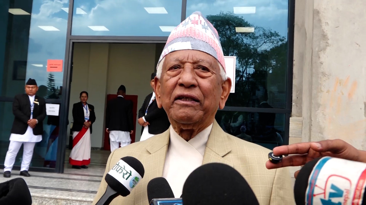नेपाली काँग्रेसका नेता अर्जुननरसिंह केसी पार्टी संसदीय दलको नेता सहमतीमा चयन हुने दावी गर्नुभएको छ । सोमवार संघीय संसद भवन परिसरमा सञ्चारकर्मीहरुले राखेका जिज्ञासाको जवाफ दिनेक्रममा उहाँले सो कुरा बताउनुभएको हो । संसदीय दलको नेताको आकांक्षी नेता केसीले आफूले संघीय संसदमा ज्येष्ठ सदस्यको हैसियतले सभामुखको भुमिका निर्वाह गर्नुपरेकाले पार्टी संसदीय दलको नेता चयनको काममा ढिलाई हुन गएको समेत स्पष्ट पार्नुभयो । सभामुखको जिम्मेवारीमा बसेका व्यक्तिले पार्टीको गतिविधिमा भाग लिन नपाउने भएकाले पनि काँग्रेस पदाधिकारी बैठकले दलको नेता चयनका लागि आवश्यक निर्णय ढिलाई गर्नुपर्ने अवस्था आएको उहाँको भनाई थियो । नेता केसीले दलको नेतामा केही नेताहरुको दावी रहेको उल्लेख गर्दै आपसमा छलफल गरेर सहमतीमा चयन हुने जिकिर पनि गर्नुभयो । उहाँले २–३ दिन भित्र काँग्रेस संसदीय दलको नेता चयन हुने समेत बताउनु भयो । नेता केसीले भन्नुभयो,‘यो हप्ता भित्रै हामी हामी दलको नेता टुंगो लगाउँछाँै । अब प्रतिनिधि सभाको ज्येष्ठ सदस्यको नाताले ससदमा सभामुखको दायित्व निर्वाह गर्नुपर्ने भएकाले जबसम्म सभामुखको दायित्व निर्वाह गरियो, तवसम्म पार्टीको कुनै कार्यक्रम र पार्टीगत रुपबाट सहभागी हुन नहुने भएको हुनाले हाम्रा पदाधिकारी साथीहरुले स्थगित गर्नुभएको हो । भोली नै हाम्रो संसदीय दलको मिटिङ बस्दैछौ । २,३ दिन भित्रै हामी यसलाई टुंग्याउँछौँ । यो अत्यन्तै ठूलो जटिल विषय होइन । दलको नेतामा दावी हुनु स्वभाविक कुरा हो । सबैको दावीलाई आपसमा बसेर एकीकृत गरेर हामी जे निर्णय गर्छौ, त्यो सहमतीमा गर्छौ । अहिले को ब्याक हुने, को अगाडि बढ्ने भन्दा पनि सहमतीमा छलफल गरेर एउटा निष्कर्षमा पुग्छौँ ।’ नेता केसीले सभामुख गरिमामय पदभएकाले संसदको विशेषाधिकारको संरक्षण हुनेगरी भुमिका निर्वाह गर्नुपर्ने अनुभूति आफूले गरेको पनि प्रतिक्रिया दिनुभयो ।