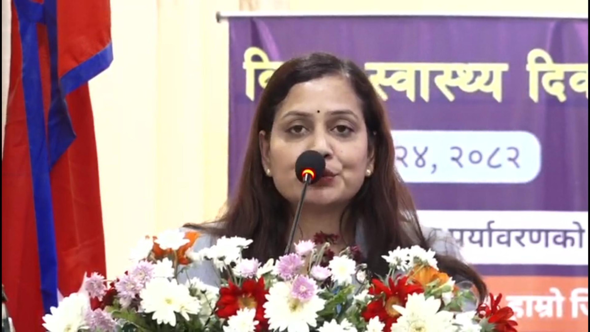 स्वास्थ्य तथा जनसङ्ख्यामन्त्री निशा मेहताले मानव स्वास्थ्य, पशुपंक्षी र वातावरण एकअर्कासँग अभिन्न रूपमा जोडिएको भन्दै ‘एक स्वास्थ्य’ को अवधारणालाई सुदृढ बनाउनुपर्नेमा जोड दिनुभएको छ । विश्व स्वास्थ्य दिवसको अवसरमा काठमाडौंमा आयोजित कार्यक्रमलाई सम्बोधन गर्दै मन्त्री मेहताले प्रकृति सुरक्षित र पशुपंक्षी स्वस्थ नभएसम्म मानिस पूर्ण रूपमा स्वस्थ रहन नसक्ने बताउनुभएको हो । उहाँले जनस्वास्थ्य, कृषि, पशुपालन र वातावरण क्षेत्रबिचको आपसी सहकार्य अहिलेको आवश्यकता रहेको उल्लेख गर्नुभयो । नेपालको संविधानले स्वास्थ्यलाई मौलिक हकका रूपमा सुनिश्चित गरेको स्मरण गराउँदै मन्त्री मेहताले पछिल्लो समय मानव र पशुपंक्षीबीचको अन्तरसम्बन्धका कारण नयाँ चुनौतीहरू थपिएको बताउनु भयो । पशुपंक्षीबाट सर्ने रेबिजजस्ता प्राणघातक रोग, जलवायु परिवर्तनका कारण बढ्दो किटजन्य रोग र वातावरणीय प्रदुषणले निम्त्याएको क्यान्सर, मुटुरोग तथा मस्तिष्कघात जस्ता नसर्ने रोगहरूको जोखिम बढ्दै गएकोप्रति उहाँले चिन्ता व्यक्त गर्नुभयो । यस्तै, एन्टिमाइक्रोबियल औषधिको अत्यधिक र जथाभाबी प्रयोगले ‘एन्टिमाइक्रोबियल रेसिस्टेन्स’ को ठूलो सङ्कट निम्त्याएको भन्दै उहाँले यसको समाधानका लागि सबै सरोकारवाला निकायबिच सहकार्य अपरिहार्य रहेको बताउनु भयो । सरकारले सन् २०१९ मा ‘राष्ट्रिय एक स्वास्थ्य रणनीति’ स्वीकृत गरी कार्यान्वयनमा ल्याएको जानकारी दिँदै मन्त्री मेहताले आगामी दिनमा रोग निगरानी प्रणालीलाई अझ सुदृढ बनाइने प्रतिबद्धता व्यक्त गर्नुभयो । उहाँले भन्नुभयो, ‘ यस वर्षको ‘मानव, पशुपंक्षी र वातावरणको हित, विज्ञान र एक स्वास्थ्य हाम्रो जित’ भन्ने विश्व स्वास्थ्य दिवसको नाराले पनि मानव स्वास्थ्यसँग प्रत्यक्ष वा अप्रत्यक्ष सरोकार राख्ने यी महत्वपूर्ण आयामहरूमा जोड दिँदै विज्ञान, नवप्रवर्तन र एक स्वास्थ्य अवधारणालाई सुदृढ बनाउने विशेष जोड दिएको छ । मानव, पशुपंक्षी र वातावरणले एकअर्कासँग घनिष्ट रूपमा जोडिएको विषय भएकोले जबसम्म प्रकृति सुरक्षित र पशुपंक्षी स्वस्थ रहँदैनन् तबसम्म हामी पनि पूर्णरूपले स्वस्थ रहन सक्दैनौँ । त्यसैले जनस्वास्थ्य, कृषि तथा पशुपंक्षी र वातावरण क्षेत्रबिच सहकार्य अति नै जरुरी छ । हाम्रो देश नेपाल हजुरहरू सबैलाई थाहै छ कृषिप्रधान देश हो र यहाँ विशेषगरी जनसङ्ख्या कृषि र पशुपालनमा निर्भर छ । यसै सन्दर्भमा मानव, पशुपंक्षी र वातावरणीय अन्तरसम्बन्धले पनि स्वस्थ चुनौतीहरू सिर्जना भइरहेका छन् । जनावर तथा पशुपंक्षीबाट सर्ने अर्थात रोगहरू जोखिम बढिरहेको भने रेबिजजस्ता प्राणघातक रोगबाट पनि सर्वसाधारणले ज्यान गुमाइरहेका छन् । त्यसैगरी जलवायु परिवर्तनका कारण किटजन्य रोगहरू वृद्धि भइरहेको छ । वातावरणीय प्रदूषणका कारण श्वासप्रश्वाससम्बन्धित रोगहरू, क्यान्सर, मुटुरोग, मस्तिष्कघात जस्ता नसर्ने रोगहरू पनि भल बढिरहेको छ । अर्कोतर्फ हेर्ने हो भने मानव र पशुपंक्षीमा एन्टिमाइक्रोबियल औषधिको अत्यधिक र जथाभाबी प्रयोगले एन्टिमाइक्रोबियल रेसिस्टेन्सको समस्याले पनि ठूलो सङ्कटको अवस्था निम्त्याएको छ । यी उदाहरणहरूबाट एउटा कुरा प्रस्ट हुन्छ, यस्ता खालका नयाँ स्वास्थ्य चुनौतीको समाधानका लागि हामी सबै क्षेत्र र सरोकारवाला निकायबिच सहकार्य अपरिहार्य छ । प्रत्येक नागरिकलाई राज्यबाट निःशुल्क आधारभुत स्वास्थ्य सेवा पाउने अधिकार छ । स्वच्छ वातावरण, खाद्य सुरक्षा र उपभोक्ताको हक पनि स्वास्थ्यसँगै जोडिएका महत्वपूर्ण विषय हुन् । यी हकहरूको प्रभावकारी कार्यान्वयन गरी सुरक्षित नेपाल निर्माण गर्नु नै हाम्रो प्राथमिकता हो । हामी रोग लागिसकेपछि उपचार (क्युरेटिभ) मा जान्छौँ, तर अब हामीले रोकथाम (प्रिभेन्टिभ) पक्षमा बढी ध्यान दिनुपर्छ ।’ मन्त्री मेहताले नागरिकहरूलाई सरसफाइमा ध्यान दिन, घरपालुवा जनावरलाई अनिवार्य खोप लगाउन र स्वास्थ्यकर्मीको सल्लाहमा मात्र एन्टिमाइक्रोबियल औषधि प्रयोग गर्न आग्रह गर्नुभयो । कार्यक्रममा उहाँले जनचेतना फैलाउने कार्यमा सञ्चारकर्मी, सङ्घसंस्था र सरोकारवाला निकायहरूलाई हातेमालो गर्न समेत आह्वान गर्नुभयो । यस वर्षको विश्व स्वास्थ्य दिवस ‘मानव, पशुपंक्षी र वातावरणको हित, विज्ञान र एक स्वास्थ्य हाम्रो जित’ भन्ने नाराका साथ मनाइएको छ ।