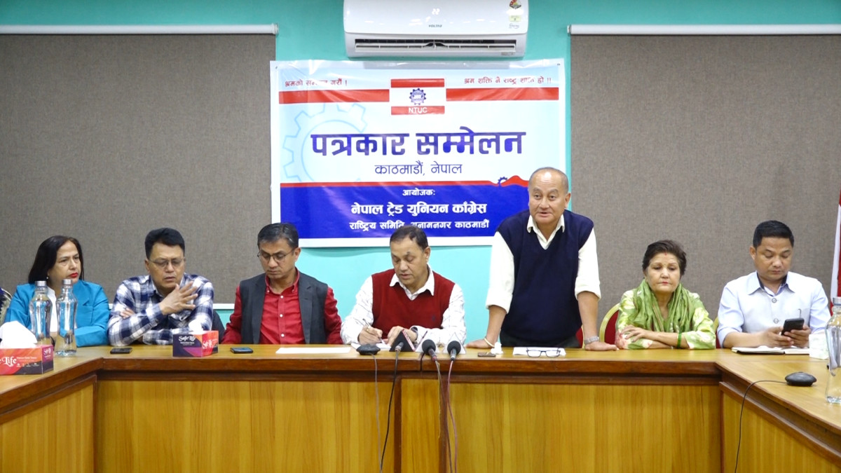 नेपाल ट्रेड युनियन काँग्रेसले नेपाल सरकारको ट्रेड युनियन खारेज गर्ने प्रयास संविधान विपरीत रहेको बताएको छ । मंगलवार पत्रकार सम्मेलन गरि ट्रेड युनियन काँग्रेसले सरकारले हालै जारी १०० बुँदे शासकीय सुधार कार्यसूचीअन्तर्गत ट्रेड युनियन खारेजीसम्बन्धी प्रश्तावलाई संविधान विपरित रहेको बताएको हो । काँग्रेसले नेपालको संविधानको धारा ३४(३) ले श्रमिकलाई ट्रेड युनियन स्थापना गर्ने, त्यसमा सहभागी हुने तथा सामुहिक सौदाबाजी गर्ने मौलिक हक सुनिश्चित गरेको समेत स्मरण गराएको छ । नेपाल ट्रेड युनियन काँग्रेसका अध्यक्ष योगेन्द्र कुँवरले १०० बुँदे शासकीय सुधार सम्बन्धी कार्यसूचीमा धेरै राम्रा कुराहरु समावेश भएपनि ट्रेड युनियन खारेजको विषयमा आफूहरुको असहमति रहेको बताउनु भयो । सुशासन र भ्रष्टाचार नियन्त्रणको विषय लामो समयदेखि ट्रेड युनियनले उठाउँदै आएको उहाँको भनाई छ । उहाँले ट्रेड युनियनमा कतै खराबी भएमा सच्याउनुपर्ने तर खारेज गर्ने भन्नेकुरा मान्य नहुने बताउनु भयो । उहाँले हाल सञ्चालनमा रहेका सबै टे«ेड युनियनहरु कानूनअनुसार विधिवत् रुपमा नै सञ्चालन भइरहेको बताउनु भयो । सरकारका संरचनामा दर्ता भएर ट्रेड युनियन संचालन भएको भन्दै उहाँले कानुन विपरित भएमा सरकारले किन स्वीकृत दिएको ? भन्ने प्रश्न समेत उठाउनु भयो । संविधान, कानूनअनुसार भएका कारण नै ट्रेड युनियनसंग सम्बन्धित संस्थाहरु लामो समयदेखि सञ्चालनमा रहेको उहाँको भनाई छ । उहाँले दलिय ट्रेड युनियनका नाममा सरकार समग्र ट्रेड युनियन आन्दोलनलाई नै संकुचित गर्नतर्फ लागेको उहाँको आरोप छ । उहाँले ट्रेड युनियन अधिकारलाई नै सरकार कटौती गर्नतिर लागेको बताउनु भयो । उहाँले भन्नुभयो, ‘सरकारले चैत १३ गते मन्त्रीपरिषद्को बैठकबाट पारित गरेर १०० बुँदे शासकीय सुधार र सुशासनसम्बन्धी कार्यविधि जारी ग¥यो । त्यसमा अधिकांश बुँदाहरु सकरात्मक छन्, शासकीय सुधार र सुशासनको दृष्टिले धेरै नै उपयुक्त कार्यक्रमहरु रहेको छ । जुन कार्यक्रमहरु हामीले हिजोको दिनमा उठाँदै आएका पनि थियौँ । ट्रेड युनियन आन्दोलनले उठाउँदै आएका भ्रष्टाचारजन्य क्रियाकलापलाई नियन्त्रण गर्ने, सुशासन कायम गने, रोजगारीको अवसर सिर्जना गर्ने, डिजिटालाईजेशनलाई प्रवद्र्धन गर्ने, सिष्टमलाई व्यवस्थित गरेर सर्भिस डेलिभरीलाई प्रभावकारी बनाउने भन्ने मुद्दा नेपालको ट्रेड युनियनले उठाउँदै आएको मुद्दा हो । त्यसमा नेपाल ट्रेड युनियन काँग्रेसले त झन पटकपटक बोल्दै आएको हो । तथापी यी बीचमा एउटा बुँदा १२ नम्बरको बुँदा छ, जसमा दलिय ट्रेड युनियन खारेज गर्ने भनिएको छ । सबै आन्दोलनमा कहीँ राम्रा कही नराम्रो पक्षहरु हुन्छन् । राजनितिक पार्टीहरुमा कमजोरी छ, के हामी राजनितिक पार्टीहरुमा बन्देज लगाउँछौँ ? राजनितिक पार्टीले गरेका गल्ती कमजोरीहरु छन् भने त्यसलाई सच्याउने हो, त्यसलाई पूर्णता बन्देज लगाउने भन्ने विषय हुन सक्दैन, खारेज गर्ने भन्ने विषय हुन सक्दैन । हामीले दलिय ट्रेड युनियन गर्न पाउनुपर्छ हामी भनिरहेका छैनौँ । हाम्रो आपत्तिको विषय ट्रेड युनियन खारेज गर्ने भन्ने विषयसंग हो, त्यो शब्दप्रति हाम्रो आपत्ति छ ।’ नेपालले अन्तर्राष्ट्रिय श्रम संगठन (आईएलओ) अन्तर्गत सामूहिक सौदाबाजीसम्बन्धी महासन्धि ९८ अनुमोदन गरिसकेको र संगठन स्वतन्त्रतासम्बन्धी महासन्धि ८७ पारित प्रक्रियामा रहेको उल्लेख गर्दै ट्रेड युनियन काँग्रेसले सरकारको निर्णय अन्तर्राष्ट्रिय प्रतिवद्धतासमेत विपरित भएको दाबी गरेको छ । यस्ता कदमले श्रमिक आन्दोलनलाई सीमित पार्ने, सामाजिक संवादलाई कमजोर बनाउने तथा कार्यस्थल लोकतन्त्र र मानव अधिकारमा नकारात्मक असर पार्ने ट्रेड युनियन काँग्रेसले जनाएको छ । ट्रेड युनियन काँग्रेसले ट्रेड युनियनमाथि अंकुश लगाउने निर्णय, न्युनतम पारिश्रमिक बोर्ड खारेज गर्ने तथा सरकारी विज्ञापन सरकारी सञ्चारमाध्यममार्फत मात्र प्रकासन–प्रशारण गर्ने नीतिलाई तत्काल फिर्ता लिन सरकारसँग माग गरेको छ ।