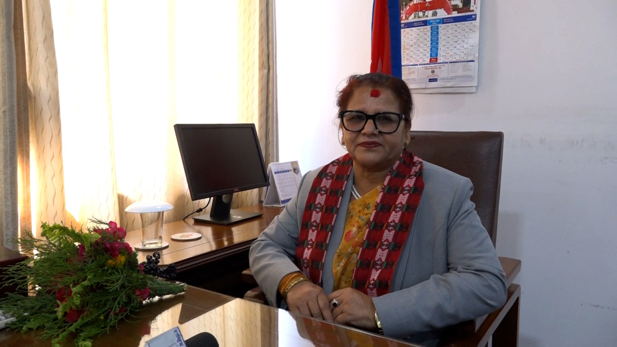राष्ट्रिय सभाकी नवनिर्वाचित उपाध्यक्ष लिलाकुमारी भण्डारी पदभार ग्रहण गर्नुभएको छ । शपथग्रहण लगत्तै सिंहदरबारस्थित कार्यकक्षमा पुगेर भण्डारीले पदभार सम्हाल्नुभएको हो । पदभार ग्रहणपछि सञ्चारकर्मीसँग कुरा गर्दै उहाँले साइबर बुलिङमार्फत महिलामाथि हुने चरित्रहत्याविरुद्ध कानूनी व्यवस्था आवश्यक रहेको बताउनु भयो । उहाँले महिलाको मानप्रतिष्ठा र सामाजिक आचरणमा असर पर्ने गरी चरित्रहत्या गर्ने जस्ता अपराधिक गतिविधि मौलाउँदै गएको भन्दै त्यसको नियन्त्रणका लागि कानून निर्माण अपरहार्य भएको बताउनु भयो । भण्डारीले सामाजिक सञ्जालमार्फत महिलामाथि भइरहेको साइबर हमलाले विकराल रूप लिँदै गएको उल्लेख गर्दै यसलाई नियन्त्रण गर्न सरकार र सरोकारवालहरुबीचको समन्वय गरेर कानूनी हस्तक्षेप गर्नुपर्ने बताउनु भयो । उहाँले साइबर अपराधको सिकार भएकै कारण सांसदहरू नै प्रहरीको साइबर ब्यूरोसम्म पुग्नु दुःखद् भएको बताउनु भयो । उपाध्यक्ष भण्डारीले सभ्य र मर्यादित समाज निर्माणका लागि साइबर अपराध नियन्त्रणमा सबै पक्ष एकजुट हुनुपर्नेमा जोड दिनुभयो । उहाँले भन्नुभयो, ‘गला रेट्नु मात्रै अपराध होइन । मान्छेलाई समाजमा बाँच्नै नसक्नेगरी जसरी नेगेटिभ रुपमा प्रयोग भइरहेको छ विषेशगरी महिलाहरुको मान, प्रतिष्ठा र सामाजिक आचरणमा प्रभाव गर्नेगरी चरित्रहत्या गर्ने गरिएको छ । महिलाको जीवन सिध्याउनुपर्नेछ भने उसको चरित्र हत्या गरिदिएपछि हुन्छ भनेर जसरी साइबर बुलिङहरु भइरहेका छन् । त्यसका विरुद्ध धेरै माननीय सदस्यहरु पनि प्रहरीको साइबर ब्युरोमा जानुभइरहेको मैले देखेको थिएँ । अब यसलाई कानूनी माध्यमबाट रोक्नुपर्छ । साइबर हमलामार्फत महिलाको चरित्रमाथि प्रश्न गर्ने, हेर्न र पढ्नै नमिल्ने खालका शब्दहरुबाट प्रहार गर्ने खालको जुन अपराधिक क्रियाकलाप बढिरहेको छ यसको लागि सरकारले पनि छिट्टै सोच्ने छ । र हामी सबैले यो समाजलाई सभ्य र मर्यादित समाज बनाउने हो भने कानूनमार्फत महिलाको चरित्र हत्या गर्न साइबर बुलिङ गर्ने जुन विकृतिले विकराल रुप लिँदै छ यसको अन्त्य गर्नुपर्छ । यस विषयमा अहिले संसद र संसलबाहिर पनि चर्को रुपमा आवाज उठिरहेको देखेको छु ।’ उहाँले राष्ट्रिय सभा उपाध्यक्षको पद कुनै आग्रहबिना निष्पक्ष र संसदीय गरिमा कायम राख्दै बहन गर्ने प्रतिवद्धता समेत व्यक्त गर्नुभयो ।