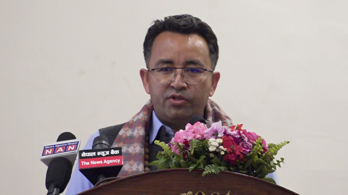 राष्ट्रिय स्वतन्त्र पार्टीका सांसद गणेश पराजुलीले सन् २०२६ मा नेपाल कम विकसित मुलुक (एलडिसी) बाट स्तरोन्नति (ग्रेजुएट) भएपछि सिर्जना हुने चुनौतीलाई सामना गर्न निजी क्षेत्र र सरकारबीच बलियो सहकार्य हुनुपर्नेमा जोड दिनुभएको छ । ‘एलडिसी ग्राजुएसनपछि तयारी पोशाकको निर्यात प्रवद्र्धनः चुनौती र अवसर’ विषयक अन्तरक्रिया कार्यक्रममा बोल्दै सांसद पराजुलीले निर्यात व्यापारलाई टिकाइराख्न द्विपक्षीय वार्ता र स्वतन्त्र व्यापार सम्झौता (एफटिए) मा जोड दिनुपर्ने बताउनुभएको हो । पराजुलीले संसदीय समितिहरू गठन हुनेबित्तिकै निजी क्षेत्रका समस्याहरूलाई पहिलो प्राथमिकतामा राखेर छलफल गरिने प्रतिवद्धता जनाउनु भयो । नेपाली उत्पादनको ब्राण्डिङ र मार्केटिङका लागि छरिएर गरिने प्रयासभन्दा एकीकृत प्रयास प्रभावकारी हुने उहाँको तर्क थियो । सांसद पराजुलीले नेपाल उद्योग वाणिज्य महासंघ (एफएनसीसीआई), नेपाल उद्योग परिसंघ (सीएनआई), हस्तकला महासंघ लगायतका संस्थाहरूलाई अन्तर्राष्ट्रिय बजारमा संयुक्त रूपमा प्रदर्शनी आयोजना गर्न आग्रह गर्नुभयो । सांसद पराजुलीले सुशासनको जगमा उभिएको वर्तमान सरकारले जनताका साना–साना समस्या समाधानमा ध्यान दिइरहेको दाबी गर्नुभयो । उहाँले पेट्रोलियम पदार्थको आयातमा पूर्वाधार कर र भन्सार दरमा ५० प्रतिशत छुट दिने सरकारको पछिल्लो निर्णयले जनतालाई राहत पुग्ने विश्वास व्यक्त गर्नुभयो । साथै, वर्षौंसम्म कुर्नुपर्ने ड्राइभिङ लाइसेन्स अब २४ घण्टाभित्रै प्रिन्ट गर्ने व्यवस्था हुनु सुधारको एउटा सकारात्मक उदाहरण भएको उहाँको भनाइ थियो । उहाँले भन्नुभयो,‘मैले बाचा गरेको छु, संसदीय समिति गठन भएपछिको पहिलो बैठकमा निजी क्षेत्रका मुद्दाहरूमा छलफल हुनेछ । एलडिसी ग्राजुएसनसँग जोडिएका विषयमा निजी क्षेत्रले स्पष्ट मार्गचित्रसहितको निवेदन दिएमा हामी सम्बन्धित मन्त्रालयहरूसँग समन्वय गरेर ठोस निर्णयमा पुग्नेछौं । छिमेकी मुलुक भारतले वर्षमा दुई पटक समर र विन्टरका लागि ठूला अन्तर्राष्ट्रिय प्रदर्शनी आयोजना गरेर निर्यात बढाएको छ । हामी पनि राष्ट्रिय ध्वजावाहकको उपयोग गर्दै एउटै छातामुनि ठूलो स्तरको प्रदर्शनी गरौं, जसले गर्दा अन्तर्राष्ट्रिय खरिदकर्ताहरूलाई आकर्षित गर्न सकियोस् ।’ सदनमा हालै ‘नेपाल पर्यटन विधेयक’ टेबल भएको जानकारी दिँदै उहाँले यसमा आवश्यक संशोधन र सुधारका लागि अध्ययन गर्न निजी क्षेत्रलाई आग्रह गर्नुभयो । उहाँले आगामी दुईदेखि तीन हप्ताभित्र संसदीय समितिहरूले पूर्णता पाउने र त्यसपछि आर्थिक तथा व्यापारिक मुद्दाहरूले गति लिने बताउनु भयो ।