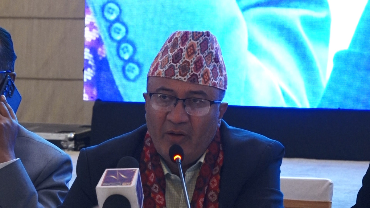 नेपाल उद्योग वाणिज्य महासंघका उपाध्यक्ष हेमराज ढकालले मुलुकमा जस्तोसुकै राजनीतिक व्यवस्था आएपनि आर्थिक विकास र निजी क्षेत्रको प्रबद्र्धन विना सरकार र व्यवस्था टिकाउ हुन नसक्ने बताउनुभएको छ । राजधानीमा आयोजित एक अन्तरक्रिया कार्यक्रममा बोल्दै उपाध्यक्ष ढकालले संघीय संरचना र नयाँ संविधानले जनतामा जगाएको आशा आर्थिक क्षेत्रमा नदेखिएको बताउँदै आर्थिक सुधारमा नयाँ सरकार लाग्नुपर्ने बताउनुभएको हो । उपाध्यक्ष ढकालले निजी क्षेत्रलाई हेर्ने दृष्टिकोणमा परिवर्तन ल्याउनुपर्नेमा जोड दिँदै गत भदौ २४ गतेको निजी क्षेत्रमाथि आक्रमण गर्नेलाई कारबाही हुनुपर्ने बताउनु भयो । निजी क्षेत्रलाई मात्र दोषी देखाउने र आक्रमण गर्ने परिपाटीले लगानीको वातावरण बिगार्ने उहाँको भनाइ रहेको छ । ढकालले भौतिक पूर्वाधारको अवस्थाप्रति टिप्पणी गर्दै ढकालले जताततै सडक खनिए पनि प्रमुख राजमार्गहरूको अवस्था दयनीय रहेको औंल्याउनु भयो । ठूला र गुणस्तरीय पूर्वाधार (कनेक्टिभिटी) को अभावमा उद्योगी व्यवसायीहरूको ढुवानी लागत अत्यधिक बढेको उहाँको भनाइ छ । ढकालले भन्नुभयो – ‘अहिले बाटो जताततै बनेको छ तर प्रमुख राजमार्ग राम्रो बन्न सकेको छैन । कनेक्टिभिटिका लागि ठूला ठुला पूर्वाधारहरु नबन्दा उद्योगी व्यवसायीको लजिस्टीक कस्ट बढेको छ । हामीले गाउँगाउँमा टावरदेखि सानातिना बाटा बनायाँै, त्यसले इकोनोमिक रिटर्न दिएको छैन् । त्यस्तोमा जनताबाट उठाइएको कर प्रयोग गर्ने होइन ठिक ठाउँमा सरकारले खर्च गर्नुपर्छ । स्वास्थ्य शिक्षातर्फ पनि सुधार गर्नुपर्छ । सातै प्रदेशमा राम्रो शिक्षा पुग्न जरुरी छ ।’ मुलुकको समग्र विकासका लागि शिक्षा र स्वास्थ्य क्षेत्रमा आमूल सुधार आवश्यक रहेको ढकालले बताउनु भयो । गुणस्तरीय शिक्षा काठमाडौं केन्द्रित मात्र नभई सातै प्रदेशमा समान रूपमा पुग्नुपर्नेमा उहाँले जोड दिनुभयो ।