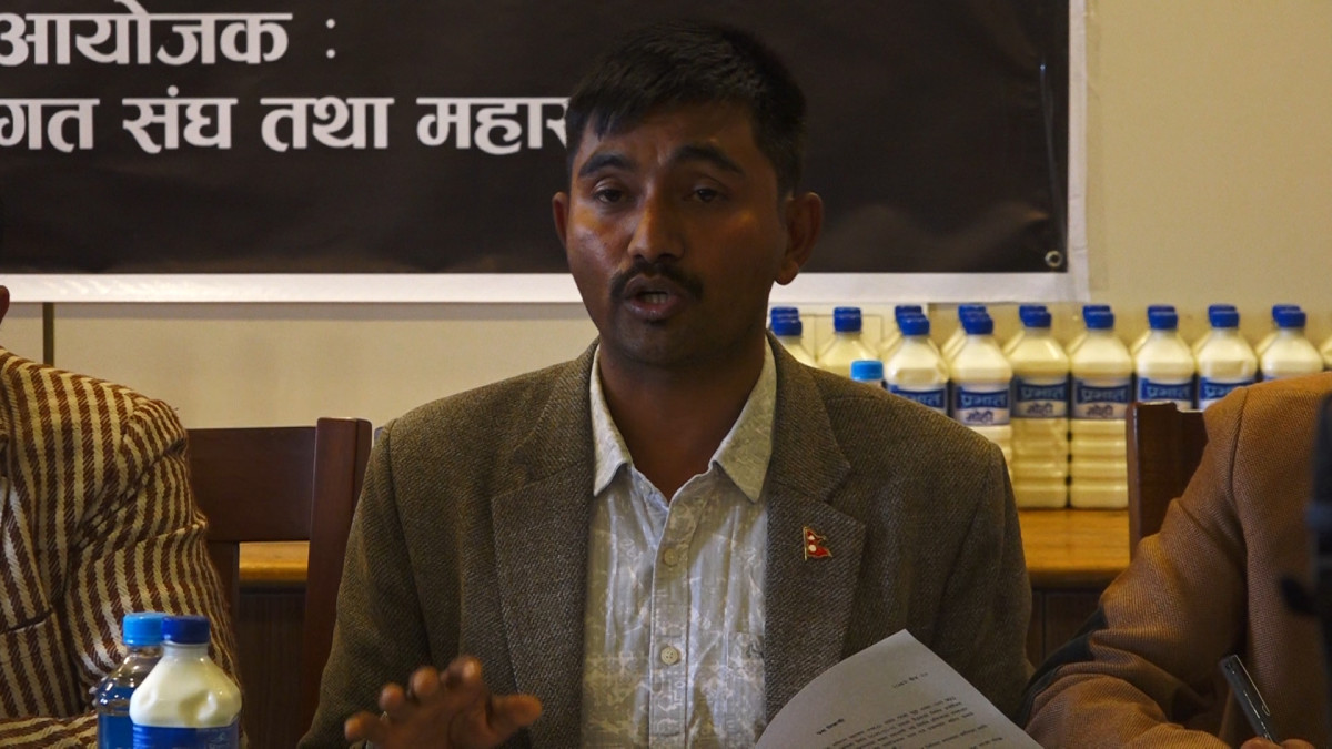 नेपाल उद्योग वाणिज्य महासंघ विरुद्ध परेको मुद्दाबाट उत्पन्न विवादबारे १८ बस्तुगत सदस्य संघहरूले संयुक्त रूपमा आफ्नो धारणा सार्वजनिक गरेका छन् । बिहीवार पाटन उच्च अदालतबाट १८ वटा वस्तु संघलाई महासंघको निर्वाचनमा सहभागिता गराउनु भन्ने अन्तरिम आदेश भएको थियो । ती वस्तुगत संघले शुक्रवार राजधानीमा पत्रकार सम्मेलनको आयोजना गर्दै आफूहरूले महासंघको निर्णयअनुसार विधिवत सदस्यता प्राप्त गरेको र महासंघको ५९ औँ वार्षिक साधारणसभामा सहभागी भई निर्णय प्रक्रियामा हस्ताक्षरसमेत गरेको भन्दै आगामी साधारणसभामा आफूहरुलाई सहभागि गराउन माग गरेका छन् । १८ वटा संस्थाले सदस्यता प्राप्तिका लागि आवश्यक कागजातसहित विभिन्न मितिमा निवेदन दर्ता गरिएको थियो । मिति २०८१ फागुन २४ गते सदस्यता सिफारिस समितिले विषय कार्यसमिति समक्ष पेश गरेको र २६ गतेको कार्यसमिति बैठकले उनीहरूलाई सदस्यता दिने निर्णय गरेको थियो तर उक्त निर्णयविरुद्ध नेपाल पोल एशोसिएशनका तर्फबाट किशोर श्रेष्ठले उच्च अदालत पाटनमा मुद्दा दायर गरेका थिए । अदालतले शुरुवातमा अन्तरिम आदेश दिन अस्वीकार गरेपछि ती संघहरू महासंघको ५९ औँ साधारणसभामा सहभागी भएका थिए । पछि २०८२ साल मंसिर १६ गते अदालतले सदस्यता प्रदान गर्दा पर्याप्त तथ्य र कारण नखोलिएको ठहर गर्दै उक्त निर्णय बदर गरी १५ दिनभित्र पुनः निर्णय गर्न आदेश दिएको थियो । सो आदेशविरुद्ध सम्बन्धित संघहरू र महासंघ दुवैले सर्वोच्च अदालतमा दोहो¥याउने निवेदन दर्ता गरिसकेका छन् । साथै, मुद्दाको अन्तिम टुंगो नलागेसम्म साधारणसभाका गतिविधि अघि नबढाउन माग गर्दै २०८२ चैत ४ गते महासंघमा निवेदन दर्ता गरिएको थियो । तर २०८२ चैत ५ गते बसेको महासंघ कार्यसमिति बैठकले सदस्यता विवादबारे कुनै निर्णय नगरी अधिवेशन आह्वान गरेको उर्जा उत्पादक संगठन नेपालका महासचिव प्रकाश भुजेलले बताउनु भयो । उहाँकाअनुसार ७ संघहरूले आफ्नो सहभागिताबिना साधारणसभा सञ्चालन गर्न लागिएको भन्दै अदालतमा निषेधाज्ञा निवेदन दिएका थिए । उक्त निवेदनमाथि सुनुवाइ गर्दै अदालतले चैत २३ गते अन्तरकालीन अन्तरिम आदेश भएको थियो । महासचिव भुजेलले भन्नुभयो–‘०८२ चैत्र ४ गते महासंघमा मुद्दाको अन्तिम किनारा नलागेसम्म वा महासंघबाट हामीलाई सहभागी हुनेगरी निर्णय नभएसम्म साधारण सभाको काम कारबाही नगर्नु हुन भनि निवेदन दर्ता गरिएको थियो । अर्को दिन ५ गते सम्पन्न महासंघको कार्यसमितिको बैठकबाट हाम्रो सम्बन्धमा कुनै निर्णय नगरी अधिवेशन सम्बन्धि निर्णय र अधिवेशन आह्वान भएको गरेको थियो । त्यसपछि चैत २२ मै ७ वटा संस्थाहरुले हाम्रो सहभागिता बिना सम्पन्न गर्न खोजिएको साधारण सभा गैरकानूनी रहेको जिकिर गरि निशेधाज्ञा निवेदन दर्ता गरेकोमा २३ गते अन्तरकालीन अन्तरिम आदेश जारि भएको थियो । चैत्र २६ मा दोहोरो छलफल पश्चात सम्मानित अदालतबाट हाम्रो सहभागिता बिना साधारणसभा गर्नु कानुन सम्मत नदेखिएको भनि अन्तरिम आदेश जारि भइ साधारणसभा स्थगित भएको भएको छ । उल्लेखित आधार र कारणहरुबाट आजको परिस्थितिको जिम्मेवारी तत्कालीन मुद्दाका निवेदकबाट सिर्जित भएको हो । महासंघको सर्वसम्मत निर्णय बिरुद्द अदालत जाने कार्यले महासंघको एकतामा खलल पुर्याउनुको साथै निजी क्षेत्रको छाता संस्थाको गरिमामासमेत आँच आउने कार्य भएको छ । हामी पनि महासंघको एउटा स्टेक होल्डरका रुपमा बस्तुगत संघ भएर जोडिएको अवस्थामा महासंघको गरिमालाई थप उचाईमा पुर्याउने दायित्व हामी सबैको हो । महासंघको सर्वसम्मत निर्णयबाट हामीलाई सदस्यता प्रदान गरिएको र यस अगाडिका साधारणसभामा पनि सहभागी भइसकेको अवस्थामा अनावश्यक विवादको स्थिति सिर्जना हुनु हुँदैन । अन्यथा हामीसमेत सहभागी भएको ५९औं साधारणसभाको बैद्धता के हुने ? पुनः गर्नुपर्ने? त्यसो हुँदा हामीलाई महासंघको ६०औं साधारणसभामा सहभागी हुने र निर्वाचन प्रक्रियामा चुन्ने तथा चुनिने अधिकारलाई समेत सुरक्षित गराइ साधारणसभा सम्पन्न गराउन सरोकारवाला सबै समक्ष माग गर्दछौं ।’ महासचिव भुजेलले एशोसिएसन अफ प्राइभेट हेल्थ इन्स्टिच्युसन अफ नेपाल, नेपाल पेट्रोलियम ढुवानी व्यवसायी महासंघ, नेपाल यार्सागुम्बा संघ लगायतका संस्थालाई साधारणसभामा सहभागी हुन पाउने सुनिश्चित गराउनुपर्ने बताउनु भयो । उहाँले सदस्यता प्रक्रियामा आफूहरूमाथि अन्याय भएको दाबी गर्दै कानुनी प्रक्रियामार्फत न्यायको खोजी जारी राख्ने बताउनु भयो ।