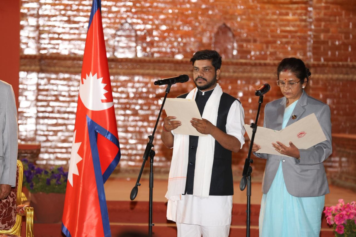 प्रधानमन्त्री बालेन शाहको सिफारिसमा राष्ट्रपति रामचन्द्र पौडेलले शुक्रबार दुई नयाँ मन्त्रीलाई पद तथा गोपनीयताको शपथ खुवाएका छन् । उद्योग, वाणिज्य तथा आपूर्ति मन्त्रीमा गौरीकुमारी यादव र श्रम, रोजगार तथा सामाजिक सुरक्षा मन्त्रीमा रामजी यादवले शीतल निवासमा आयोजित विशेष समारोहबीच शपथ लिएका हुन् । प्रधानमन्त्री बालेन्द्र शाह (बालेन) ले आजै दिपक साहलाई श्रम मन्त्रीबाट पदमुक्त गरी रामजी यादवलाई श्रममन्त्री र गौरीकुमारी यादवलाई उद्योगमन्त्रीमा नियुक्त गरेका थिए । उपसभामुख निर्वाचनका कारण शपथ ग्रहण समारोह केही समय ढिलो भएको थियो ।