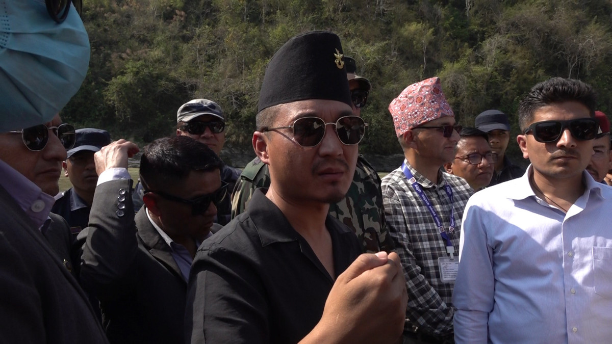 निर्माणाधिन नागढुंगा–मुग्लिङ सडकको अनुगमनमा निस्कनुभएका गृहमन्त्री सुधन गुरुङसँग निर्माण व्यवसायीहरुले सुरक्षा माग गरेका छन् । ठेक्का लिएर साइटमा काम गर्न जाँदा अनेक बहानामा स्थानीयस्तरमा अवरोध आउने गरेको भन्दै नेपाल निर्माण व्यवसायी महासंघका उपाध्यक्ष शहदेव खड्काले मन्त्रीसँग देशैभरका आयोजनामा सुरक्षा माग गर्नुभएको हो । उपाध्यक्ष खड्काले निर्माणाधिन नागढुंगा–नौबिसे सडकखण्डमा ठेक्का लिएर काम गर्दै आइरहनुभएको छ । आयोजनामा अनधिकृत व्यक्तिले काम रोक्न आएको अवस्थामा सार्वजनिक मुद्दा लगाएर कारवाही गर्न माग गर्नुभयो । निर्माणाधिन नागढुंगा–मुग्लिङसडकमा काम गरिरहनुभएका खड्काले निर्माण सम्पन्न भएर हस्तान्तरण भएको ५ वर्षसम्म मर्मतको जिम्मेवारी निर्माण कम्पनीको रहने जानकारी गराउनु भयो । सडक निर्माणमा गुणस्तरीयता कायम गर्न फास्टट्रयाकबाट निर्माण सामाग्री ल्याएर काम गर्नुपरेको बताउनु भयो । सरकारले छुट्याएको क्षेत्रबाट पर्याप्त निर्माण सामाग्री उत्खनन् गर्न नपाउँदा आयोजनाले लक्ष्य अनुसारको काम गर्न नसकेको जानकारी गराउनु भयो । आयोजनालाई आवश्यक निर्माण सामाग्री उत्खनन् गर्न आफैले किने जग्गामा समेत मुद्दा लड्नु परेको उपाध्यक्ष खड्काले गृहमन्त्री गुरुङ सहितको टोलीलाई जानकारी गराउनुभयो । निर्माण आयोजनालाई आवश्यक नदीजन्य निर्माण सामाग्री सरकारले अनुमति दिएको स्थानबाट उपलब्ध गराउन माग गर्नुभयो । उहाँले आयोजना क्षेत्रमा रहेका नदीजन्य निर्माण सामग्रीको प्रशोधन केन्द्र क्रसरहरु चल्ने वातावरण बनाउँन समेत माग गर्नुभयो । सडक निर्माणको सिजन २ महिना बाँकी रहेकाले सरकारले बिटुमिन र पेट्रोलिय पदार्थको सहज उपलब्धता गराए कामले गति लिने जानकारी दिनुभयो । नेपाल निर्माण व्यवसायी महासंघका उपाध्यक्ष खड्काले भन्नुभयो–‘गृहमन्त्री ज्यू कुनैपनि नेपालका हाइवे बन्दा कसैले डिस्टव गर्छ भने त्यसलाई सार्वजनिक मुद्दा लगाउनुपर्छ । तुरुत २४ घण्टाभित्र कारबाही हुनुपर्छ । त्यस्तो खाले कानून बनाउनुपर्छ । सडक निर्माणको गुणस्तरको हामी ग्यारेन्टी लिन्छौँ । सडक बनाएर हस्तान्तरण गरेको ५ वर्षसम्म पनि हामीले यो सडकको जिम्मा लिने गरेका छौँ । अहिले गुणस्तरीय निर्माण सामाग्री नभएर हामीले समन्वय गरिरहेका छाँै ।’ मन्त्री गुरुङले निर्माण आयोजनाहरुमा अनावश्यक पैसा उठाउने गरेको गुनासो आफूले विगतदेखि नै सुन्दै आएको बताउनु भयो । पूर्वाधार क्षेत्रमा काम गर्ने व्यवसायी माथीको धरपकड सह्य नहुने भन्दै मन्त्री गुरुङले त्यस्ता कार्य तत्काल रोक्न प्रमुख जिल्ला अधिकारी सिडियो र जिल्ला प्रहरी प्रमुखलाई निर्देशन दिनुभयो । गृहमन्त्री गुरुङले भन्नुभयो– ‘विशेष गरी म अनुगमनमा आएको कारण ठेकेदारहरुसँग पैसा उठाउने, दुख दिने, घरपकड गरेको भन्ने सुनिन्छ । त्यसले गर्दा हाम्रो निर्माण क्षेत्रमा ढिलासुस्ती हुने गर्छ । निर्माण व्यवसायीले भनेजस्तै थर्काउने, धम्काउने काम हुने गरेको छ । तिनिहरुको पहिचान हुनुपर्छ । प्राविधिक कुराहरु सडक कार्यालयदेखि भौतिक मन्त्रीसँग सम्वन्य ठेकेदारले गर्नुपछ । खासगरी यो सडक नबन्नुको कारण कसले ठेकेदारलाई दुख दिएर हो त्यो बुझ्न आएको हो । प्रमुख जिल्ला अधिकारीले जोजसले पैसा असुली गर्छ, प्रशासनले गर्नुप¥यो । यदी त्यस्तो खाले उजुरी मन्त्रालयसमक्ष आयो भने सीडीओलाई कारबाही हुन्छ ।’ एक जनाले निर्माण आयोजनामा आएर धम्काएको भरमा काम रोक्ने अवस्थाको अन्त्य गर्ने आश्यवासन समेत गृहमन्त्री गुरुङले दिनुभयो । अन्तर मन्त्रालय समन्वयले रोकिएका ठाउँहरुमा समेत समन्वय गरेर काम अघि बढाउने मन्त्री गुरुङले बताउनु भयो । शान्ती सुरक्षा बिना विकासले गति लिन नसक्ने भन्दै त्यस्ता कार्यहरु दोहोरिए सिडियो र एसपीलाई कारवाही गर्ने चेतावनी समेत दिनुभयो ।