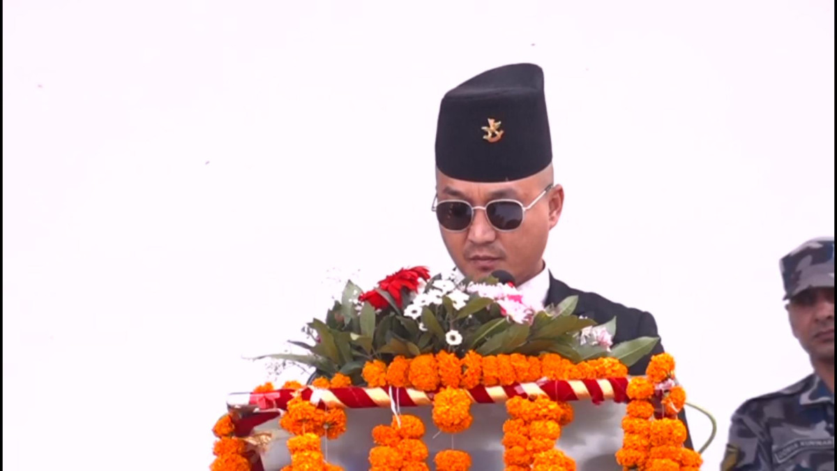 गृहमन्त्री सुधन गुरुङले सशस्त्र प्रहरी बल नेपाललाई थप सक्षम, विश्वसनीय र अब्बल सुरक्षा निकायको रूपमा स्थापित गर्न सरकारले कुनै कसर बाँकी नराख्ने बताउनुभएको छ । राष्ट्रिय सशस्त्र प्रहरी बल नेपाल प्रशिक्षण प्रतिष्ठान मातातिर्थमा सञ्चालित ३० औँ सत्र सशस्त्र प्रहरी निरीक्षक आधारभूत तालिमको दीक्षान्त समारोहलाई सम्बोधन गर्दै गृहमन्त्री गुरुङले यस्तो बताउनुभएको हो । उहाँले सशस्त्र प्रहरीले अंगीकार गरेको सीमा सुरक्षा, आन्तरिक सुरक्षा, राजश्व सहयोग र विपद् व्यवस्थापन अवधारणाले मुलुकको सुरक्षामा प्रभावकारी योगदान पु¥याएको विश्वास व्यक्त गर्नुभयो । गृहमन्त्रीले तालिम शिक्षालयहरूको स्तरोन्नति र गुणस्तर अभिवृद्धिका लागि गृह मन्त्रालयले निरन्तर सहयोग गर्ने प्रतिवद्धता जनाउनु भयो । दीक्षित हुनुभएका सशस्त्र प्रहरी निरीक्षकहरूलाई बधाई दिँदै मन्त्री गुरुङले शाहस, अनुशासन र इमान्दारितालाई जीवनको मार्गदर्शक सिद्धान्त बनाउन आग्रह गर्नुभयो । उहाँले ७७ वटै जिल्लामा सशस्त्र प्रहरीको उपस्थिति रहेको चर्चा गर्दै शान्ति सुरक्षा कायम गर्न सङ्गठनको भुमिका महत्वपूर्ण रहेको बताउनु भयो । उहाँले भन्नुभयो, ‘सङ्गठनलाई आवश्यक जनशक्ति, भौतिक पूर्वाधार, सुरक्षा सामग्री र बन्दोबस्ती व्यवस्थापनमा नीतिगत तथा कार्यान्वयन तहमा सहयोग गर्न मन्त्रालय प्रतिवद्ध छ । लोकतान्त्रिक मूल्य मान्यता र विधिको शासनलाई आत्मसात गर्दै राष्ट्र र जनताप्रति इमानदार भएर कार्य गर्नु आजको आवश्यकता हो ।’ मन्त्री गुरुङले नयाँ वर्ष २०८३ को अवसरमा सम्पूर्ण नेपालीमा सुख, शान्ति र समृद्धिको शुभकामना समेत व्यक्त गर्नुभयो ।