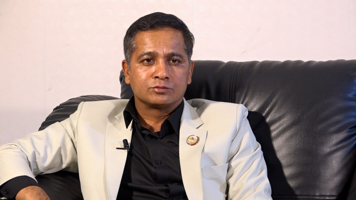 प्रतिनिधि सभा नियमावली मस्यौदा समितिले सभा सञ्चालनका लागि आवश्यक नियमावली पुनरावलोकन गरिरहेको छ । सत्तारुढ दल राष्ट्रिय स्वतन्त्र पार्टीका सांसद गणेश पराजुलीको सभापतित्पमा गठित समितिले कार्यसम्पदान गरिरहेको भएपनि समितिभित्र सहमतिको वातावरण बन्न नसकेको मस्यौदा समितिका सदस्य एवं नेकपा (एमाले)का सांसद ऐन महरले बताउनु भयो । उहाँले संसद र सरकारलाई लोकतान्त्रिक, पारदर्शी र जनउत्तरदायी बनाउनेगरी नियमावली पुनरावलोकन भइरहेको बताउनुभयो । यद्यपि नियमावली निर्माण प्रक्रिया प्रारम्भ हुँदा सत्ता र प्रतिपक्ष दुवैले सर्वसम्मतिका आधारमा अगाडि बढ्ने पूर्वसहमतिअनुसार सत्तापक्ष उदार हुन नसकेको उहाँको आरोप छ । उहाँले सरकार र संसदलाई जनता र मुलुकप्रति थप उत्तरदायि बनाउने आफूहरुको विचार भएपनि सत्तापक्षले बुहमतको अहंकार र दम्भ प्रश्तुत गरिरहेको आरोप लगाउनु भयो । उहाँका अनुसार प्रतिनिधि सभा नियमावलीको ५० प्रतिशतभन्दा बढी विषयमा सहमति जुटिसकेको छ । सहमतिमा पुग्न नसकेका विषयलाई तत्कालको लागि थाती राखेर अघि बढिरहेको महरको भनाइ छ । उहाँले भन्नुभयो, ‘प्रतिनिधि सभा नियमावली मस्यौदा समिति बनेपछि हामी त्यसकाममा निरन्तर जुटिराहेकी छौँ । स्वभाविक रुपमा अब प्रतिनिधि सभा एउटा जनताको अभिव्यक्तिहरुलाई जनताको भावनालाई जनताको सोभेरेनिटीलाई अधिकारलाई व्यक्त, अभिव्यक्त गर्ने सर्वोच्च थलो भएकोले त्यसलाई बढी भन्दा बढी जनउत्तरदायी बनाउनुपर्ने बढीभन्दा बढी पारदर्शी बनाउनुपर्ने बढीभन्दा बढी सार्वभौम बनाउनुपर्ने जिम्मेवारी छ । त्यसलाई रेगुलेट गर्नका निमित्त नै यो प्रतिनिधि सभालाई रेगुलेट गर्नका निमित्त नै बन्ने नियमावली हो । त्यसकारण हाम्रो तर्फबाट अब हामी त्यहाँ अहिले १५ जना त्यस समितिमा छौँ । त्यसमध्ये अब अहिलेको सत्ता पक्षका माननीय सदस्यहरुको मेजरिटी त्यहाँ छ । त्यसैले हामीले समितिमा छलफल गर्दा प्रतिनिसभा नियमावली बनाउने भएको हुनाले प्रतिनिधि सभालाई बढीभन्दा बढी जनताप्रति उत्तरदायी बनाउने, मोर डेमोक्रेटिक बनाउने सरकारलाई बढीभन्दा बढी उत्तरदायी बनाउने सदन प्रति संसदप्रति, जनताप्रति उत्तरदायी बनाउने एउटा थलो भकोले यहाँ हामी सत्ता पक्ष विपक्ष नगरौँ सकेसम्म सर्वसमतिका आधारमा यी मान्यताका आधारमा अगाडि बढौँ भन्ने ढंगको हाम्रो कुरा थियो । यसमा प्रिन्सिपल्ली त अब सत्ता पक्षका साथीहरु पनि सहमत नै हुनुहुन्थ्यो सुरुमा त्यसरी भयो । तर अहिले अब व्यवहार त छलफल अगाडी बढ्दै जाँदा आज पाँचौ दिनसम्म त्यो कुरालाई व्यवहारमा लागू भएको देखापरेको छैन । सत्तापक्ष अलिकति बढी मेजरिटीको अलिकति बढी अब संख्याको त्यो धंगधंगी त्यो खालको अहंकार र त्यो खालको दम्बमा देखिन्छ। यद्यपि हामीले छलफल गरिराखेका छौँ । नियमावलीका करिब आधा जति विषयमा टुंगो लागिसक्यो । बाँकी विषयमा हामी २०७९ सालको नियमावलीमा टेकेर छलफल गरिरहेका छौँ । केही विषयमा सहमति जुाउन सकिएको छैन । सहमति नभएका कुराहरुलाई पेन्डिङ राखेर अगाडी बढिरहेका छौँ । मूलतः सैद्धान्तिक संसदलाई डेमोक्रेटिक बनाउने हैन र सबै सांसदहरुलाई सार्वभौम रुपमा प्रश्तुत हुनसक्ने खालको छलफल भइरहेको छ ।’ महरले संसदलाई प्रभावकारी बनाउन शुन्य समय, विशेष समय र आकस्मिक समयलाई थप व्यवस्थित बनाउने आफूहरुको प्रश्ताव रहेको बताउनु भयो । हाल सभाको शुन्य समयमा सांसदलाई एक मिनेट मात्र बोल्न दिने व्यवस्था रहेको उल्लेख गर्दै तोकिएको समयभित्र सांसदहरुले आफ्नो कुरा प्रभावकारी ढंगले राख्न नसकेको उहाँको भनाइ छ । शुन्य समयमा बोल्नको लागि सांसदलाई प्रदान गरिने समयसीमा बढाउनुपर्ने आफूहरुको मागमा सत्तपाक्षका सांसदहरु उदार हुन नसकेको उहाँको भनाइ छ । त्यस्तै, आकस्मिक समयसम्बन्धी व्यवस्थामा पनि आफूहरुले लचकता चाहेको उहाँको भनाइ छ । उहाँले आकस्मिक समय प्रयोग गर्नुअघि कार्यव्यवस्था परामर्श समितिमा जानकारी दिनुपर्ने प्रावधानलाई हटाएर पूर्वअनुमति र स्वीकृति लिनु नपर्ने व्यवस्था नियमावलीमा गर्नुपर्ने आफूहरुको प्रश्ताव रहेको पनि बताउनु कभयो । यस विषयमा पनि सत्तापक्ष सकारात्मक नरहेको उहाँको भनाइ छ । उहाँले भन्नुभयो, ‘संसदलाई डेमोक्रेटिक बनाउने र जनताप्रति उत्तरदायी बनाउने विषयमा नै हाम्रो जोड छ । सरकारलाई सदनप्रति उत्तरदायी बनाउनका लागि माननीय सदस्यहरुले प्रस्तुत गर्न पाउनुपर्यो नि । सांसदले आफ्ना कुरालाई त भन्न पाउनुप¥यो । हामीले संसदमा विद्यमान शुन्य समय, विशेष समय लगायतका कुराहरु अलि बढी व्यवस्थित बनाउन खोजिरहेका छौँ । तर फेरी मैले भन्नैपर्छ सत्तापक्ष यसमा खासै उदार देखिएको छैन । शुन्य समयमा एक मिनेटको समय दिइएको छ । यसलाई बढाउनुपर्ने हाम्रो माग हो । त्यसैगरी आकस्मिक समयको लागि पनि पहिले नै कार्यव्यवस्था परामर्श समितिमा जानकारी दिएपछि पाउने व्यवस्था गरिएको रै छ । हामीले आकस्मिक समय त कहिलेकाहि सदन चलिरहँदा पनि कहिलेकाही आकस्मिक घटनाहरु हुने भएकाले आकस्मिक समय जतिबेला पनि लिन सकिने व्यवस्था गरौँभन्दा त्यसमा पनि उहाँहरुको उदारता छैन । अर्को कुरा, आकस्मिक समयमा उठेका प्रश्नहरुको त सरकारले तत्काल जवाफ दिनुपर्यो नि । हामीले आकस्मिक समयमा वा शुन्य समयमा वा विशेष समयमा सांसद बोल्दा सम्बन्धित मन्त्री, प्रधानमन्त्री वा सरकार त्यहाँ उपस्थित हुनुपर्ने र नियमित रुपमा प्रधानमन्त्रीसँग प्रश्नोत्तर गर्ने कुरामा हामीले मुख्यतः ध्यान दिइरहेका छौँ । यस्ता कुरामा हामी ध्यान दिइरहेका छौँ । तर यतिले मात्रै पुग्दैन । अहिले संख्यात्मक रुपमा पहिलेको जस्तो छैन । सत्तापक्ष भीमकाय रुपमा छ भने प्रतिपक्ष एकदमै सानो तथा कमजोर अवस्थामा छ । सरकार सत्तापक्षको र सदन प्रतिपक्षको हो । त्यसैले प्रतिपक्षका आवाजहरुलाई बुलन्द गर्ने, जनताका आवाजहरुलाई मुखरित गर्ने सरकारलाई उत्तरदायी बनाउनका निम्त प्रतिपक्षको भोइसलाई बलियो बनाउनुपर्छ । यसैमा हामीले काम गरिरहेका छौँ ।’ सांसद महरले संसद विधेयक पारित गर्ने प्राविधिक थलो मात्र नभई जनताको भावना, माग र अभिव्यक्तिलाई मुखरित गर्ने सर्वोच्च राजनीतिक मञ्च भएको बताउनु भयो । उहाँले सरकारले संख्यात्मक बहुमतलाई आधार बनाएर संसदलाई लोकतान्त्रिक मर्म विपरीत सञ्चालन गर्न खोजे प्रतिवाद गर्ने चेतावनी पनि दिनुभयो । उहाँले संसद प्रतिपक्षी दलको हुने भन्दै सशक्त र रचनातमक भुमिका खेल्ने बताउनुभयो । सरकार स्वेच्छाचारी भएको खण्डमा राजनीतिक मुद्दा बनाइ जनतामाझ जाने उहाँको भनाइ छ । उहाँले भन्नुभयो, ‘संसद भनेको संख्याका हिसावले फरक त पर्ने कुरा हो नै । कानून अथवा प्राविधिक रुपमा कानूनलाई मात्र फलो गर्ने ठाउँ त होइन नि त । त्यो त जनताका अभिव्यक्तिहरुलाई जनताको भावनालाई जनताका मागहरुलाई मुखरित गर्ने थलो पनि त हो । त्यसकारण त्यो पोलिटिकल थलो हो । त्यसकारण त्यसलाई कानूनी रुपमा त्यसलाई टेक्निकल्ली कानूनी रुपमा मात्रै बुझ्यौ भने हैन प्राविधिक रुपमा मात्रै बुझ्यौ भने त्यहाँ हामी भ्रममा पर्न सक्छौँ । त्यसकारण त्यो जनताको राजनीतिक थलो राजनीतिक एउटा सर्वोच्च अङ सर्वोच्च थलो भएको हुनाले त्यहाँ संख्याले मात्र म्याटर गर्दैन । त्यसैले त्यहाँ उठ्ने हरेक विचारहरु सकारात्मक छन् भने त्यसलाई हामीले रचनात्मक रुपमा सशक्त प्रतिपक्षको भुमिका खेल्छौँ । नभए हामी त्यही हिसाबले प्रतिवाद पनि त गर्छौँ । संख्याको बलमा त्यस्तो केही कुरा आयो भने हामी राजनीतिक विषय बनाएर जनताको माझमा जान्छौँ । हामी सरकारलाई स्वेच्छाचारी, तानाशाही हुनुबाट सचेत गराउँछौँ । कानुनको उल्लंघन गर्ने, विधिको शासनलाई उल्लंघन गर्ने तथा संविधानलाई कुल्चेर लोकतन्त्रलाई कमजोर बनाउने प्रयास भयो भने हामी त्यसको प्रतिवाद गर्छौँ ।’ प्रतिनिधि सभा नियमावली मस्यौदा समितिले हाल विद्यमान रहेको २०७९ सालको प्रतिनिधि सभा नियमावलीलाई पुनरावलोकन गरिरहेको छ ।