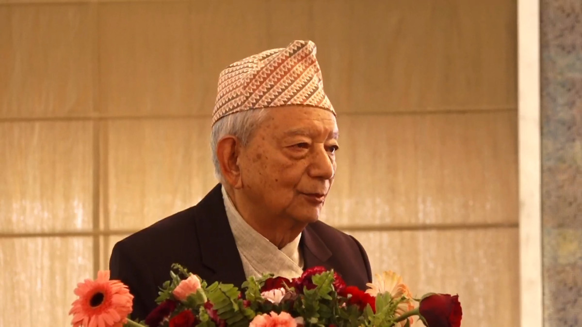 राष्ट्रिय मानव अधिकार आयोगका अध्यक्ष तपबहादुर मगरले मानव बेचविखन तथा ओसारपसारसम्बन्धी मुद्दाहरू अदालतबाट छिटो फैसला हुनुपर्ने बताउनुभएको छ । सोमवार आयोगले तयार पारेको मानव बेचविखन विरुद्धको अधिकारसम्बन्धी राष्ट्रिय प्रतिवेदन सार्वजानिक गर्दै उहाँले मुद्दाको फैसला छिटो हुँदा पीडितले राहत पाउने बताउनुभएको हो । उहाँले अधिकांश मद्धाहरुमा अदालत न्याय निरुपण हुन ढिलाई हुने गरेको गुनासो बढेको बताउनु भयो । उहाँले छिटो न्याय सुनिश्चित गर्न कानुनी प्रक्रिया सुधार गर्नुपर्नेमा जोड दिनुभयो । उहाँकाअनुसार वार्षिक रूपमा कम्तीमा ३५१ जना बेचविखनमा पर्ने गरेका छन् । उनीहरु सबैले अदालतमा मुद्दा दायर गरेपनि कतिको मुद्दा अझै टुंगोमा नपुगेको उहाँको भनाई छ । नेपालमा ७७ मध्ये ७० जिल्लाका नागरिक मानव बेचविखनबाट प्रभावित रहेको अध्यक्ष मगरले बताउनु भयो । विशेषगरी सिमान्तकृत र विपन्न वर्गका मानिसहरू बढी जोखिममा रहेको उहाँको भनाई छ । मानव बेचविखन तथा ओसारपसार नियन्त्रणको काम सरकारको भएको उहाँले बताउनु भयो । तर सरकारले प्रभावकारी रुपमा काम गर्न नसकेको उहाँको भनाई छ । अध्यक्ष मगरले सरकारलाई आयोगको सिफारिस कार्यान्वयन गर्न आग्रह गर्नुभयो । उहाँले आयोगले गरेका सिफारिसहरु कार्यान्वयन नगरेसम्म समस्या समाधान नहुने बताउनु भयो । सरकारबाट प्रयास भइरहेको दाबी गरिएपनि आयोगका सुझाव कार्यान्वयनमा कमजोरी रहेको उहाँको भनाई छ । उहाँले मानव तस्करहरूले विशेषगरी महिला तथा बालबालिकालाई झुटा प्रलोभनमा पारेर बेचविखन गरिरहेको उल्लेख गर्नुभयो । यसलाई तत्काल रोक्नुपर्ने आवश्यकता रहेको उहाँको भनाई छ । यसको लागि सरकारले आर्थिक सुधार, रोजगारी सिर्जना र जनचेतना अभिवृद्धिमा केन्द्रित हुनुपर्नेमा जोड दिनुभयो । उहाँले भन्नुभयो, ‘मानव बेचविखन तथा ओसारपसार गम्भिर अपराध हो । यसलाई नियन्त्रण गर्ने काम सरकारको नै हो । मानव बेचविखनको विरुद्धमा गर्ने कामहरुको हामीले सिफारिस गरेका छौँ, सरकारले त्यसलाई कार्यन्वयन गर्नुप¥यो । सरकारले आफ्नो तर्फबाट काम गरेको छोँ भनिरहेको छ तरपनि आयोगले दिएका सुझाव तथा प्रतिवेदनहरु कार्यन्वयन हुनुपर्छ । आयोगका सिफारिसहरुलाई कार्यन्वयन नगरेसम्म मानव बेचविखन न्युनिकरण हुँदैन । तस्करहरुले महिला तथा बालबालिकाहरुलाई फकाएर बेचविखन गरिहरकेका छन् । यो रोकिनुपर्छ । धेरै संघसंस्थाहरु सिमानाकामा बसेर तस्करी नियन्त्रण गरिरहेका छन्, ती संस्थाहरु पनि अझै सक्रिय भएर लाग्नुपर्छ । प्रहरीले पनि मानव बेचविखन तथा ओसारपसार नियन्त्रणको लागी काम गरिरहेको छ, तथापी पनि बेचविखन बढिरहेको छ । हाम्रो समाजमा भएको आर्थिक कमजोरीका कारण यी घटनाहरु भईरहेका छन् । धेरै काम पाईन्छ, धेरै पैसा पाईन्छ भन्ने प्रलोभनमा पारेर बेचविखन भईरहेको छ । अब आर्थिक सुधार हुनुपर्छ । सरकारले त्यसमा ध्यान दिनुपर्छ । खास गरेर सिमान्तकृत, विपन्न वर्गका मान्छेहरु बेचविखनमा परेका छन् । उनीहरुको आर्थिक सुधारको लागी सरकारले काम गर्नु आवश्यक छ । साथै उनीहरुलाई सचेतना पनि दिनुपर्छ । रोजगारी सिर्जना गर्न सकियो भने पनि बेचविखनलाई न्युनिकरण गर्न सकिन्छ, नेपालमा रोजगारी सिर्जना भएपछि बाहिर जानुपर्ने बाध्यता हुँदैन । ३५१ जना वार्षिक रुपमा बेचविखनमा परिरहेका छन् । ७७ जिल्लामध्ये ७० जिल्लाका बेचविखनमा परेका छन् । यसलाई हामीले नियन्त्रण गर्दै जानुपर्छ । बेचविखनमा परेका पिडितहरुले अदालतमा मुद्दा दायर गरेका छन्, तर त्यहाँबाट मुद्दाको निरुपन हुन ढिलो भईरहेको छ । अदालतबाट हुने फैसलालाई पनि छिटो गराउने व्यवस्था गर्नुपर्छ, मुद्दाको फैसला छिटो हुँदा पिडितलाई पनि राहत हुन्छ ।’ उहाँले मानव बेचविखन रोकथाम तथा नियन्त्रणको लागी सीमाक्षेत्रमा संघसंस्थाहरूले काम गरिरह पनि अझ सक्रियता आवश्यक रहेको बताउनु भयो । आर्थिक कमजोरी नै बेचविखनको मुख्य कारण बनेको उल्लेख गर्दै उहाँले रोजगारी र आयआर्जनको अवसर अभावका कारण मानिसहरू प्रलोभनमा परिरहेको बताउनु भयो । आयोगले सोमवार मानव बेचविखन विरुद्धको अधिकारसम्बन्धी राष्ट्रिय प्रतिवेदन, २०८२ सार्वजानिक गरेको हो । प्रतिवेदनमा मानव बेचनिखनका प्रक्रिया, त्यसको कारण र रोकथामका लागी सरकारले गर्नुपर्ने सुझावहरु उल्लेख छ । प्रतिवेदनअनुसार सबैभन्दा बढी वालबालिकाहरु बेचविखनमा परेका छन् । रोजगारिको प्रभोलनमा पारि नेपालीहरुलाई विदेशमा लगेर अवैध कल सेन्टरमा काम लगाउने, महिलाहरुको डिम्ब तस्करी गर्ने तथा रात्रिकालिन व्यवसायमा लगाउने गरेको पाईएको प्रतिवेदनमा उल्लेख छ । यस्तै लामा पठाउने नाममा बालकहरुको तस्करी हुने गरेको समेत प्रतिवेदनमा उल्लेख छ । पछिल्लो समय चिनियाँहरुसंग विवाह गर्ने प्रलोभनमा पनि धेरै नेपालीहरु बेचबिखनमा परको अयोगले जनाएको छ । आयोगका अनुसार परम्पारगतसंगै मानव बेचविखनका नयाँ आयामहरु समेत देखिएका छन् ।