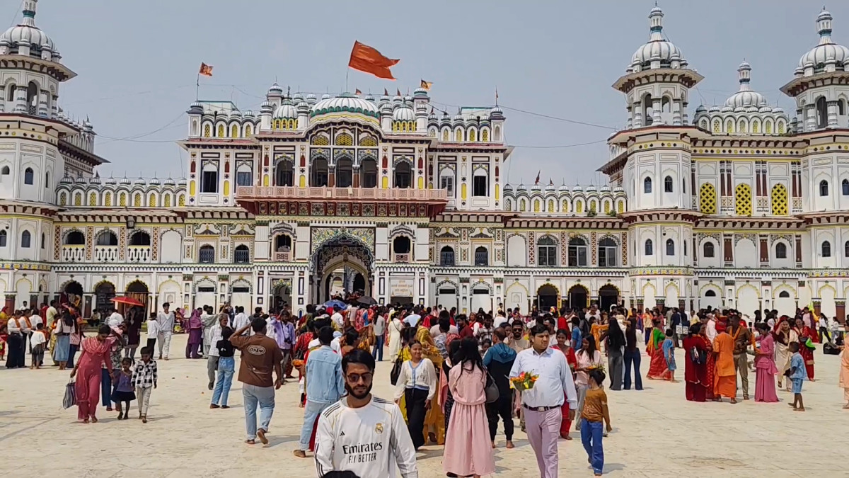 नयाँ वर्षमा जनकपुरधाममा श्रद्धालु भक्तजनहरूको उल्लेखनीय भीड