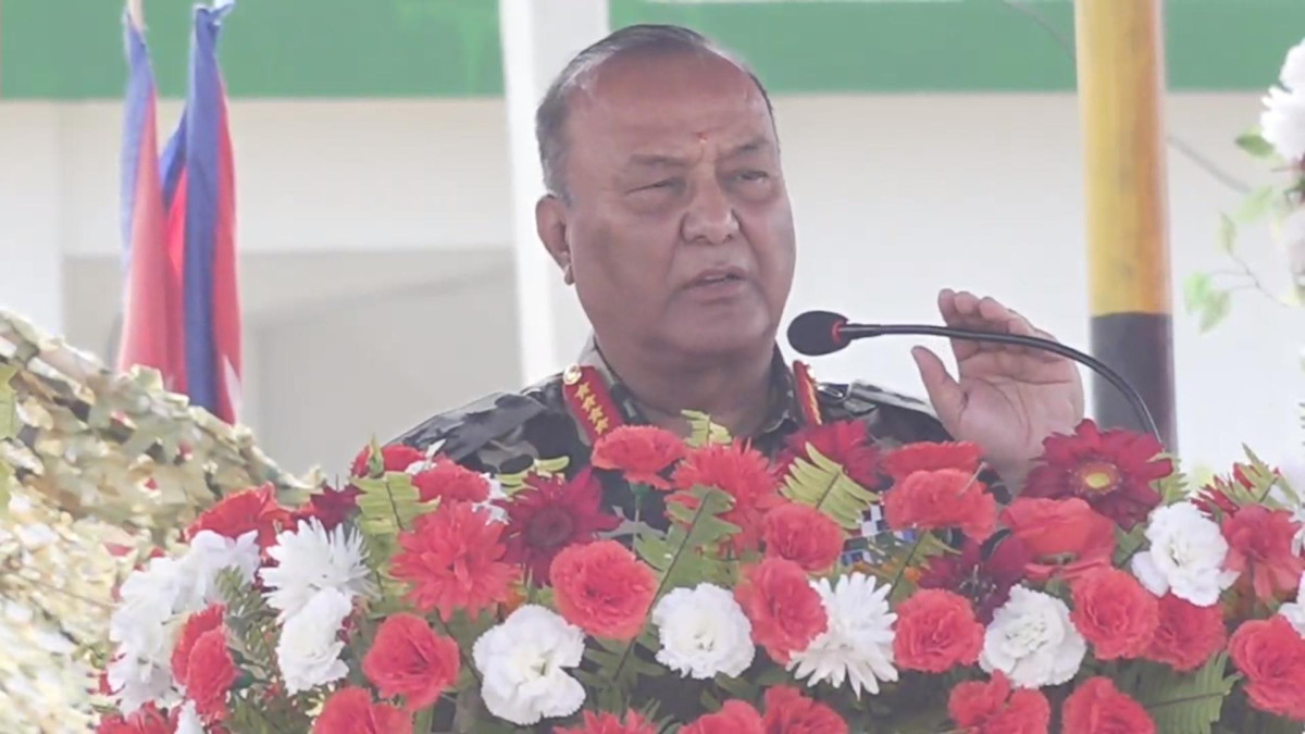 प्रधानसेनापति अशोकराज सिग्देलले अवकाश प्राप्त सैनिकहरू समाजका उर्जा र आदर्श भएको बताउनुभएको छ । महोत्तरीको बर्दिवासस्थित मध्य पृतना हेडक्वार्टरमा आयोजित ‘भूतपूर्व सैनिक भेटघाट तथा पुनर्मिलन कार्यक्रम’ लाई सम्बोधन गर्दै प्रधानसेनापति सिग्देलले सेनाको संस्थागत हित र राष्ट्रको सार्वभौमिकता रक्षार्थ अवकाश प्राप्त सैनिकहरूले पु¥याएको योगदान अविष्मरणीय रहेको बताउनुभएको हो । नेपाली सेनाका अवकाश प्राप्त सकल दर्जालाई समाजमा एक जिम्मेवार, अनुशासित र मर्यादित नागरिकको रूपमा प्रश्तुत हुँदै स्थानीय स्तरमा उत्पादनशील र उद्यमी बन्न आग्रह गर्नुभयो । नेपाली सेनाको कल्याणकारी कोषका सुविधाहरूलाई विकेन्द्रिकृत, पारदर्शी र परिणाममुखी बनाउँदै लैजाने प्रतिवद्धता व्यक्त गर्दै उहाँले शिक्षा, स्वास्थ्य, स्वरोजगार र सीप विकासका क्षेत्रमा हिताधिकारीहरूको पहुँच विस्तार भइरहेको जानकारी दिनुभयो । प्रधानसेनापति सिग्देलले देशको आन्तरिक सुरक्षा, विकास निर्माण, विपद् व्यवस्थापन र अन्तर्राष्ट्रिय शान्ति स्थापनामा नेपाली सेनाले खेलेको भुमिकाले संस्थालाई विश्वमै विश्वसनीय र सम्मानित बनाएको बताउनु भयो । हालै सम्पन्न आम निर्वाचनलाई सुरक्षित र निष्पक्ष रूपमा सम्पन्न गराउन सेनाले देखाएको कार्यकुशलताको समेत उहाँले प्रशंसा गर्नुभयो । स्थानीयस्तरमै सृजनशील र उद्यमी बन्न आग्रह गर्दै उहाँले कल्याणकारी कार्यमा दिगो नतिजा प्राप्त गर्न अवकाश प्राप्त सैनिकहरूको सुझाव र सहकार्य अपरिहार्य रहेको बताउनु भयो । प्रधानसेनापति सिग्देलले भन्नुभयो, ‘यहाँहरूले भर्खरै प्रदर्शन गर्नुभएको उत्साहपूर्ण र खुशीको मार्च पासले आज पनि यहाँहरूको अनुशासन, सैनिक जोश र राष्ट्र प्रतिको प्रतिवद्धता जीवितै रहेको अनुभूति यहाँहरूका आँखामा झल्किरहेको छ । यहाँहरूको उत्साहपूर्ण उपस्थितिबाट हामी सम्पूर्ण सेवारत सैनिकहरू उर्जावान भएका छौँ । यहाँहरू बीच हुने भेटघाट तथा पुनर्मिलनले भावनात्मक सम्बन्ध र सामूहिकताको विस्तार हुनुको साथै सेवामा रहदाका विभिन्न स्मरणीय क्षणहरूको बारेमा एक आपसमा कुराकानी हुँदा पक्कै पनि सेवाकालीन विगतको रमाइलो याद र अनुभवको पुनः स्मरण भएकै हुनुपर्दछ । नेपाली सेनाले नेपालको स्वतन्त्रता, सार्वभौमसत्ता, भौगोलिक अखण्डता, स्वाधिनता र राष्ट्रिय एकतालाई अक्षुण्ण राख्न राष्ट्रकीकरणको इतिहास देखि नै अतुलनीय योगदान पु¥याउँदै आएको व्यहोरा हामी सबैलाई विदितै छ । तसर्थ हाम्रा वीर पुर्खाहरूले गर्नुभएको बलिदानलाई स्मरण गर्दै यस संस्थालाई वर्तमान र भविष्यका चुनौतीहरूलाई सामना गर्न सक्ने सक्षम संस्थाको रूपमा थप विकास गर्दै भावी पुस्तामा हस्तान्तरण गर्ने दायित्व हामी सबैको साझा भएको तथ्य पनि यहाँहरूलाई स्मरण गराउन चाहन्छु । देशको सार्वभौमिकताको रक्षार्थ नेपाली सेनाले वहन गरेको भूमिका लगायत आन्तरिक सुरक्षा, विकास निर्माण, विपद् व्यवस्थापन तथा अन्तर्राष्ट्रिय शान्ति स्थापना कार्यमा गरेको योगदानले आज नेपाली सेनालाई स्वदेश र विदेशमा एक विश्वसनीय र सम्मानित संस्थाको रूपमा स्थापित गरेको छ भने विश्व सामु नेपाल र नेपालीको शीर उच्च राख्न समेत उल्लेखनीय योगदान दिएको छ । हालै सम्पन्न आम निर्वाचनलाई सुरक्षित र भयरहित वातावरणमा सम्पन्न गराउन नेपाली सेनाले नेपालका अन्य सुरक्षा निकाय तथा निर्वाचन आयोगसँगको सहकार्यमा देखाएको उच्च पेशागत दक्षता, निष्पक्षता, व्यवसायिक चरित्र एवं कार्यकुशलता प्रशंसा योग्य रहेको छ । नेपाली सेनाको कल्याणकारी कोषले विस्तार गरिरहेको भूतपूर्व सैनिक संजालमा यहाँहरूलाई अनुशासित र व्यवस्थित तवरले आवद्ध रहन आग्रह गर्दछु। बहुजन हिताय, बहुजन सुखाय भन्ने आदर्श वाक्यलाई मनन गर्दै नेपाली सेनामा विद्यमान कल्याणकारी सुविधाहरू विकेन्द्रिकृत, पारदर्शी एवं परिणाममुखी र आत्मनिर्भर बनाउँदै हिताधिकारीहरूको जीवन स्तरमा सुधार ल्याउन शिक्षा, स्वास्थ्य, स्वरोजगार तथा सीप विकास लगायतका क्षेत्रहरूमा यहाँहरूको अधिकतम पहुँच विस्तार गर्दै लैजाने प्रयास जारी छ । कल्याणकारी कार्य विवरणमुखी भन्दा पनि परिणाममुखी, आत्मनिर्भर र आयमूलक कार्यक्रम संचालन गर्न आवश्यक देखिएको छ । सेवा सुविधा बढ्दै जाओस् भन्ने सबैको चाहना हुन्छ र नेपाली सेनाले पनि यसमा आफैले हुन्छ वा सरकारसँग सहयोग लिएर हुन्छ हर सम्भव प्रयास गरिरहेकै छ । सैनिक व्यक्ति सेवामा रहँदा मात्र नभई अवकाश पश्चात समेत सदैव एक जिम्मेवार, अनुशासित र मर्यादित नागरिकको रूपमा समाजमा प्रतुत हुन आवश्यक छ । तसर्थ यसै अवसरमा म यहाँहरू सबैलाई स्थानीय स्तरमै उत्पादनशील, सृजनशील र उद्यमी बन्न आग्रह गर्दछु । नेपाली सेनाको संस्थागत प्रयास र यहाँहरूको सुझाव, समन्वय, सहकार्यबाट मात्र कल्याणकारी कार्यमा दिगो नतिजा प्राप्त गर्न सम्भव हुन्छ ।’ सम्मेलनमा मध्य पृतना अन्तर्गतका विभिन्न जिल्लाबाट आएका अवकाश प्राप्त सैनिक तथा उनीहरूका परिवारजनको उल्लेख्य उपस्थिति रहेको थियो । यस वर्षको सम्मेलन ‘भूतपूर्व सैनिक सम्मेलनको प्रण, पुनर्मिलन, हिताधिकारीको कल्याण र कोषको दिगोपन’ भन्ने मूल नाराका साथ आयोजना गरिएको हो ।