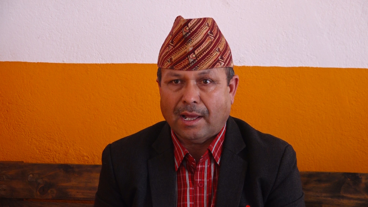 नेपाल राष्ट्रिय व्यवसायी महासंघले अर्थमन्त्री डा. स्वर्णिम वाग्लेलाई भेटेर उद्योगी व्यवसायीका समस्याप्रति संवेदनशिल हुन आग्रह गरेको छ । मुलुकको वर्तमान आर्थिक शिथिलता र साना तथा मझौला व्यवसायीले भोग्नुपरेका समस्याबारे महासंघले अर्थमन्त्री वाग्लेलाई भेटेर ध्यानाकर्षण गराएको हो । महासंघका संस्थापक अध्यक्ष नरेश कटुवालले वर्तमान व्यापारिक अवस्था निकै नाजुक रहेकोबारे अर्थमन्त्रीलाई भेटेर जानकारी गराएको बताउनु भयो । उहाँकाअनुसार अहिले व्यापार व्यवसाय उक्सिने स्थितिमा छैन । यद्यपी नयाँ सरकार बनेपछि व्यवसायीहरूमा एउटा आशाको किरण भने जागेको छ । अहिलेको स्थिति उत्साहजनक नभए पनि सामान्य जीविकोपार्जन मात्र चलिरहेको उहाँको भनाइ छ । कटुवालकाअनुसार देशभरका व्यवसायीहरूलाई खड्किएको एमआरपीको विषयमा अर्थमन्त्री वाग्लेसँग छलफल भएको छ । हाल मौज्दात रहेको स्टक र उत्पादित वस्तुहरूमा उपभोक्तालाई सहज हुनेगरी कसरी एमआरपी व्यवस्थापन गर्ने भन्नेमा महासंघले सुझाव दिएको कटुवालले जानकारी दिनुभयो । उहाँकाअनुसार महासंघले स्थानीय सरकारलाई सुम्पिएको घरभाडा नीति स्पष्ट नभएको भन्दै महासंघले सहर र गाउँको वर्गीकरण गरी ‘स्क्वायर फिट’का आधारमा वैज्ञानिक घरभाडा लागू गर्न अर्थमन्त्रीलाई भनेको छ । त्यस्तै, बैंक तथा वित्तीय क्षेत्रमा रहेको तरलतालाई साना व्यवसायीसम्म पु¥याउन ३ प्रतिशत ब्याजदरमा बिना धितो कर्जा उपलब्ध गराउने व्यवस्था गर्न माग गरिएको छ भने भन्सार नाकाहरूमा तयारी मालवस्तु आयात गर्दा हुने झन्झटिलो प्रक्रिया र दररेटका समस्याहरूलाई समाधान गरी आयात–निर्यातलाई सहज बनाउन ध्यानाकर्षण गराइएको छ । संस्थापक अध्यक्ष कटुवालले भन्नुभयो–‘समग्रमा भन्नुपर्दा अहिले व्यापार–व्यवसायको अवस्था एकदमै नाजुक छ । अहिले नै व्यवसाय ह्वात्तै उक्सिने स्थिति नभए पनि हामी एउटा परिवर्तनको मोडमा छौँ । हामी व्यवसायीहरूमा एउटा आशाको किरण भने पलाएको छ । व्यापार उत्साहजनक नभए पनि सामान्य रूपमा जीविकोपार्जन भने अगाडि बढिरहेकै छ । नेपाल राष्ट्रिय व्यवसायी महासंघले स्थापनाकालदेखि नै देशभरका उद्योगी, विशेष गरी सटर व्यवसायी र साना घरेलु उद्योगीहरूलाई समेटेर उनीहरूका समस्या सरकारका विभिन्न तहमा उठाउँदै आएको छ । तर विगतका सरकारहरूले यी आन्तरिक समस्यालाई कहिल्यै गम्भीरतापूर्वक आत्मसात गरेनन् । हामीले किसानका मुद्दा, साना उद्योगीका समस्या, भन्सार यार्डका झन्झट, भन्सार दररेट र आयात–निर्यातका कुरालाई सधैँ प्राथमिकतामा राख्यौँ, तर तत्कालीन सरकारहरूले यसमा ध्यान दिएनन् । हाम्रो महासंघको टोलीले अर्थमन्त्री डा. स्वर्णिम वाग्लेज्यूसँग भेटघाट ग¥यौँ । हामीले विगतमा जस्तै हाम्रा माग र ज्ञापनपत्र बुझायौँ । यसपटक अर्थमन्त्रीबाट निकै सकारात्मक प्रतिक्रिया पाएका छौँ । उहाँले आगामी बजेटमा साना तथा मझौला व्यवसायीका समस्यालाई सम्बोधन गर्ने र बिनाझन्झट काम गर्ने वातावरण निर्माण गर्ने प्रतिबद्धता जनाउनुभएको छ । हामीले मुख्य रूपमा अहिले खड्किएको ’एमआरपी’ (अधिकतम खुद्रा मूल्य) को विषय उठाएका छौँ । हाम्रो आशय एमआरपी नै लगाउनु हुँदैन भन्ने होइन, तर हाल हामीसँग भएको स्टक र उत्पादनलाई कसरी व्यवस्थापन गर्ने र उपभोक्तालाई कसरी सहज ढंगले वस्तु उपलब्ध गराउने भन्नेमा गम्भीर छलफल भएको छ । त्यस्तै, भन्सार नाकाहरूबाट तयारी मालवस्तु आयात गर्दा हुने झन्झटिलो प्रक्रिया र त्यहाँको अव्यवस्थालाई सुधार्न पनि हामीले सुझाव दिएका छौँ । अर्को महत्वपूर्ण मुद्दा ‘वैज्ञानिक घरभाडा’ को हो । अहिले घरभाडाको विषयलाई सामान्य रूपमा हेरेर स्थानीय सरकारको जिम्मा मात्र छोडिएको छ । हामीले सहर र गाउँको वर्गीकरण गरी स्क्वायर फिटका आधारमा वैज्ञानिक रूपमा घरभाडा लागू हुनुपर्छ भन्ने माग राखेका छौँ । बैंकिङ क्षेत्रमा रहेको तरलतालाई साना उद्योगीहरूसम्म पु¥याउन बिनाधितो ३ प्रतिशतको हाराहारीमा सहुलियतपूर्ण कर्जा व्यवस्थापन गर्नुपर्ने कुरा पनि हामीले जोडदार रूपमा उठाएका छौँ । अर्थमन्त्रीसँगको यो करिब ५० मिनेट लामो छलफल निकै फलदायी रह्यो । साना व्यवसायीलाई यति धेरै महत्व दिएर बुझ्न खोजिएको यो सम्भवतः पहिलो पटक हो ।’ पञ्चायतकालदेखि नै केही सीमित संगठनहरूको मात्रै अर्थतन्त्र सम्बन्धी सुझाव समितिहरूमा वर्चस्व रहेको भन्दै महासंघले अब साना व्यवसायीका संस्थाहरूलाई पनि समावेश गर्न माग गरेको छ । यस विषयमा अर्थमन्त्रीले अब त्यस्तो नहुने बताउनुभएको र सबैलाई सहभागी गराइने भन्दै सकारात्मक प्रतिक्रिया दिनुभएको कटुवालले जानकारी दिनुभयो । महासंघको टोलीले अर्थ मन्त्रालय पुगेर अर्थमन्त्री डा. वाग्लेसँग करिव एकघण्टा लामो घनिभुत छलफल गरेको थियो । विगतका सरकारहरूले साना व्यवसायी र सटर व्यवसायीका मुद्दालाई उपेक्षा गरेको गुनासो गर्दै कटुवालले यसपटकको भेट सकारात्मक रहेको बताउनु भयो । उहाँका अनुसार अर्थमन्त्रीले आगामी बजेटमार्फत साना तथा मझौला उद्योगीका समस्या सम्बोधन गर्ने र काम गर्ने सहज वातावरण निर्माण गर्ने आश्वासन दिनुभएको छ ।