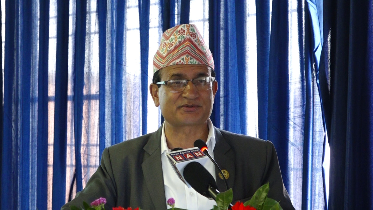 वागमती प्रदेशका कृषि तथा पशुपंक्षी विकासमन्त्री मधुसुदन पौडेलले कृषि तथा पुष्प व्यवसायको प्रवर्द्धन गर्न आयातमा कडाई गर्नुपर्ने बताउनुभएको छ । राष्ट्रिय फलफूल विकास केन्द्रले आयोजना गरेको १६ औँ वागवानी कार्यशाला गोष्ठीमा उहाँले केन्द्रिय सरकारले कृषि तथा पुष्पजन्य वस्तुको आयातमा कडाई गर्ने नीति लिनुपर्ने बताउनुभएको हो । हाल कृषि तथा पुष्प व्यवसाय घट्दो अवस्थामा रहेको भन्दै उहाँले यसलाई पुनर्जीवित गर्न विदेशी वस्तुको आयातमा नियन्त्रण आवश्यक रहेको बताउनु भयो । उहाँले कृषि उपज, फलफूल तथा पुष्पजन्य वस्तु बाहिरबाट आउँदा नेपालका किसान समस्यामा परेको बताउनु भयो । आयातमा कडाईको लागि प्रदेश सरकारले संघीय सरकारसंग लविङ गरिरहेको उहाँले जानकारी दिनुभयो । नेपाली किसानको संरक्षणका लागि सरकारले कडा नीति लिनुपर्ने उहाँको भनाई छ । उहाँले कृषि तथा कृषि तथा पुष्पजन्य व्यवसाय प्रवद्र्धनको लागि तीन वटै तहका सरकारको समन्वय आवश्यक रहेको पनि बताउनु भयो । प्रदेश सरकारले मात्रै यसको प्रवद्र्धन गर्न नसक्ने उहाँको भनाई छ । तरपनि प्रदेशभित्र रहेको कृषि तथा पुष्प व्यवसायलाई प्रदेश सरकारले विशेष प्राथमिकतामा दिएर बजेट विनियोजन गरेको जानकारी दिनुभयो । यस क्षेत्रमा अनुसन्धान विस्तार गर्न प्रदेश सरकारले आगामी आर्थिक वर्षमा अझै प्राथमिकतामा राखेर बजेट विनियोजन गर्ने उहाँको भनाई छ । उहाँले रोजगारी सिर्जनाका लागि पुष्प तथा कृषि क्षेत्र महत्वपूर्ण रहेको बताउनु भयो । युवाहरू वैदेशिक रोजगारीमा जानुपर्ने अवस्थालाई अन्त्य गर्न आन्तरिक अवसरको पहिचान र विकास आवश्यक रहेको उहाँको भनाई छ । रोजगारीको नयाँ क्षेत्र कृषि तथा पुष्प व्यवसाय हुने उहाँले बताउनु भयो । उहाँले भन्नुभयो, ‘नेपालजस्तै जैविक विविधता भएको मुलुकमा हामीले संसारलाई वितरण गर्न सक्ने फुल व्यवसाय, अन्न व्यवसायको बीउको खानी हुनुपर्ने हो । संसारलाई पुग्ने बीउ हामीले वितरण गर्नसक्नुपर्ने हो, त्यति धेरै बहुआयामिक भएको विविधतायुक्त जलवायू हामीसंग छ । पुष्पको कुरा पनि त्यही हो । तर हामीले यसलाई कम महत्व दिएका छौँ, अब यसमा ध्यान दिन जरुरी छ । वागमती प्रदेश सरकारले पुष्प व्यवसायको अनुसन्धानको क्षेत्रलाई बढाउन बजेट राखेका छौँ, आगामी वर्षको बजेटमा हामीले यसलाई बढाउनेछौँ । यो क्षेत्रमा रोजगारी सिर्जना गर्ने सम्भवना हामीले अलि बढि देखेका छौँ । रोजगारीको लागी हाम्रा युवाहरु खाडीमा गएका छन्, तर हामीले हाम्रो देशभित्रै रोजगारी सिर्जना गर्ने अवसरहरुको पहिचान राम्रोसँग गर्न सकिरहेका छैनौ । रोजगारीको अवसर पहिचान गर्ने महत्वपूर्ण क्षेत्र पुष्प व्यवसाय हो । हाम्रो देशको कृषि व्यवसा, पुष्प व्यवसाय पछिल्लो समय घट्दो अवस्थामा छ । यो व्यवसायलाई प्रवद्र्धन गर्नको लागि केन्द्र सरकारले नै विदेशबाट आउने वस्तु नियन्त्रण गर्न कडा नीति लिनुपर्नेछ । यो भन्दै गर्दा विश्व व्यापारका कुरा आउला तर नेपाली किसानको रक्षाको लागी नेपाल सरकारले कडा नीति बनाउन आवश्यक छ ।’ मन्त्री पौडेलले नेपालजस्तो जैविक विविधताले भरिपूर्ण देशले बीउ, अन्न र पुष्प उत्पादनमा आत्मनिर्भर भई निर्यात गर्नसक्ने ठूलो सम्भावना रहेको बताउनु भयो । तर यसको पर्याप्त उपयोग हुन नसकेको उहाँको भनाई छ । संसारलाई पुग्ने बीउ उत्पादन गर्ने क्षमता भएपनि त्यसलाई प्राथमिकता दिन नसकेको उहाँले बताउनु भयो ।